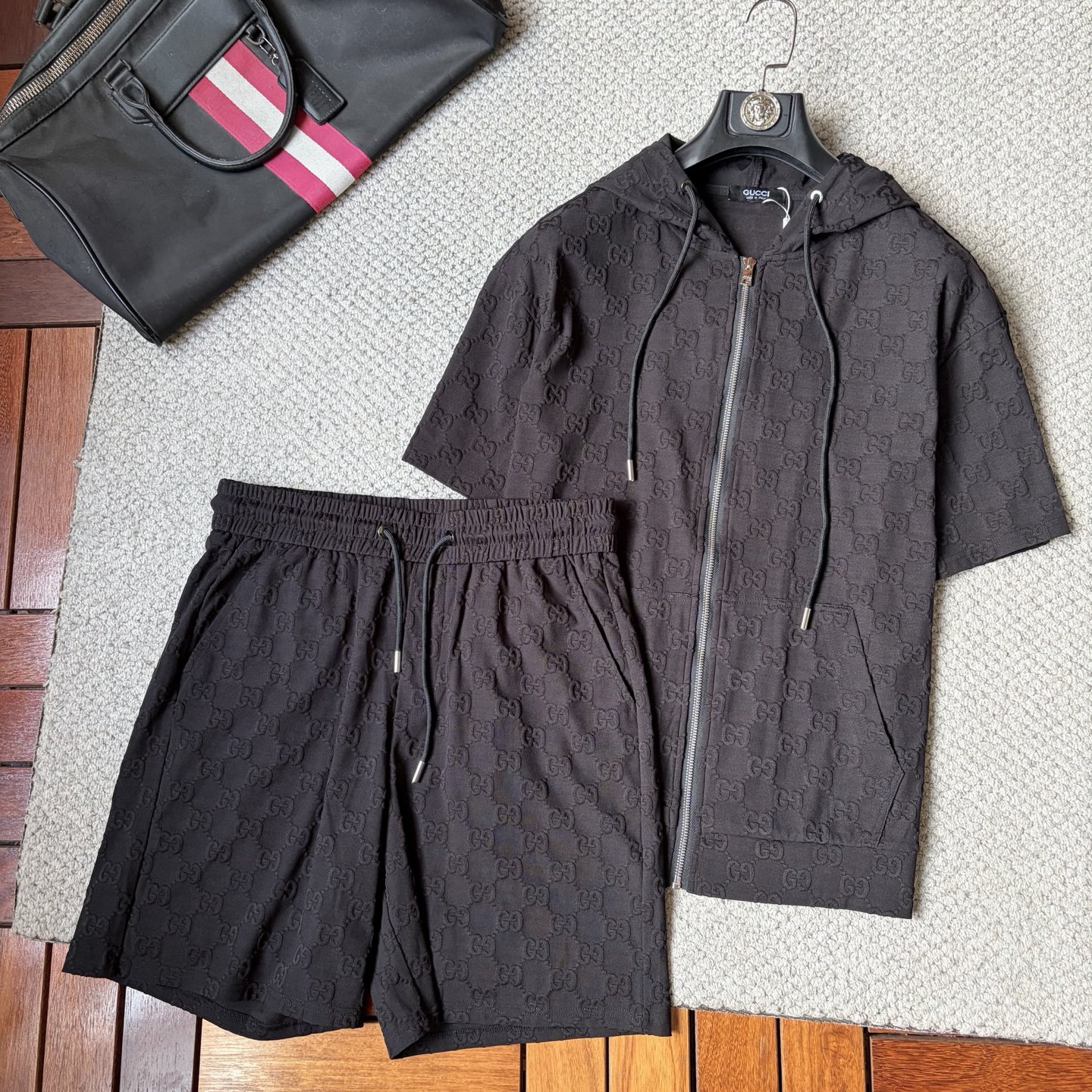 NO:937050,Gucci 2026 summer latest model, same style for men and women, classic design short-sleeved T-shirt and shorts suit, slightly expanded version, customized air layer fabric, soft to the touch, comfortable to wear, fine workmanship. The upper body effect is invincible and handsome, size M-3XL, shorts, T-shirt, tees, t-shirt,19860909古奇 2026夏季最新款,男女同款,经典设计短袖T恤短裤套装,微扩版型,定制空气层面料,手感柔软,穿着舒适,做工精细.上身效果无敌帅气,码数M-3XL,,shorts,T-shirt,tees，t-shirt,,Men's clothing