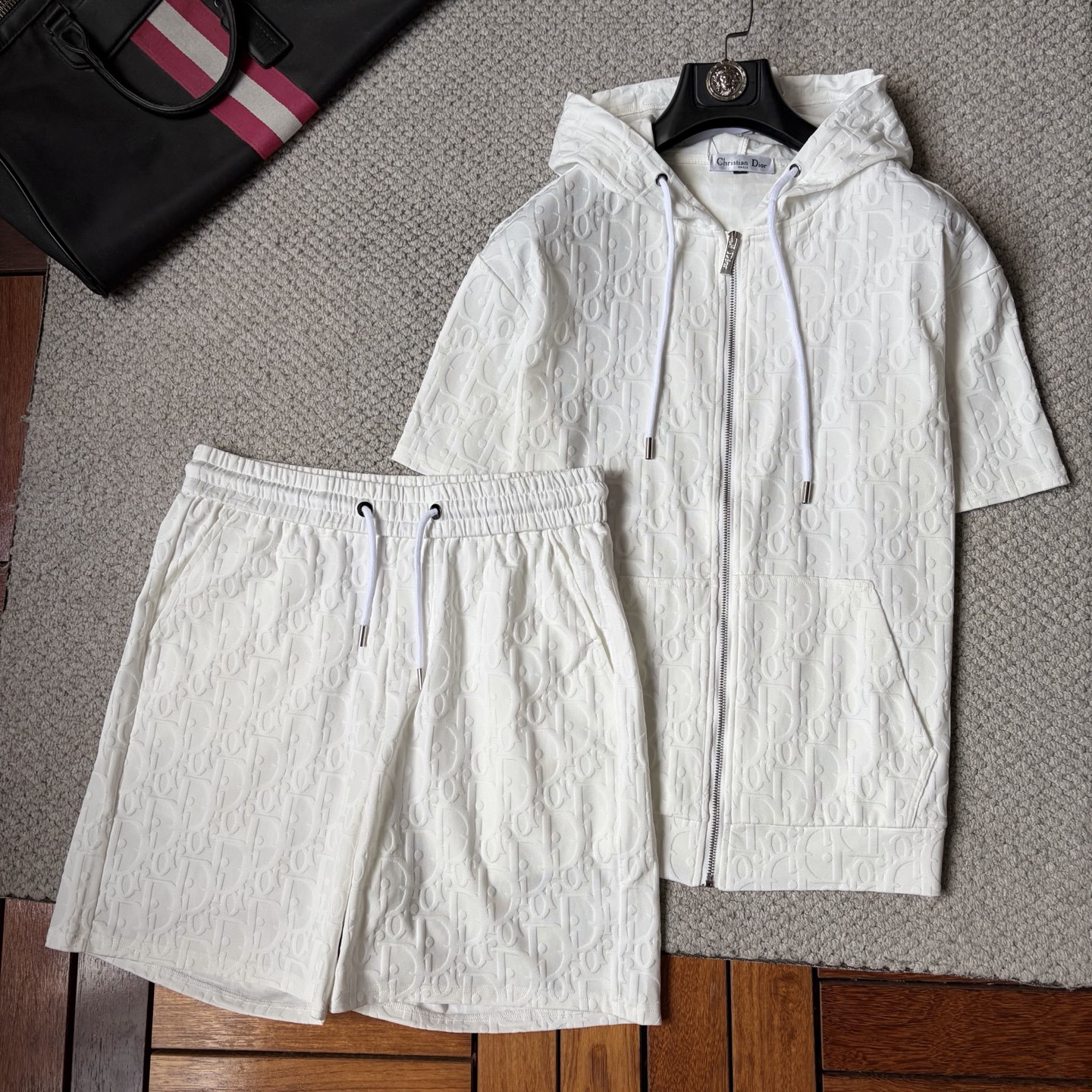 NO:937053,dr2026 latest summer style, same style for men and women, classic design short-sleeved T-shirt shorts suit, slightly expanded version, customized air layer fabric, soft to the touch, comfortable to wear, fine workmanship. The upper body effect is incomparably handsome, size M-3XL, shorts, T-shirt, tees, t-shirt,19860909dr2026夏季最新款,男女同款,经典设计短袖T恤短裤套装,微扩版型,定制空气层面料,手感柔软,穿着舒适,做工精细.上身效果无敌帅气,码数M-3XL,,shorts,T-shirt,tees，t-shirt,,Men's clothing