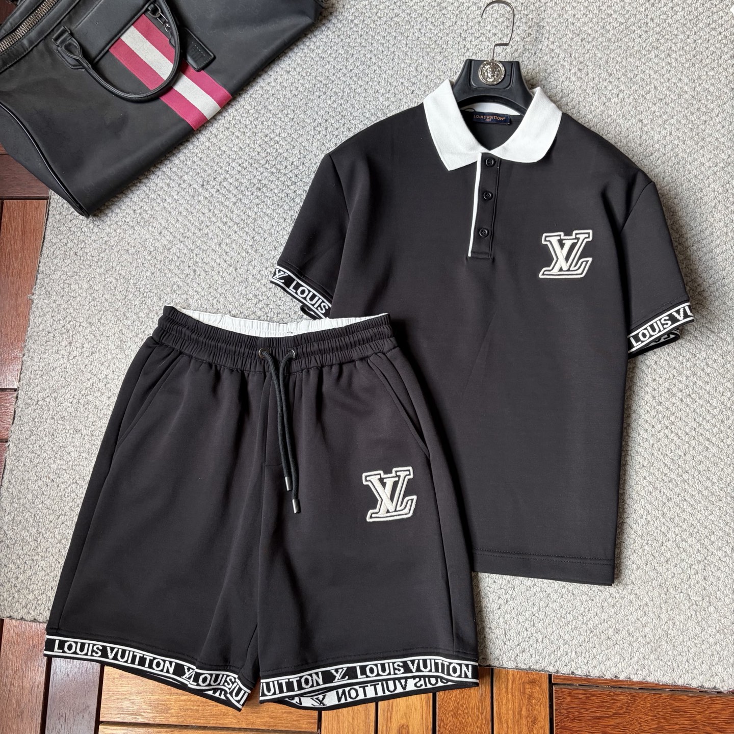 NO:937056,LV 2026 summer latest model, same style for men and women, classic design short-sleeved T-shirt shorts suit, slightly expanded version, customized air layer fabric, soft to the touch, comfortable to wear, fine workmanship. The upper body effect is invincible and handsome, size M-3XL,, louis vuitton, shorts, T-shirt, tees, t-shirt,19860909LV 2026夏季最新款,男女同款,经典设计短袖T恤短裤套装,微扩版型,定制空气层面料,手感柔软,穿着舒适,做工精细.上身效果无敌帅气,码数M-3XL,,louis vuitton,shorts,T-shirt,tees，t-shirt,,Men's clothing
