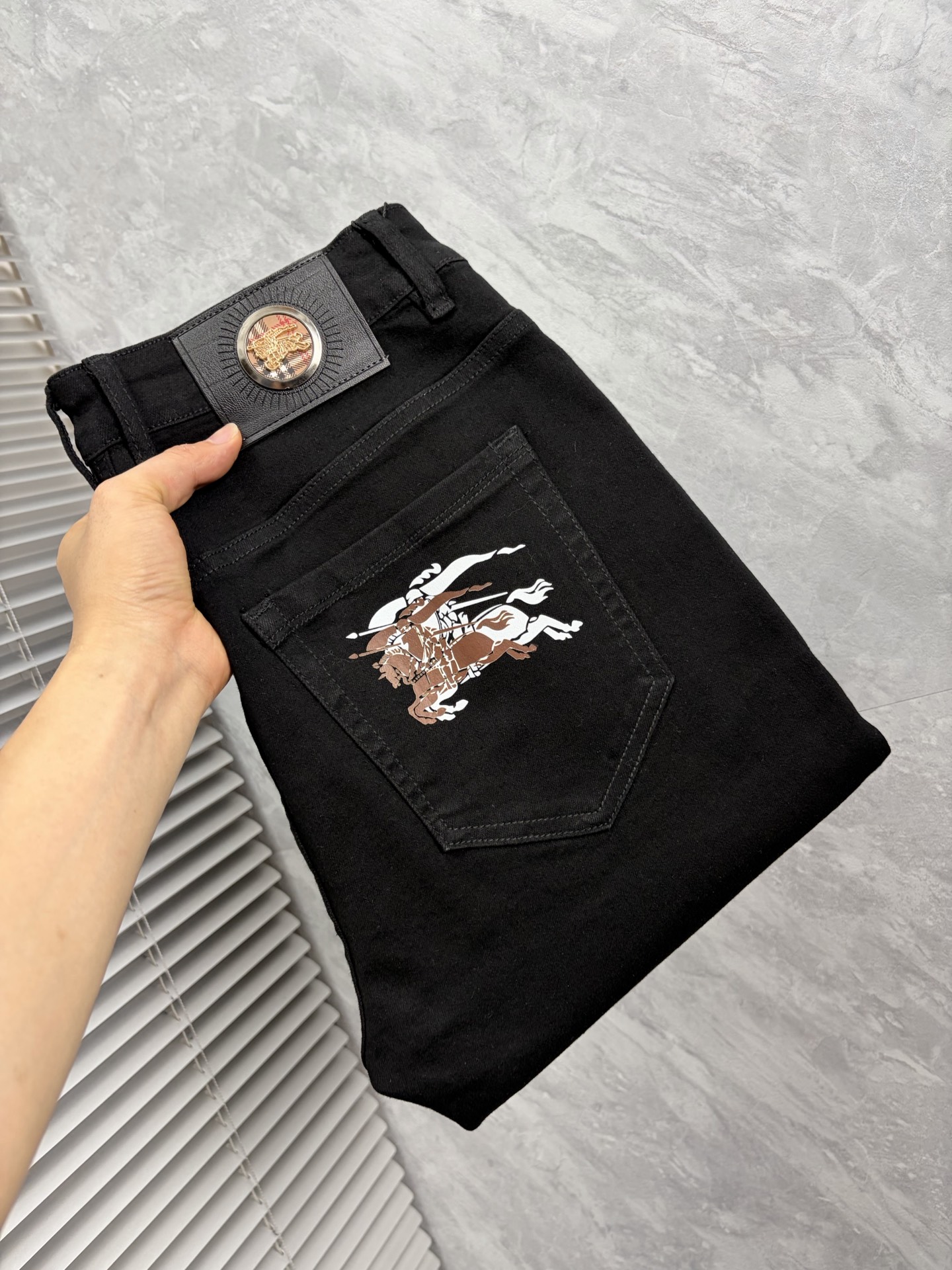NO:914105,Burberry men's denim jeans, official album and poster style!  High-grade imported denim raw color fabrics are supplied to customers, and the pure 13oz denim fabrics from Okayama, Japan are specially selected. Heavy-duty environmentally friendly plant enzyme washing process is used. The texture has a light retro color, which is quite beautiful and is very suitable for autumn and winter color matching. The fabric is soft and delicate after washing, but has strong bones and a slight stretch, providing an excellent comfortable experience. There is no damage from any technological elements throughout the body, retaining the purest tannin color!  The details throughout the body are perfect, exquisite and sophisticated. The latest leather label on the waist highlights the brand's characteristics. The hardware accessories, leather label and wiring all reflect the craftsmanship!  The silhouette is perfectly tailored and has excellent butt lift and slimming effect. It can be easily matched with any top in the wardrobe. It has wide compatibility and is suitable for various daily wear. The upper body is full of style. It is a must-have trousers for those who are obsessed with quality control and 1V!  Size 29-38 (not 35.37),,burberry,jeans,19860909巴宝莉 男士丹宁牛仔裤,官宣画册海报穿搭款！ 客供高级进口的丹宁原色面料,特选日本冈山纯正13oz 盎司牛仔布料,重磅环保植物酵素水洗工艺,肌理有着淡淡的复古色彩,相当漂亮,极符合秋冬的配色,面料经过水洗后柔软细腻,但筋骨感极强,且略带弹力,提供了绝佳的舒适体验,通身无任何工艺元素破坏,保留了最纯粹的丹宁本色！通身细节完美如斯,精湛且考究,最新的腰部皮标彰显了品牌特质,五金配件、皮标、走线无不体现出匠心工艺！版型剪裁完美,提臀修身效果绝佳,可轻松横扫衣橱任何的上装搭配,兼容性广泛,满足于日常各种穿搭,上身型款十足,于品质控及1V迷控者必入型裤装！ 尺码29—38（没35.37）,,burberry,jeans,,Men's clothing