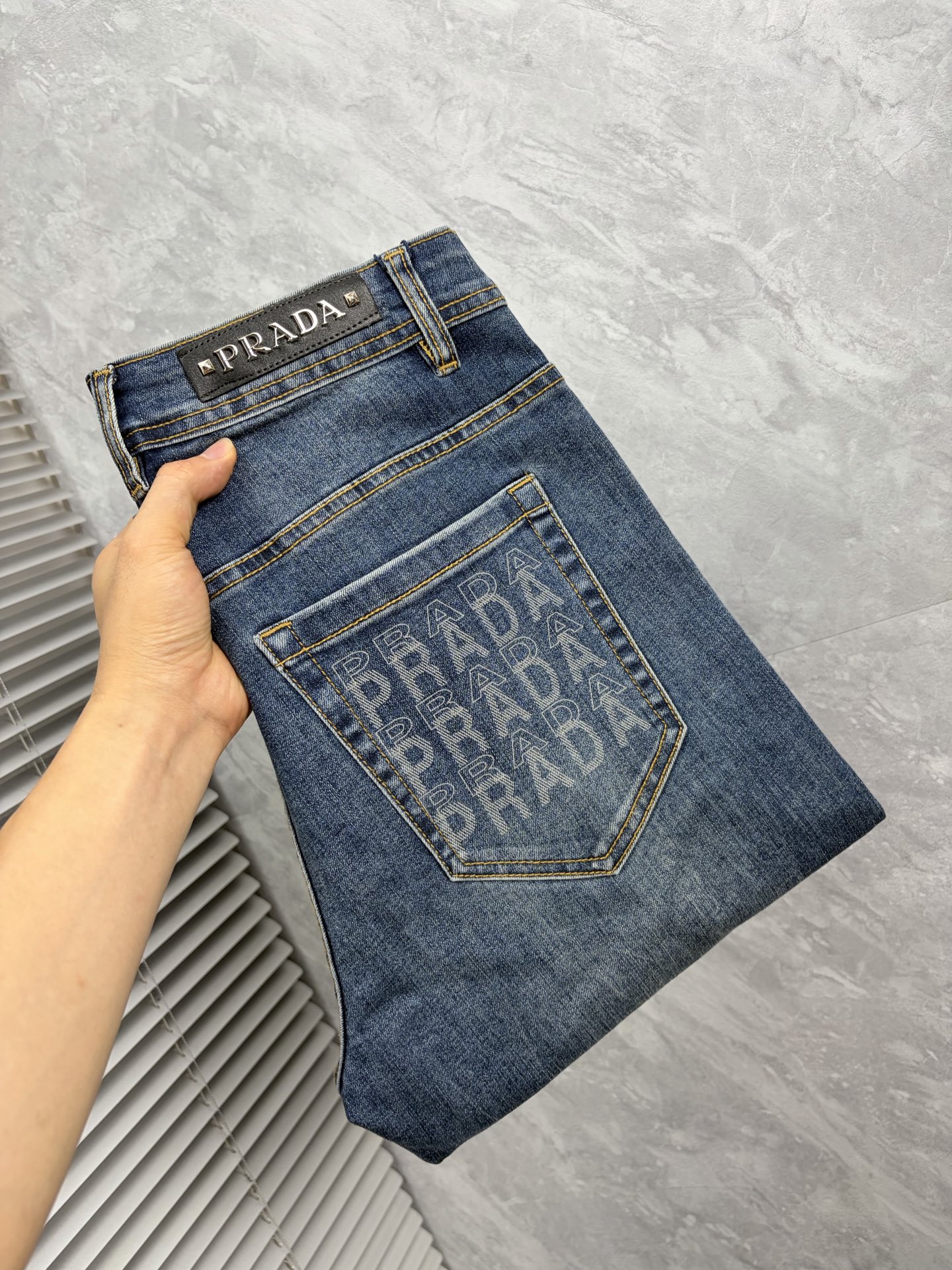NO:914106,Prada men's denim jeans, official album and poster style!  High-grade imported denim raw color fabrics are supplied to customers, and the pure 13oz denim fabrics from Okayama, Japan are specially selected. Heavy-duty environmentally friendly plant enzyme washing process is used. The texture has a light retro color, which is quite beautiful and is very suitable for autumn and winter color matching. The fabric is soft and delicate after washing, but has strong bones and a slight stretch, providing an excellent comfortable experience. There is no damage from any technological elements throughout the body, retaining the purest tannin color!  The details throughout the body are perfect, exquisite and sophisticated. The latest leather label on the waist highlights the brand's characteristics. The hardware accessories, leather label and wiring all reflect the craftsmanship!  The silhouette is perfectly tailored and has excellent butt lift and slimming effect. It can be easily matched with any top in the wardrobe. It has wide compatibility and is suitable for various daily wear. The upper body is full of style. It is a must-have trousers for those who are obsessed with quality control and 1V!  Size 29-38 (not 35.37),,prada,jeans,19860909普拉达 男士丹宁牛仔裤,官宣画册海报穿搭款！ 客供高级进口的丹宁原色面料,特选日本冈山纯正13oz 盎司牛仔布料,重磅环保植物酵素水洗工艺,肌理有着淡淡的复古色彩,相当漂亮,极符合秋冬的配色,面料经过水洗后柔软细腻,但筋骨感极强,且略带弹力,提供了绝佳的舒适体验,通身无任何工艺元素破坏,保留了最纯粹的丹宁本色！通身细节完美如斯,精湛且考究,最新的腰部皮标彰显了品牌特质,五金配件、皮标、走线无不体现出匠心工艺！版型剪裁完美,提臀修身效果绝佳,可轻松横扫衣橱任何的上装搭配,兼容性广泛,满足于日常各种穿搭,上身型款十足,于品质控及1V迷控者必入型裤装！ 尺码29—38（没35.37）,,prada,jeans,,Men's clothing