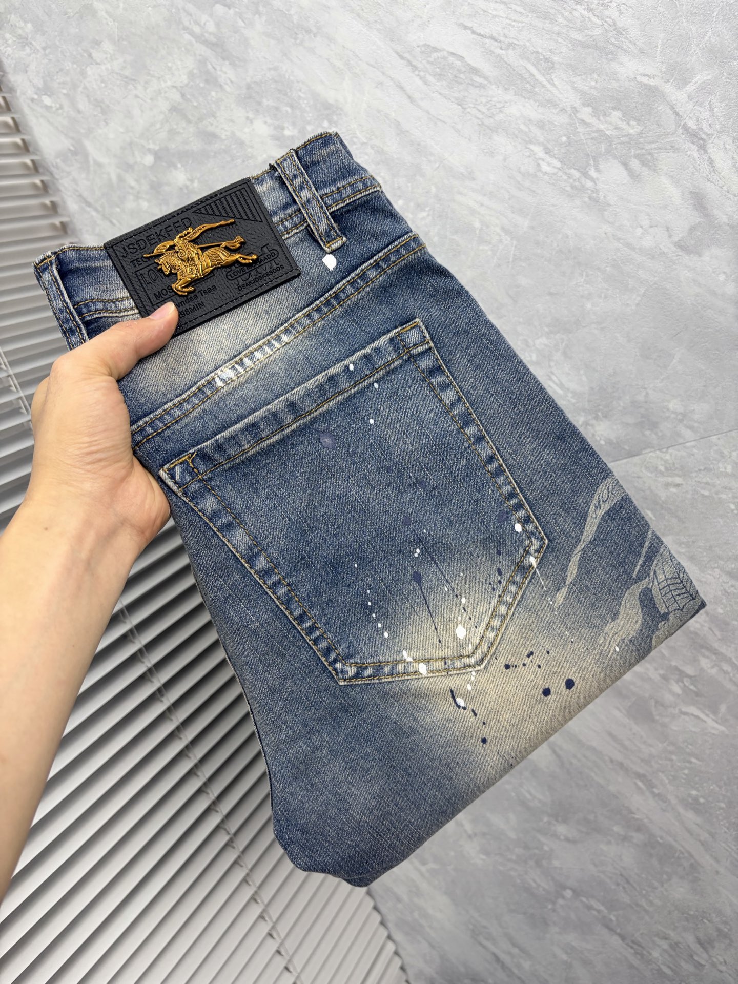 NO:914108,Burberry men's denim jeans, official album and poster style!  High-grade imported denim raw color fabrics are supplied to customers, and the pure 13oz denim fabrics from Okayama, Japan are specially selected. Heavy-duty environmentally friendly plant enzyme washing process is used. The texture has a light retro color, which is quite beautiful and is very suitable for autumn and winter color matching. The fabric is soft and delicate after washing, but has strong bones and a slight stretch, providing an excellent comfortable experience. There is no damage from any technological elements throughout the body, retaining the purest tannin color!  The details throughout the body are perfect, exquisite and sophisticated. The latest leather label on the waist highlights the brand's characteristics. The hardware accessories, leather label and wiring all reflect the craftsmanship!  The silhouette is perfectly tailored and has excellent butt lift and slimming effect. It can be easily matched with any top in the wardrobe. It has wide compatibility and is suitable for various daily wear. The upper body is full of style. It is a must-have trousers for those who are obsessed with quality control and 1V!  Size 29-38 (not 35.37),,burberry,jeans,19860909巴宝莉 男士丹宁牛仔裤,官宣画册海报穿搭款！ 客供高级进口的丹宁原色面料,特选日本冈山纯正13oz 盎司牛仔布料,重磅环保植物酵素水洗工艺,肌理有着淡淡的复古色彩,相当漂亮,极符合秋冬的配色,面料经过水洗后柔软细腻,但筋骨感极强,且略带弹力,提供了绝佳的舒适体验,通身无任何工艺元素破坏,保留了最纯粹的丹宁本色！通身细节完美如斯,精湛且考究,最新的腰部皮标彰显了品牌特质,五金配件、皮标、走线无不体现出匠心工艺！版型剪裁完美,提臀修身效果绝佳,可轻松横扫衣橱任何的上装搭配,兼容性广泛,满足于日常各种穿搭,上身型款十足,于品质控及1V迷控者必入型裤装！ 尺码29—38（没35.37）,,burberry,jeans,,Men's clothing