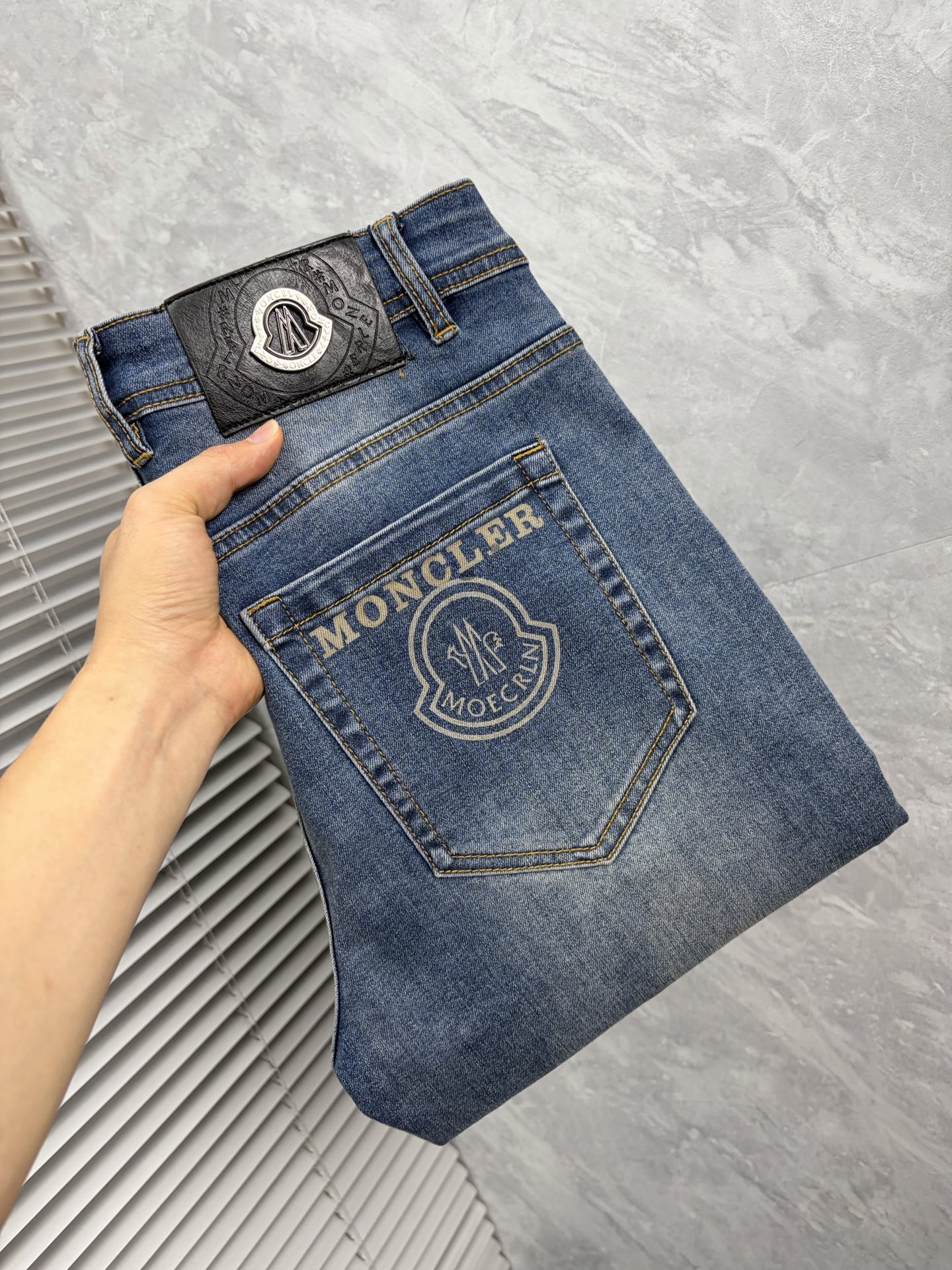 NO:914111,Men's denim jeans, official album and poster outfit!  High-grade imported denim raw color fabrics are supplied to customers, and the pure 13oz denim fabrics from Okayama, Japan are specially selected. Heavy-duty environmentally friendly plant enzyme washing process is used. The texture has a light retro color, which is quite beautiful and is very suitable for autumn and winter color matching. The fabric is soft and delicate after washing, but has strong bones and a slight stretch, providing an excellent comfortable experience. There is no damage from any technological elements throughout the body, retaining the purest tannin color!  The details throughout the body are perfect, exquisite and sophisticated. The latest leather label on the waist highlights the brand's characteristics. The hardware accessories, leather label and wiring all reflect the craftsmanship!  The silhouette is perfectly tailored and has excellent butt lift and slimming effect. It can be easily matched with any top in the wardrobe. It has wide compatibility and is suitable for various daily wear. The upper body is full of style. It is a must-have trousers for those who are obsessed with quality control and 1V!  Size 29-38 (not 35.37),,Moncler,jeans,19860909蒙口 男士丹宁牛仔裤,官宣画册海报穿搭款！ 客供高级进口的丹宁原色面料,特选日本冈山纯正13oz 盎司牛仔布料,重磅环保植物酵素水洗工艺,肌理有着淡淡的复古色彩,相当漂亮,极符合秋冬的配色,面料经过水洗后柔软细腻,但筋骨感极强,且略带弹力,提供了绝佳的舒适体验,通身无任何工艺元素破坏,保留了最纯粹的丹宁本色！通身细节完美如斯,精湛且考究,最新的腰部皮标彰显了品牌特质,五金配件、皮标、走线无不体现出匠心工艺！版型剪裁完美,提臀修身效果绝佳,可轻松横扫衣橱任何的上装搭配,兼容性广泛,满足于日常各种穿搭,上身型款十足,于品质控及1V迷控者必入型裤装！ 尺码29—38（没35.37）,,Moncler,jeans,,Men's clothing