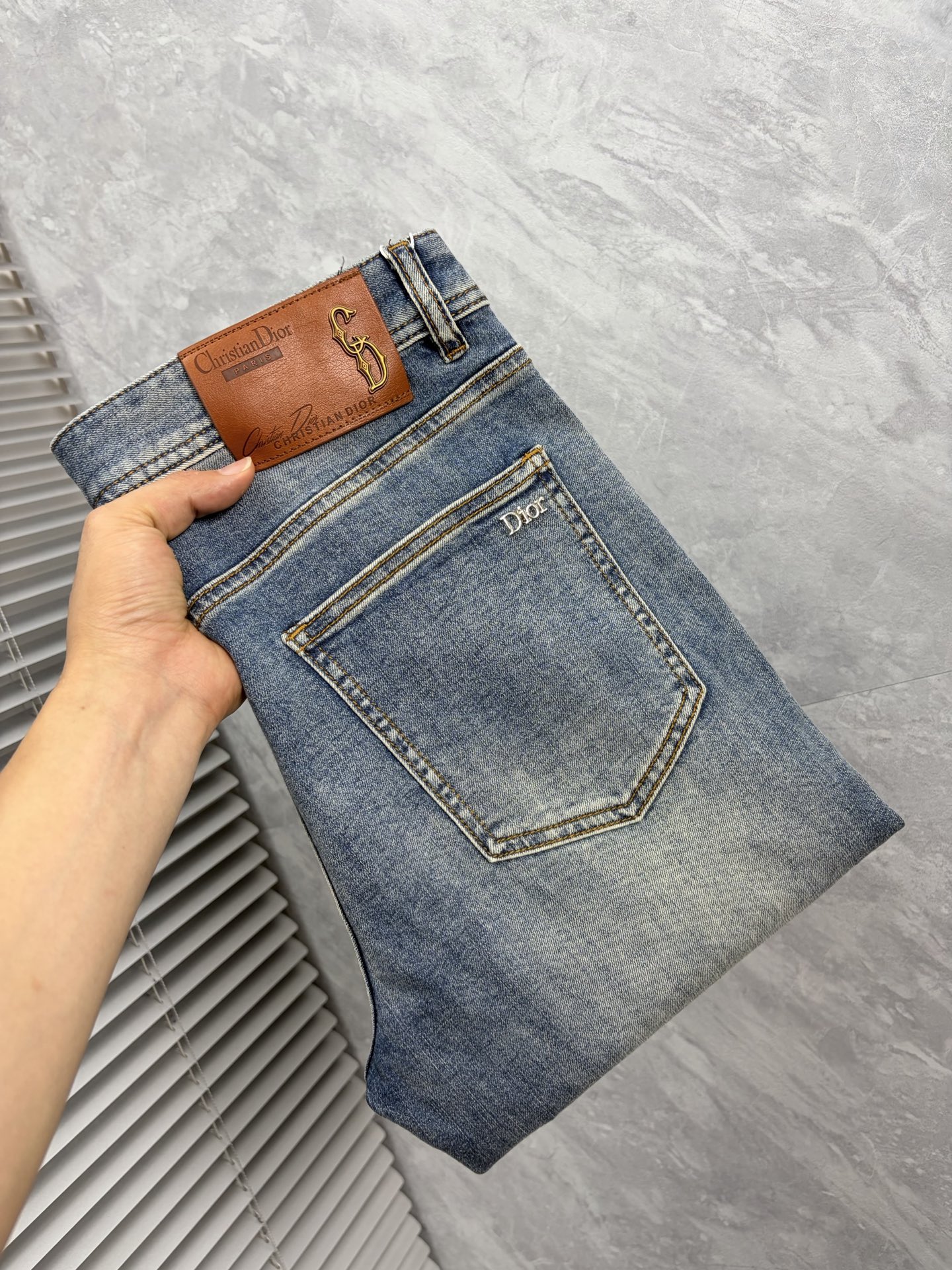 NO:914114,dr men's denim jeans, official album and poster outfit!  High-grade imported denim raw color fabrics are supplied to customers, and the pure 13oz denim fabrics from Okayama, Japan are specially selected. Heavy-duty environmentally friendly plant enzyme washing process is used. The texture has a light retro color, which is quite beautiful and is very suitable for autumn and winter color matching. The fabric is soft and delicate after washing, but has strong bones and a slight stretch, providing an excellent comfortable experience. There is no damage from any technological elements throughout the body, retaining the purest tannin color!  The details throughout the body are perfect, exquisite and sophisticated. The latest leather label on the waist highlights the brand's characteristics. The hardware accessories, leather label and wiring all reflect the craftsmanship!  The silhouette is perfectly tailored and has excellent butt lift and slimming effect. It can be easily matched with any top in the wardrobe. It has wide compatibility and is suitable for various daily wear. The upper body is full of style. It is a must-have trousers for those who are obsessed with quality control and 1V!  Size 29-38 (not 35.37),,jeans,19860909dr 男士丹宁牛仔裤,官宣画册海报穿搭款！ 客供高级进口的丹宁原色面料,特选日本冈山纯正13oz 盎司牛仔布料,重磅环保植物酵素水洗工艺,肌理有着淡淡的复古色彩,相当漂亮,极符合秋冬的配色,面料经过水洗后柔软细腻,但筋骨感极强,且略带弹力,提供了绝佳的舒适体验,通身无任何工艺元素破坏,保留了最纯粹的丹宁本色！通身细节完美如斯,精湛且考究,最新的腰部皮标彰显了品牌特质,五金配件、皮标、走线无不体现出匠心工艺！版型剪裁完美,提臀修身效果绝佳,可轻松横扫衣橱任何的上装搭配,兼容性广泛,满足于日常各种穿搭,上身型款十足,于品质控及1V迷控者必入型裤装！ 尺码29—38（没35.37）,,jeans,,Men's clothing