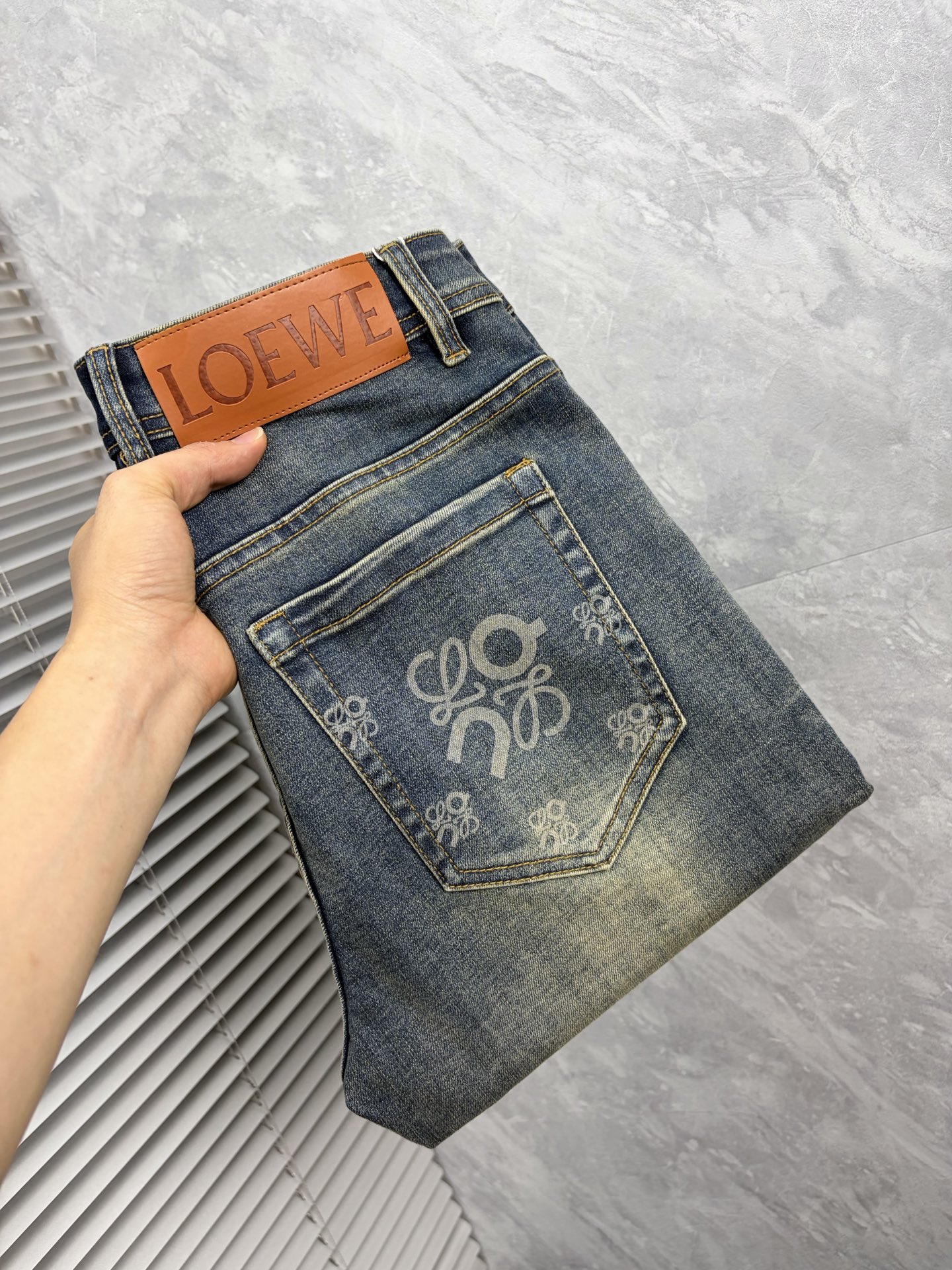 NO:914117,Loewe men's denim jeans, official album and poster style!  High-grade imported denim raw color fabrics are supplied to customers, and the pure 13oz denim fabrics from Okayama, Japan are specially selected. Heavy-duty environmentally friendly plant enzyme washing process is used. The texture has a light retro color, which is quite beautiful and is very suitable for autumn and winter color matching. The fabric is soft and delicate after washing, but has strong bones and a slight stretch, providing an excellent comfortable experience. There is no damage from any technological elements throughout the body, retaining the purest tannin color!  The details throughout the body are perfect, exquisite and sophisticated. The latest leather label on the waist highlights the brand's characteristics. The hardware accessories, leather label and wiring all reflect the craftsmanship!  The silhouette is perfectly tailored and has excellent butt lift and slimming effect. It can be easily matched with any top in the wardrobe. It has wide compatibility and is suitable for various daily wear. The upper body is full of style. It is a must-have trousers for those who are obsessed with quality control and 1V!  Size 29-38 (not 35.37),,loewe,jeans,19860909罗意威 男士丹宁牛仔裤,官宣画册海报穿搭款！ 客供高级进口的丹宁原色面料,特选日本冈山纯正13oz 盎司牛仔布料,重磅环保植物酵素水洗工艺,肌理有着淡淡的复古色彩,相当漂亮,极符合秋冬的配色,面料经过水洗后柔软细腻,但筋骨感极强,且略带弹力,提供了绝佳的舒适体验,通身无任何工艺元素破坏,保留了最纯粹的丹宁本色！通身细节完美如斯,精湛且考究,最新的腰部皮标彰显了品牌特质,五金配件、皮标、走线无不体现出匠心工艺！版型剪裁完美,提臀修身效果绝佳,可轻松横扫衣橱任何的上装搭配,兼容性广泛,满足于日常各种穿搭,上身型款十足,于品质控及1V迷控者必入型裤装！ 尺码29—38（没35.37）,,loewe,jeans,,Men's clothing