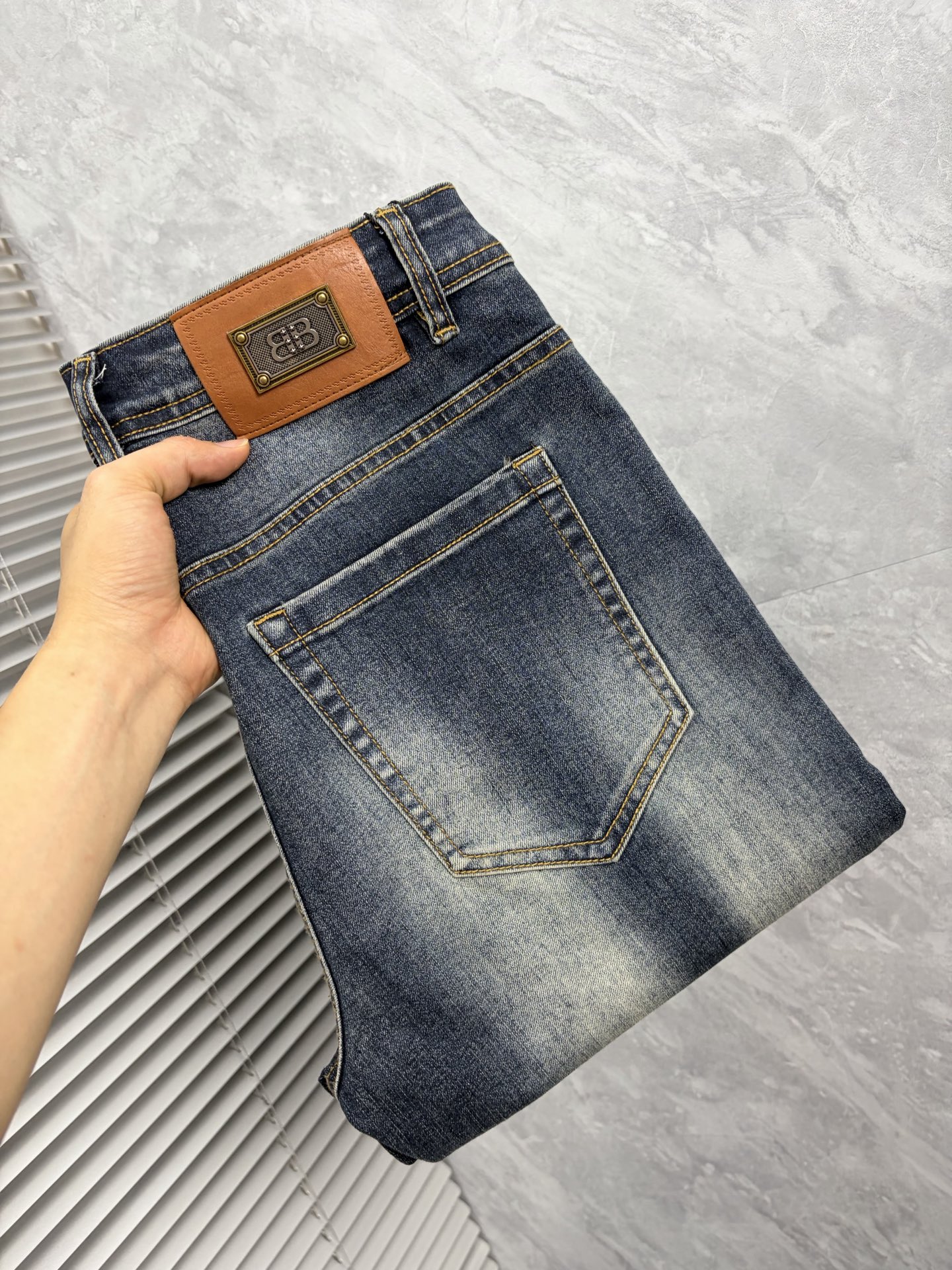 NO:914123,Paris men's denim jeans, official album and poster style!  High-grade imported denim raw color fabrics are supplied to customers, and the pure 13oz denim fabrics from Okayama, Japan are specially selected. Heavy-duty environmentally friendly plant enzyme washing process is used. The texture has a light retro color, which is quite beautiful and is very suitable for autumn and winter color matching. The fabric is soft and delicate after washing, but has strong bones and a slight stretch, providing an excellent comfortable experience. There is no damage from any technological elements throughout the body, retaining the purest tannin color!  The details throughout the body are perfect, exquisite and sophisticated. The latest leather label on the waist highlights the brand's characteristics. The hardware accessories, leather label and wiring all reflect the craftsmanship!  The silhouette is perfectly tailored and has excellent butt lift and slimming effect. It can be easily matched with any top in the wardrobe. It has wide compatibility and is suitable for various daily wear. The upper body is full of style. It is a must-have trousers for those who are obsessed with quality control and 1V!  Size 29-38 (not 35.37),,jeans,19860909巴黎 男士丹宁牛仔裤,官宣画册海报穿搭款！ 客供高级进口的丹宁原色面料,特选日本冈山纯正13oz 盎司牛仔布料,重磅环保植物酵素水洗工艺,肌理有着淡淡的复古色彩,相当漂亮,极符合秋冬的配色,面料经过水洗后柔软细腻,但筋骨感极强,且略带弹力,提供了绝佳的舒适体验,通身无任何工艺元素破坏,保留了最纯粹的丹宁本色！通身细节完美如斯,精湛且考究,最新的腰部皮标彰显了品牌特质,五金配件、皮标、走线无不体现出匠心工艺！版型剪裁完美,提臀修身效果绝佳,可轻松横扫衣橱任何的上装搭配,兼容性广泛,满足于日常各种穿搭,上身型款十足,于品质控及1V迷控者必入型裤装！ 尺码29—38（没35.37）,,jeans,,Men's clothing