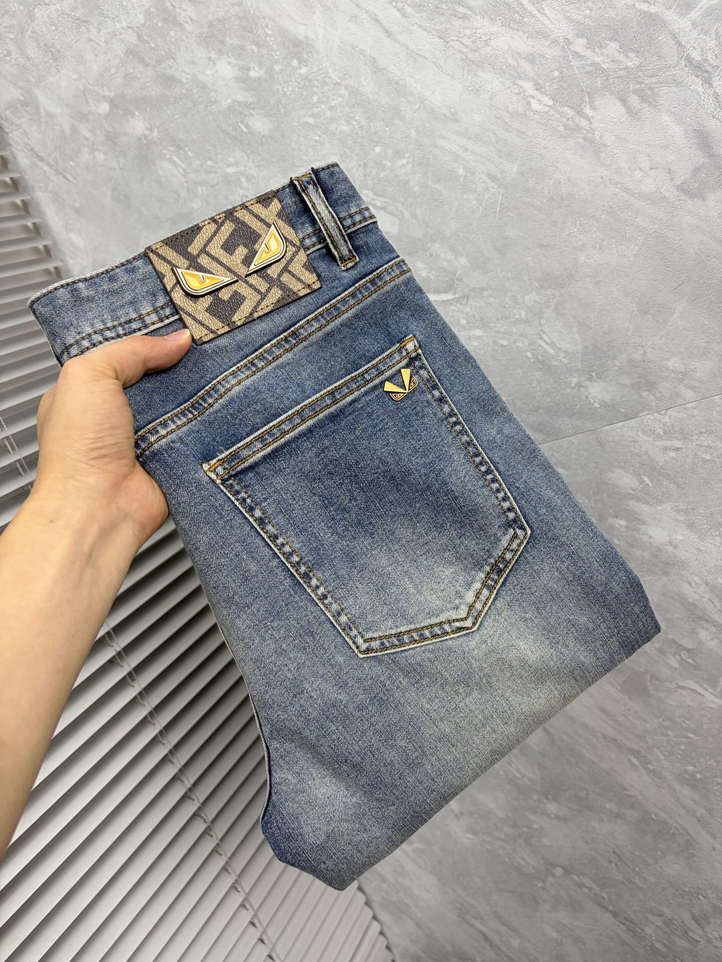 NO:914129,Fendi men's denim jeans, official album and poster outfit style!  High-grade imported denim raw color fabrics are supplied to customers, and the pure 13oz denim fabrics from Okayama, Japan are specially selected. Heavy-duty environmentally friendly plant enzyme washing process is used. The texture has a light retro color, which is quite beautiful and is very suitable for autumn and winter color matching. The fabric is soft and delicate after washing, but has strong bones and a slight stretch, providing an excellent comfortable experience. There is no damage from any technological elements throughout the body, retaining the purest tannin color!  The details throughout the body are perfect, exquisite and sophisticated. The latest leather label on the waist highlights the brand's characteristics. The hardware accessories, leather label and wiring all reflect the craftsmanship!  The silhouette is perfectly tailored and has excellent butt lift and slimming effect. It can be easily matched with any top in the wardrobe. It has wide compatibility and is suitable for various daily wear. The upper body is full of style. It is a must-have trousers for those who are obsessed with quality control and 1V!  Sizes 29-38 (not 35.37),, fendi, jeans,19860909芬迪 男士丹宁牛仔裤,官宣画册海报穿搭款！ 客供高级进口的丹宁原色面料,特选日本冈山纯正13oz 盎司牛仔布料,重磅环保植物酵素水洗工艺,肌理有着淡淡的复古色彩,相当漂亮,极符合秋冬的配色,面料经过水洗后柔软细腻,但筋骨感极强,且略带弹力,提供了绝佳的舒适体验,通身无任何工艺元素破坏,保留了最纯粹的丹宁本色！通身细节完美如斯,精湛且考究,最新的腰部皮标彰显了品牌特质,五金配件、皮标、走线无不体现出匠心工艺！版型剪裁完美,提臀修身效果绝佳,可轻松横扫衣橱任何的上装搭配,兼容性广泛,满足于日常各种穿搭,上身型款十足,于品质控及1V迷控者必入型裤装！ 尺码29—38（没35.37）,,fendi,jeans,,Men's clothing