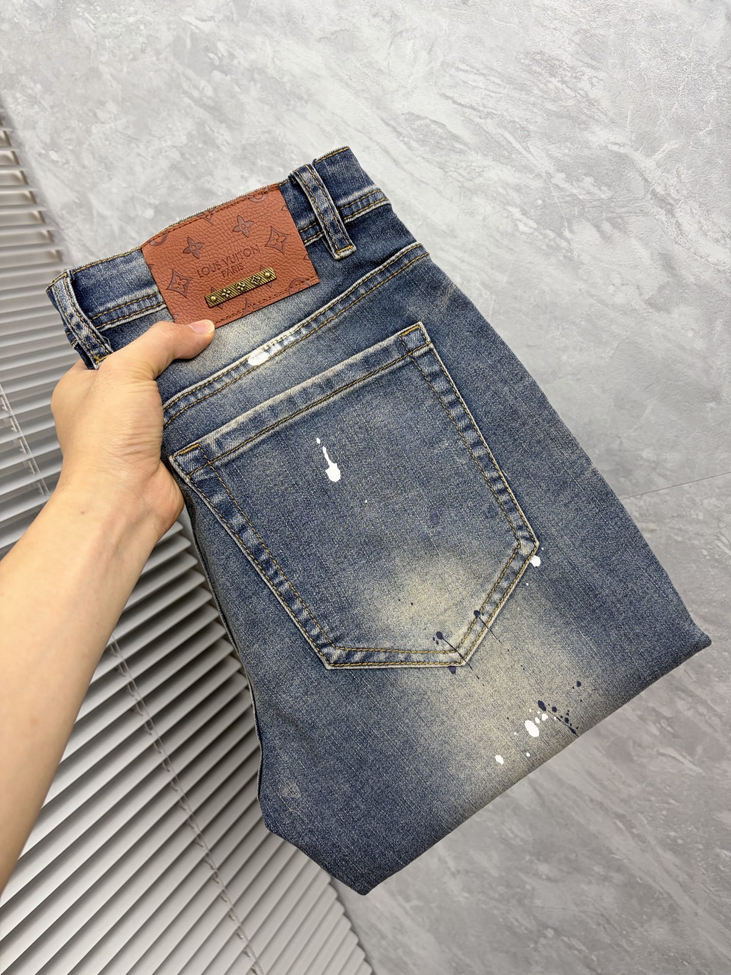NO:914132,LV men's denim jeans, official album and poster outfit style!  High-grade imported denim raw color fabrics are supplied to customers, and the pure 13oz denim fabrics from Okayama, Japan are specially selected. Heavy-duty environmentally friendly plant enzyme washing process is used. The texture has a light retro color, which is quite beautiful and is very suitable for autumn and winter color matching. The fabric is soft and delicate after washing, but has strong bones and a slight stretch, providing an excellent comfortable experience. There is no damage from any technological elements throughout the body, retaining the purest tannin color!  The details throughout the body are perfect, exquisite and sophisticated. The latest leather label on the waist highlights the brand's characteristics. The hardware accessories, leather label and wiring all reflect the craftsmanship!  The silhouette is perfectly tailored and has excellent butt lift and slimming effect. It can be easily matched with any top in the wardrobe. It has wide compatibility and is suitable for various daily wear. The upper body is full of style. It is a must-have trousers for those who are obsessed with quality control and 1V!  Size 29-38 (not 35.37),,louis vuitton,jeans,19860909LV 男士丹宁牛仔裤,官宣画册海报穿搭款！ 客供高级进口的丹宁原色面料,特选日本冈山纯正13oz 盎司牛仔布料,重磅环保植物酵素水洗工艺,肌理有着淡淡的复古色彩,相当漂亮,极符合秋冬的配色,面料经过水洗后柔软细腻,但筋骨感极强,且略带弹力,提供了绝佳的舒适体验,通身无任何工艺元素破坏,保留了最纯粹的丹宁本色！通身细节完美如斯,精湛且考究,最新的腰部皮标彰显了品牌特质,五金配件、皮标、走线无不体现出匠心工艺！版型剪裁完美,提臀修身效果绝佳,可轻松横扫衣橱任何的上装搭配,兼容性广泛,满足于日常各种穿搭,上身型款十足,于品质控及1V迷控者必入型裤装！ 尺码29—38（没35.37）,,louis vuitton,jeans,,Men's clothing