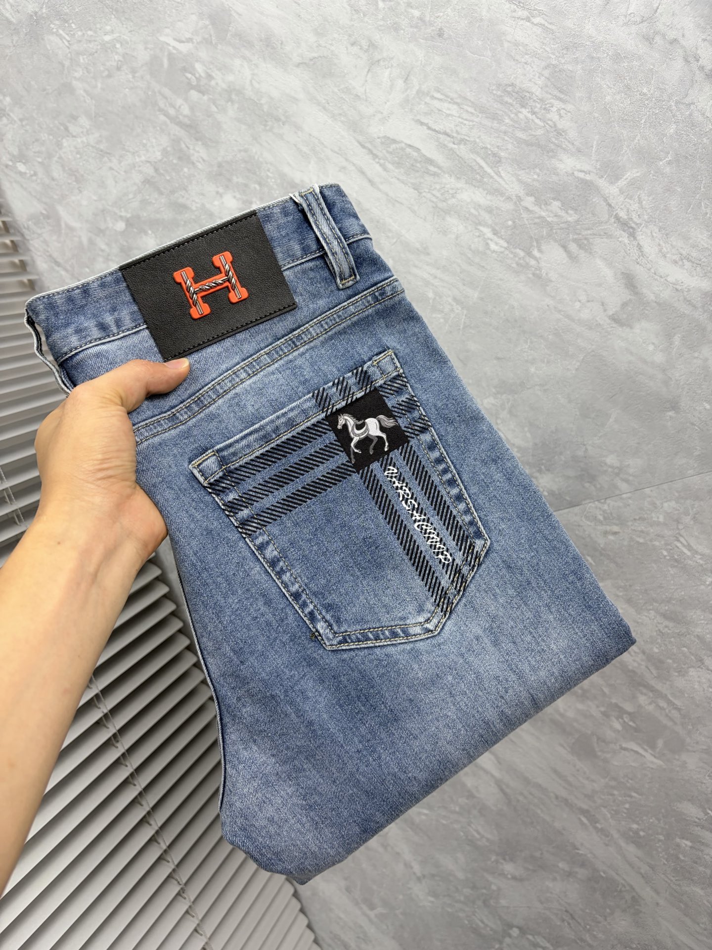 NO:914118,Hermès men's denim jeans, official album and poster outfit style!  High-grade imported denim raw color fabrics are supplied to customers, and the pure 13oz denim fabrics from Okayama, Japan are specially selected. Heavy-duty environmentally friendly plant enzyme washing process is used. The texture has a light retro color, which is quite beautiful and is very suitable for autumn and winter color matching. The fabric is soft and delicate after washing, but has strong bones and a slight stretch, providing an excellent comfortable experience. There is no damage from any technological elements throughout the body, retaining the purest tannin color!  The details throughout the body are perfect, exquisite and sophisticated. The latest leather label on the waist highlights the brand's characteristics. The hardware accessories, leather label and wiring all reflect the craftsmanship!  The silhouette is perfectly tailored and has excellent butt lift and slimming effect. It can be easily matched with any top in the wardrobe. It has wide compatibility and is suitable for various daily wear. The upper body is full of style. It is a must-have trousers for those who are obsessed with quality control and 1V!  Size 29-38 (not 35.37),,hermes,jeans,19860909爱马仕 男士丹宁牛仔裤,官宣画册海报穿搭款！ 客供高级进口的丹宁原色面料,特选日本冈山纯正13oz 盎司牛仔布料,重磅环保植物酵素水洗工艺,肌理有着淡淡的复古色彩,相当漂亮,极符合秋冬的配色,面料经过水洗后柔软细腻,但筋骨感极强,且略带弹力,提供了绝佳的舒适体验,通身无任何工艺元素破坏,保留了最纯粹的丹宁本色！通身细节完美如斯,精湛且考究,最新的腰部皮标彰显了品牌特质,五金配件、皮标、走线无不体现出匠心工艺！版型剪裁完美,提臀修身效果绝佳,可轻松横扫衣橱任何的上装搭配,兼容性广泛,满足于日常各种穿搭,上身型款十足,于品质控及1V迷控者必入型裤装！ 尺码29—38（没35.37）,,hermes,jeans,,Men's clothing