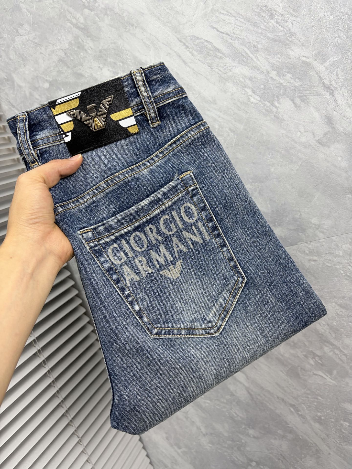 NO:914109,Armani men's denim jeans, official album and poster style!  High-grade imported denim raw color fabrics are supplied to customers, and the pure 13oz denim fabrics from Okayama, Japan are specially selected. Heavy-duty environmentally friendly plant enzyme washing process is used. The texture has a light retro color, which is quite beautiful and is very suitable for autumn and winter color matching. The fabric is soft and delicate after washing, but has strong bones and a slight stretch, providing an excellent comfortable experience. There is no damage from any technological elements throughout the body, retaining the purest tannin color!  The details throughout the body are perfect, exquisite and sophisticated. The latest leather label on the waist highlights the brand's characteristics. The hardware accessories, leather label and wiring all reflect the craftsmanship!  The silhouette is perfectly tailored and has excellent butt lift and slimming effect. It can be easily matched with any top in the wardrobe. It has wide compatibility and is suitable for various daily wear. The upper body is full of style. It is a must-have trousers for those who are obsessed with quality control and 1V!  Size 29-38 (not 35.37), armani,jeans,19860909阿玛尼 男士丹宁牛仔裤,官宣画册海报穿搭款！ 客供高级进口的丹宁原色面料,特选日本冈山纯正13oz 盎司牛仔布料,重磅环保植物酵素水洗工艺,肌理有着淡淡的复古色彩,相当漂亮,极符合秋冬的配色,面料经过水洗后柔软细腻,但筋骨感极强,且略带弹力,提供了绝佳的舒适体验,通身无任何工艺元素破坏,保留了最纯粹的丹宁本色！通身细节完美如斯,精湛且考究,最新的腰部皮标彰显了品牌特质,五金配件、皮标、走线无不体现出匠心工艺！版型剪裁完美,提臀修身效果绝佳,可轻松横扫衣橱任何的上装搭配,兼容性广泛,满足于日常各种穿搭,上身型款十足,于品质控及1V迷控者必入型裤装！ 尺码29—38（没35.37）,,armani,jeans,,Men's clothing