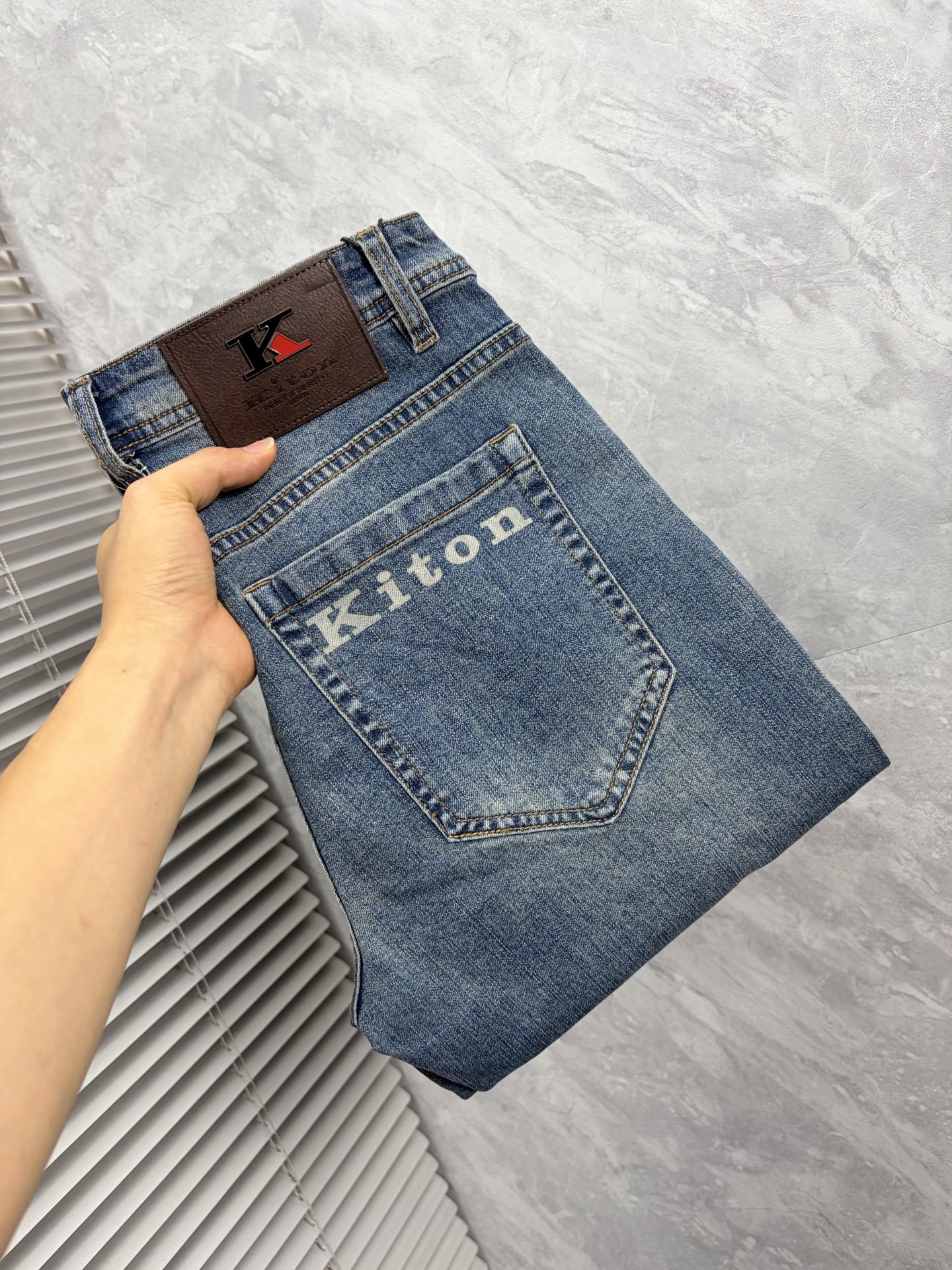 NO:914120,kit men's denim jeans, official album and poster wear style!  High-grade imported denim raw color fabrics are supplied to customers, and the pure 13oz denim fabrics from Okayama, Japan are specially selected. Heavy-duty environmentally friendly plant enzyme washing process is used. The texture has a light retro color, which is quite beautiful and is very suitable for autumn and winter color matching. The fabric is soft and delicate after washing, but has strong bones and a slight stretch, providing an excellent comfortable experience. There is no damage from any technological elements throughout the body, retaining the purest tannin color!  The details throughout the body are perfect, exquisite and sophisticated. The latest leather label on the waist highlights the brand's characteristics. The hardware accessories, leather label and wiring all reflect the craftsmanship!  The silhouette is perfectly tailored and has excellent butt lift and slimming effect. It can be easily matched with any top in the wardrobe. It has wide compatibility and is suitable for various daily wear. The upper body is full of style. It is a must-have trousers for those who are obsessed with quality control and 1V!  Size 29-38 (not 35.37),,jeans,19860909kit 男士丹宁牛仔裤,官宣画册海报穿搭款！ 客供高级进口的丹宁原色面料,特选日本冈山纯正13oz 盎司牛仔布料,重磅环保植物酵素水洗工艺,肌理有着淡淡的复古色彩,相当漂亮,极符合秋冬的配色,面料经过水洗后柔软细腻,但筋骨感极强,且略带弹力,提供了绝佳的舒适体验,通身无任何工艺元素破坏,保留了最纯粹的丹宁本色！通身细节完美如斯,精湛且考究,最新的腰部皮标彰显了品牌特质,五金配件、皮标、走线无不体现出匠心工艺！版型剪裁完美,提臀修身效果绝佳,可轻松横扫衣橱任何的上装搭配,兼容性广泛,满足于日常各种穿搭,上身型款十足,于品质控及1V迷控者必入型裤装！ 尺码29—38（没35.37）,,jeans,,Men's clothing