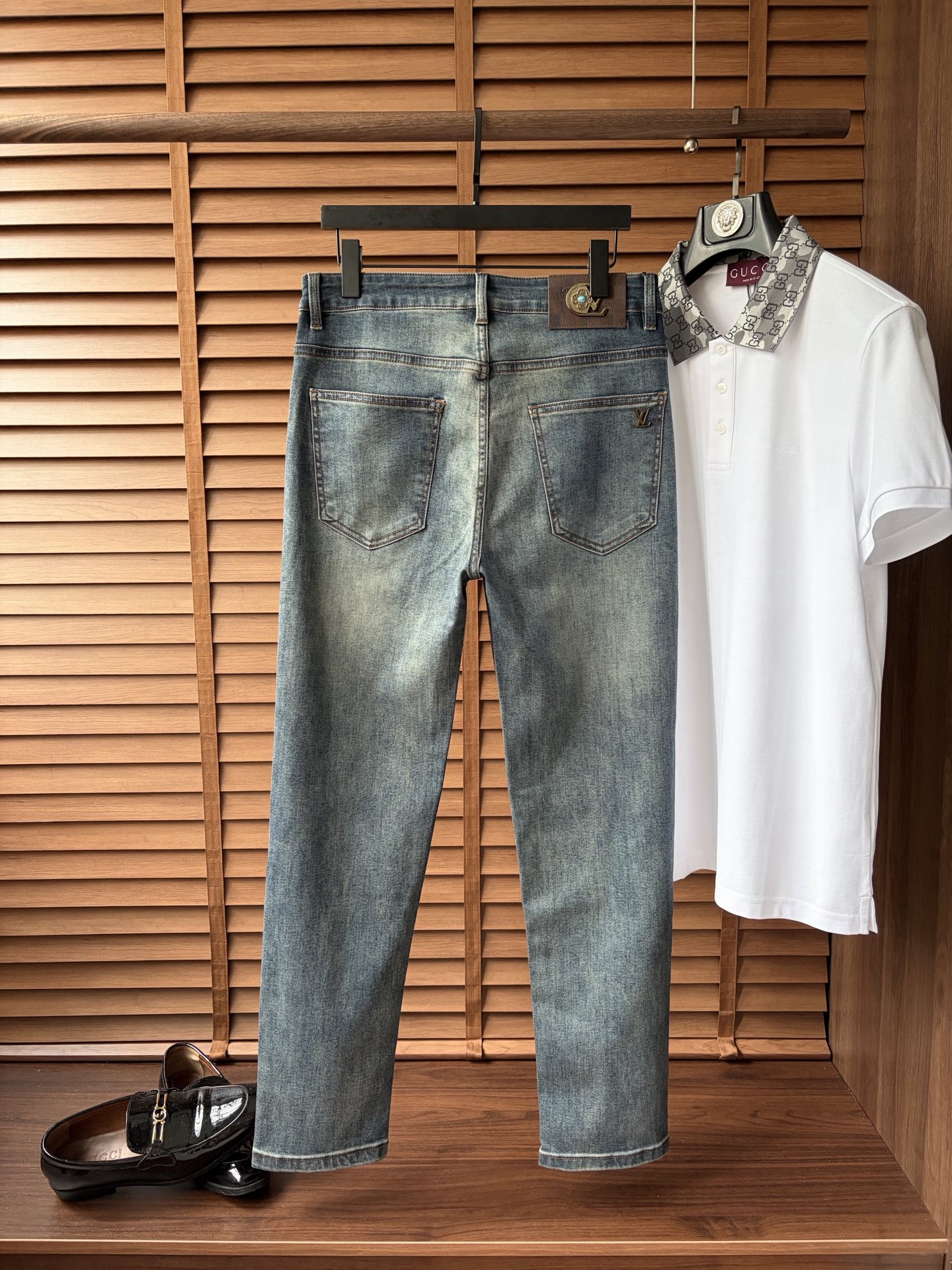NO:916167,LV 2026 Early Autumn New Men's Jeans Original Factory Original Fabric Original Washing Water!  Imported original washed elastic fabric, complicated handicraft superposition, any washing process will turn into a completely different color effect if you stay for a few seconds longer, so it is more precious, especially durable and taste-resistant... Use the best elastic texture of tannin, genuine leather labels, high-end metal accessories... to create a unique and original jeans style!  Original hardware accessories, super correct fit, comfortable and breathable, extremely high grade, counter quality, handsome upper body. Size 29-38, no 37,, louis vuitton, jeans,19860909LV 2026早秋新款 男士牛仔裤原厂原布原洗水！进口原版水洗弹力面料,复杂的手工艺叠加,任何一个洗水环节多停留几秒都会变成完全不一样的颜色效果,所以越加珍贵,特别持久、耐味…… 选用上乘的丹宁弹力质感,真皮皮牌、高定的金属辅料……打造出独特及原创的牛仔裤款型！原版五金辅料,版型超正,舒适透气,档次极高,专柜品质,上身帅气十足. 码数29-38,无 37,,louis vuitton,jeans,,Men's clothing