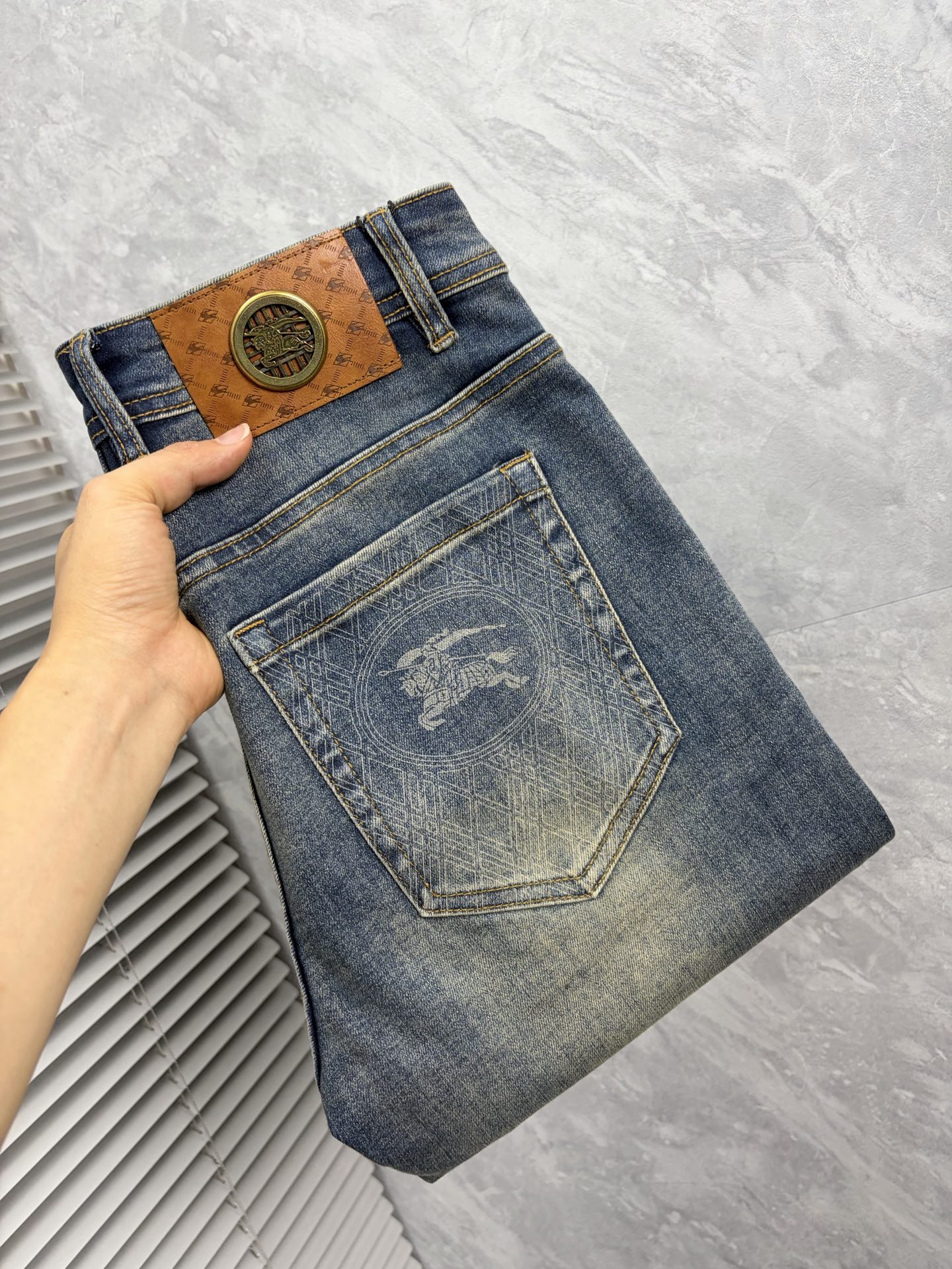 NO:914126,Burberry men's denim jeans, official album and poster style!  High-grade imported denim raw color fabrics are supplied to customers, and the pure 13oz denim fabrics from Okayama, Japan are specially selected. Heavy-duty environmentally friendly plant enzyme washing process is used. The texture has a light retro color, which is quite beautiful and is very suitable for autumn and winter color matching. The fabric is soft and delicate after washing, but has strong bones and a slight stretch, providing an excellent comfortable experience. There is no damage from any technological elements throughout the body, retaining the purest tannin color!  The details throughout the body are perfect, exquisite and sophisticated. The latest leather label on the waist highlights the brand's characteristics. The hardware accessories, leather label and wiring all reflect the craftsmanship!  The silhouette is perfectly tailored and has excellent butt lift and slimming effect. It can be easily matched with any top in the wardrobe. It has wide compatibility and is suitable for various daily wear. The upper body is full of style. It is a must-have trousers for those who are obsessed with quality control and 1V!  Size 29-38 (not 35.37),,burberry,jeans,19860909巴宝莉 男士丹宁牛仔裤,官宣画册海报穿搭款！ 客供高级进口的丹宁原色面料,特选日本冈山纯正13oz 盎司牛仔布料,重磅环保植物酵素水洗工艺,肌理有着淡淡的复古色彩,相当漂亮,极符合秋冬的配色,面料经过水洗后柔软细腻,但筋骨感极强,且略带弹力,提供了绝佳的舒适体验,通身无任何工艺元素破坏,保留了最纯粹的丹宁本色！通身细节完美如斯,精湛且考究,最新的腰部皮标彰显了品牌特质,五金配件、皮标、走线无不体现出匠心工艺！版型剪裁完美,提臀修身效果绝佳,可轻松横扫衣橱任何的上装搭配,兼容性广泛,满足于日常各种穿搭,上身型款十足,于品质控及1V迷控者必入型裤装！ 尺码29—38（没35.37）,,burberry,jeans,,Men's clothing