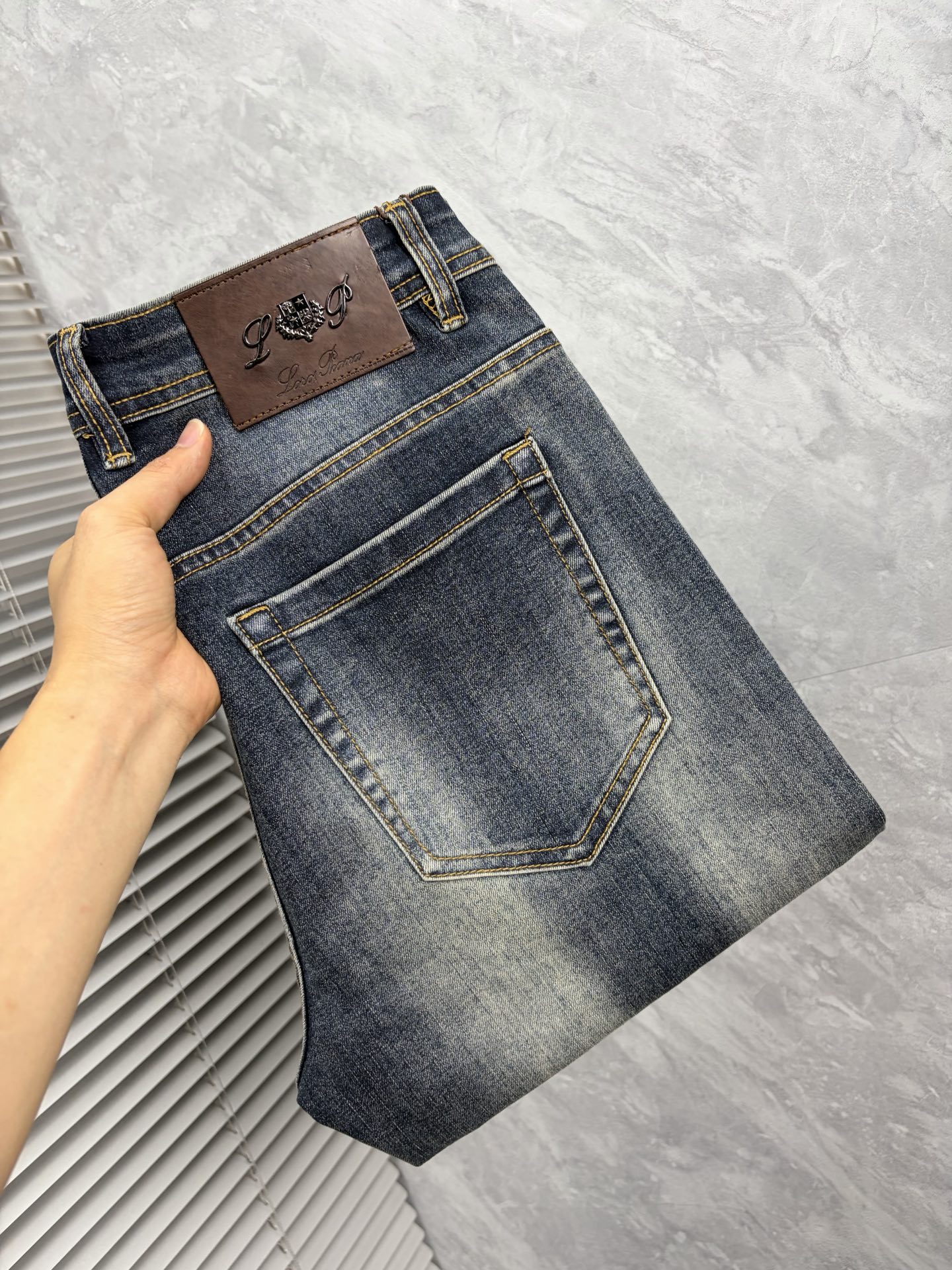 NO:914135,LG men's denim jeans, official album and poster outfit style!  High-grade imported denim raw color fabrics are supplied to customers, and the pure 13oz denim fabrics from Okayama, Japan are specially selected. Heavy-duty environmentally friendly plant enzyme washing process is used. The texture has a light retro color, which is quite beautiful and is very suitable for autumn and winter color matching. The fabric is soft and delicate after washing, but has strong bones and a slight stretch, providing an excellent comfortable experience. There is no damage from any technological elements throughout the body, retaining the purest tannin color!  The details throughout the body are perfect, exquisite and sophisticated. The latest leather label on the waist highlights the brand's characteristics. The hardware accessories, leather label and wiring all reflect the craftsmanship!  The silhouette is perfectly tailored and has excellent butt lift and slimming effect. It can be easily matched with any top in the wardrobe. It has wide compatibility and is suitable for various daily wear. The upper body is full of style. It is a must-have trousers for those who are obsessed with quality control and 1V!  Size 29-38 (not 35.37),,jeans,19860909lg男士丹宁牛仔裤,官宣画册海报穿搭款！ 客供高级进口的丹宁原色面料,特选日本冈山纯正13oz 盎司牛仔布料,重磅环保植物酵素水洗工艺,肌理有着淡淡的复古色彩,相当漂亮,极符合秋冬的配色,面料经过水洗后柔软细腻,但筋骨感极强,且略带弹力,提供了绝佳的舒适体验,通身无任何工艺元素破坏,保留了最纯粹的丹宁本色！通身细节完美如斯,精湛且考究,最新的腰部皮标彰显了品牌特质,五金配件、皮标、走线无不体现出匠心工艺！版型剪裁完美,提臀修身效果绝佳,可轻松横扫衣橱任何的上装搭配,兼容性广泛,满足于日常各种穿搭,上身型款十足,于品质控及1V迷控者必入型裤装！ 尺码29—38（没35.37）,,jeans,,Men's clothing