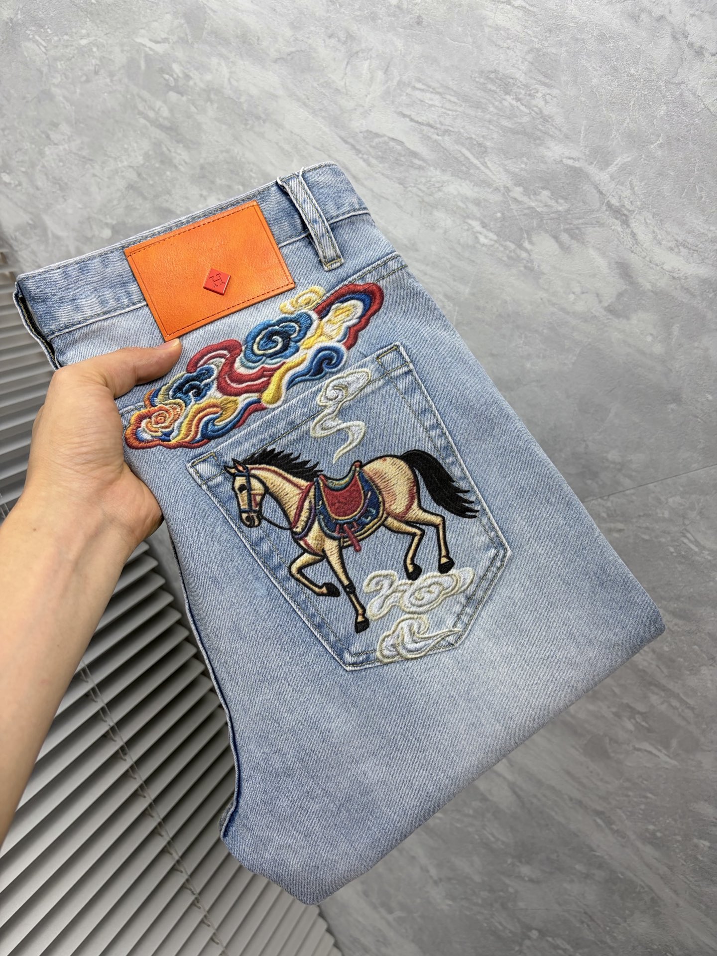 NO:914112,Hermès men's denim jeans, official album and poster outfit style!  High-grade imported denim raw color fabrics are supplied to customers, and the pure 13oz denim fabrics from Okayama, Japan are specially selected. Heavy-duty environmentally friendly plant enzyme washing process is used. The texture has a light retro color, which is quite beautiful and is very suitable for autumn and winter color matching. The fabric is soft and delicate after washing, but has strong bones and a slight stretch, providing an excellent comfortable experience. There is no damage from any technological elements throughout the body, retaining the purest tannin color!  The details throughout the body are perfect, exquisite and sophisticated. The latest leather label on the waist highlights the brand's characteristics. The hardware accessories, leather label and wiring all reflect the craftsmanship!  The silhouette is perfectly tailored and has excellent butt lift and slimming effect. It can be easily matched with any top in the wardrobe. It has wide compatibility and is suitable for various daily wear. The upper body is full of style. It is a must-have trousers for those who are obsessed with quality control and 1V!  Size 29-38 (not 35.37),,hermes,jeans,19860909爱马仕 男士丹宁牛仔裤,官宣画册海报穿搭款！ 客供高级进口的丹宁原色面料,特选日本冈山纯正13oz 盎司牛仔布料,重磅环保植物酵素水洗工艺,肌理有着淡淡的复古色彩,相当漂亮,极符合秋冬的配色,面料经过水洗后柔软细腻,但筋骨感极强,且略带弹力,提供了绝佳的舒适体验,通身无任何工艺元素破坏,保留了最纯粹的丹宁本色！通身细节完美如斯,精湛且考究,最新的腰部皮标彰显了品牌特质,五金配件、皮标、走线无不体现出匠心工艺！版型剪裁完美,提臀修身效果绝佳,可轻松横扫衣橱任何的上装搭配,兼容性广泛,满足于日常各种穿搭,上身型款十足,于品质控及1V迷控者必入型裤装！ 尺码29—38（没35.37）,,hermes,jeans,,Men's clothing