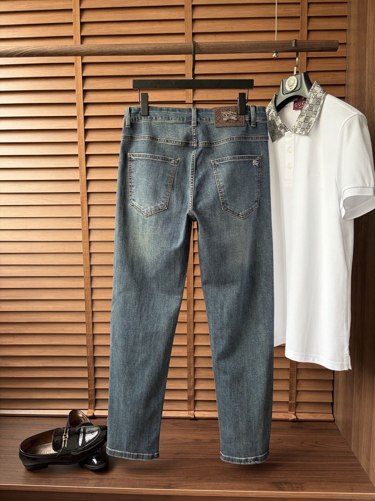 NO:916175,Burberry 2026 Early Autumn New Men's Jeans Original Factory Original Fabric Original Wash!  Imported original washed elastic fabric, complicated handicraft superposition, any washing process will turn into a completely different color effect if you stay for a few seconds longer, so it is more precious, especially durable and taste-resistant... Use the best elastic texture of tannin, genuine leather labels, high-end metal accessories... to create a unique and original jeans style!  Original hardware accessories, super correct fit, comfortable and breathable, extremely high grade, counter quality, handsome upper body. Size 29-38, no 37, burberry, jeans,19860909巴宝莉 2026早秋新款 男士牛仔裤原厂原布原洗水！进口原版水洗弹力面料,复杂的手工艺叠加,任何一个洗水环节多停留几秒都会变成完全不一样的颜色效果,所以越加珍贵,特别持久、耐味…… 选用上乘的丹宁弹力质感,真皮皮牌、高定的金属辅料……打造出独特及原创的牛仔裤款型！原版五金辅料,版型超正,舒适透气,档次极高,专柜品质,上身帅气十足. 码数29-38,无 37,,burberry,jeans,,Men's clothing