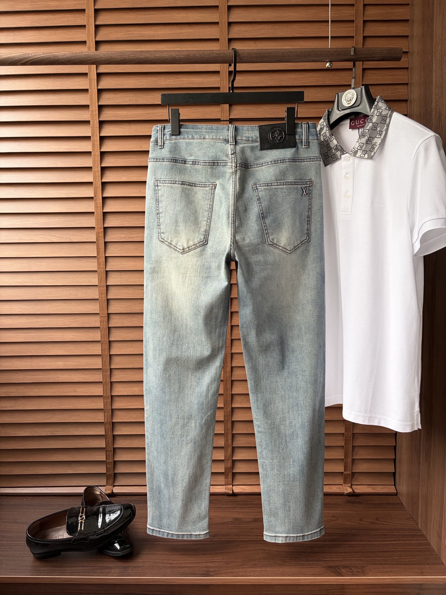 NO:916177,LV 2026 Early Autumn New Men's Jeans Original Factory Original Fabric Original Washing Water!  Imported original washed elastic fabric, complicated handicraft superposition, any washing process will turn into a completely different color effect if you stay for a few seconds longer, so it is more precious, especially durable and taste-resistant... Use the best elastic texture of tannin, genuine leather labels, high-end metal accessories... to create a unique and original jeans style!  Original hardware accessories, super correct fit, comfortable and breathable, extremely high grade, counter quality, handsome upper body. Size 29-38, no 37,, louis vuitton, jeans,19860909LV 2026早秋新款 男士牛仔裤原厂原布原洗水！进口原版水洗弹力面料,复杂的手工艺叠加,任何一个洗水环节多停留几秒都会变成完全不一样的颜色效果,所以越加珍贵,特别持久、耐味…… 选用上乘的丹宁弹力质感,真皮皮牌、高定的金属辅料……打造出独特及原创的牛仔裤款型！原版五金辅料,版型超正,舒适透气,档次极高,专柜品质,上身帅气十足. 码数29-38,无 37,,louis vuitton,jeans,,Men's clothing
