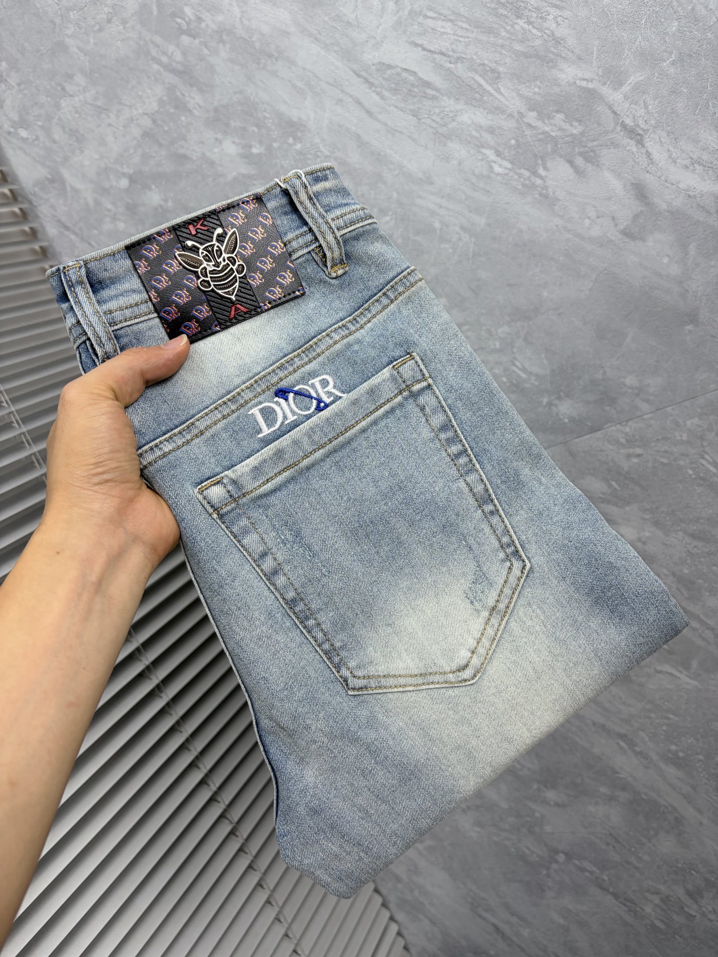 NO:914115,dr men's denim jeans, official album and poster outfit!  High-grade imported denim raw color fabrics are supplied to customers, and the pure 13oz denim fabrics from Okayama, Japan are specially selected. Heavy-duty environmentally friendly plant enzyme washing process is used. The texture has a light retro color, which is quite beautiful and is very suitable for autumn and winter color matching. The fabric is soft and delicate after washing, but has strong bones and a slight stretch, providing an excellent comfortable experience. There is no damage from any technological elements throughout the body, retaining the purest tannin color!  The details throughout the body are perfect, exquisite and sophisticated. The latest leather label on the waist highlights the brand's characteristics. The hardware accessories, leather label and wiring all reflect the craftsmanship!  The silhouette is perfectly tailored and has excellent butt lift and slimming effect. It can be easily matched with any top in the wardrobe. It has wide compatibility and is suitable for various daily wear. The upper body is full of style. It is a must-have trousers for those who are obsessed with quality control and 1V!  Size 29-38 (not 35.37),,jeans,19860909dr 男士丹宁牛仔裤,官宣画册海报穿搭款！ 客供高级进口的丹宁原色面料,特选日本冈山纯正13oz 盎司牛仔布料,重磅环保植物酵素水洗工艺,肌理有着淡淡的复古色彩,相当漂亮,极符合秋冬的配色,面料经过水洗后柔软细腻,但筋骨感极强,且略带弹力,提供了绝佳的舒适体验,通身无任何工艺元素破坏,保留了最纯粹的丹宁本色！通身细节完美如斯,精湛且考究,最新的腰部皮标彰显了品牌特质,五金配件、皮标、走线无不体现出匠心工艺！版型剪裁完美,提臀修身效果绝佳,可轻松横扫衣橱任何的上装搭配,兼容性广泛,满足于日常各种穿搭,上身型款十足,于品质控及1V迷控者必入型裤装！ 尺码29—38（没35.37）,,jeans,,Men's clothing