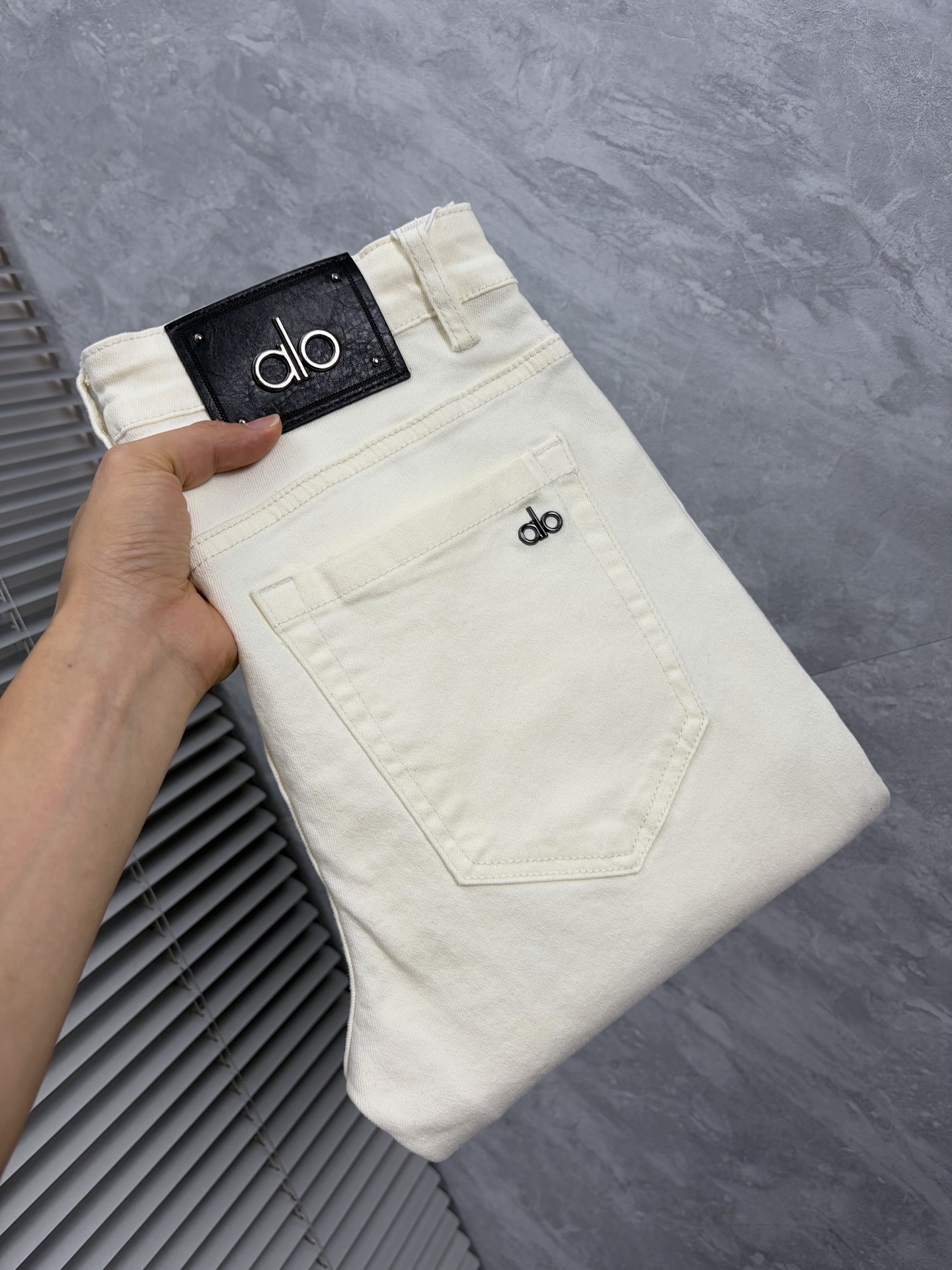 NO:914121,al* men's denim jeans, official album and poster style!  High-grade imported denim raw color fabrics are supplied to customers, and the pure 13oz denim fabrics from Okayama, Japan are specially selected. Heavy-duty environmentally friendly plant enzyme washing process is used. The texture has a light retro color, which is quite beautiful and is very suitable for autumn and winter color matching. The fabric is soft and delicate after washing, but has strong bones and a slight stretch, providing an excellent comfortable experience. There is no damage from any technological elements throughout the body, retaining the purest tannin color!  The details throughout the body are perfect, exquisite and sophisticated. The latest leather label on the waist highlights the brand's characteristics. The hardware accessories, leather label and wiring all reflect the craftsmanship!  The silhouette is perfectly tailored and has excellent butt lift and slimming effect. It can be easily matched with any top in the wardrobe. It has wide compatibility and is suitable for various daily wear. The upper body is full of style. It is a must-have trousers for those who are obsessed with quality control and 1V!  Size 29-38 (not 35.37),,jeans,19860909al*男士丹宁牛仔裤,官宣画册海报穿搭款！ 客供高级进口的丹宁原色面料,特选日本冈山纯正13oz 盎司牛仔布料,重磅环保植物酵素水洗工艺,肌理有着淡淡的复古色彩,相当漂亮,极符合秋冬的配色,面料经过水洗后柔软细腻,但筋骨感极强,且略带弹力,提供了绝佳的舒适体验,通身无任何工艺元素破坏,保留了最纯粹的丹宁本色！通身细节完美如斯,精湛且考究,最新的腰部皮标彰显了品牌特质,五金配件、皮标、走线无不体现出匠心工艺！版型剪裁完美,提臀修身效果绝佳,可轻松横扫衣橱任何的上装搭配,兼容性广泛,满足于日常各种穿搭,上身型款十足,于品质控及1V迷控者必入型裤装！ 尺码29—38（没35.37）,,jeans,,Men's clothing