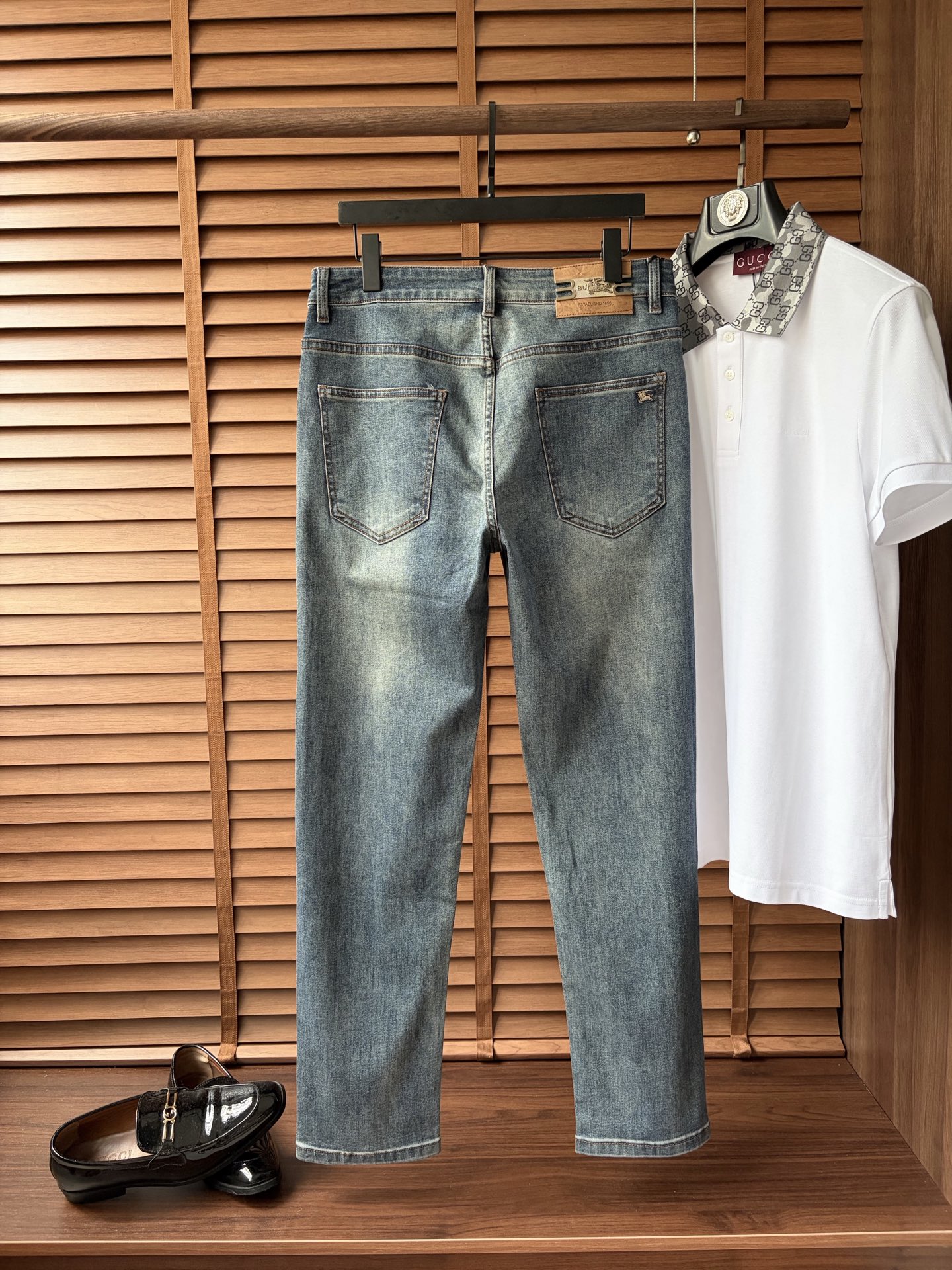 NO:916171,Burberry 2026 Early Autumn New Men's Jeans Original Factory Original Fabric Original Wash!  Imported original washed elastic fabric, complicated handicraft superposition, any washing process will turn into a completely different color effect if you stay for a few seconds longer, so it is more precious, especially durable and taste-resistant... Use the best elastic texture of tannin, genuine leather labels, high-end metal accessories... to create a unique and original jeans style!  Original hardware accessories, super correct fit, comfortable and breathable, extremely high grade, counter quality, handsome upper body. Size 29-38, no 37, burberry, jeans,19860909巴宝莉 2026早秋新款 男士牛仔裤原厂原布原洗水！进口原版水洗弹力面料,复杂的手工艺叠加,任何一个洗水环节多停留几秒都会变成完全不一样的颜色效果,所以越加珍贵,特别持久、耐味…… 选用上乘的丹宁弹力质感,真皮皮牌、高定的金属辅料……打造出独特及原创的牛仔裤款型！原版五金辅料,版型超正,舒适透气,档次极高,专柜品质,上身帅气十足. 码数29-38,无 37,,burberry,jeans,,Men's clothing