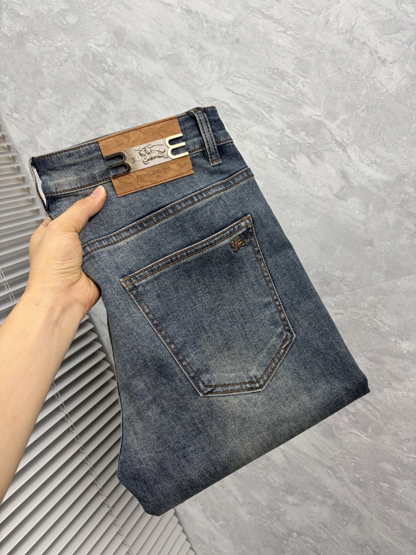 NO:905051,Burberry 2026 Early Autumn New Men's Jeans Original Factory Original Fabric Original Wash!  Imported original washed elastic fabric, complicated handicraft superposition, any washing process will turn into a completely different color effect if you stay for a few seconds longer, so it is more precious, especially durable and taste-resistant... Use the best elastic texture of tannin, genuine leather labels, high-end metal accessories... to create a unique and original jeans style!  Original hardware accessories, super correct fit, comfortable and breathable, extremely high grade, counter quality, handsome upper body. Size 29-38, no 37, burberry, jeans,19860909巴宝莉 2026早秋新款 男士牛仔裤原厂原布原洗水！进口原版水洗弹力面料,复杂的手工艺叠加,任何一个洗水环节多停留几秒都会变成完全不一样的颜色效果,所以越加珍贵,特别持久、耐味…… 选用上乘的丹宁弹力质感,真皮皮牌、高定的金属辅料……打造出独特及原创的牛仔裤款型！原版五金辅料,版型超正,舒适透气,档次极高,专柜品质,上身帅气十足. 码数29-38,无 37,,burberry,jeans,,Men's clothing