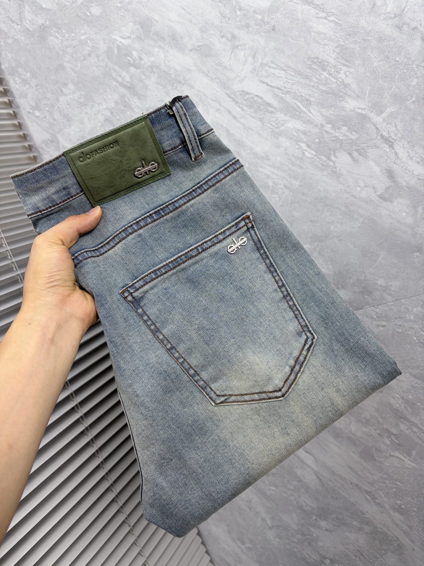 NO:905045,alo 2026 early autumn new men's jeans original factory original fabric original wash water!  Imported original washed elastic fabric, complicated handicraft superposition, any washing process will turn into a completely different color effect if you stay for a few seconds longer, so it is more precious, especially durable and taste-resistant... Use the best elastic texture of tannin, genuine leather labels, high-end metal accessories... to create a unique and original jeans style!  Original hardware accessories, super correct fit, comfortable and breathable, extremely high grade, counter quality, handsome upper body. Size 29-38, no 37,,jeans,19860909alo 2026早秋新款 男士牛仔裤原厂原布原洗水！进口原版水洗弹力面料,复杂的手工艺叠加,任何一个洗水环节多停留几秒都会变成完全不一样的颜色效果,所以越加珍贵,特别持久、耐味…… 选用上乘的丹宁弹力质感,真皮皮牌、高定的金属辅料……打造出独特及原创的牛仔裤款型！原版五金辅料,版型超正,舒适透气,档次极高,专柜品质,上身帅气十足. 码数29-38,无 37,,jeans,,Men's clothing