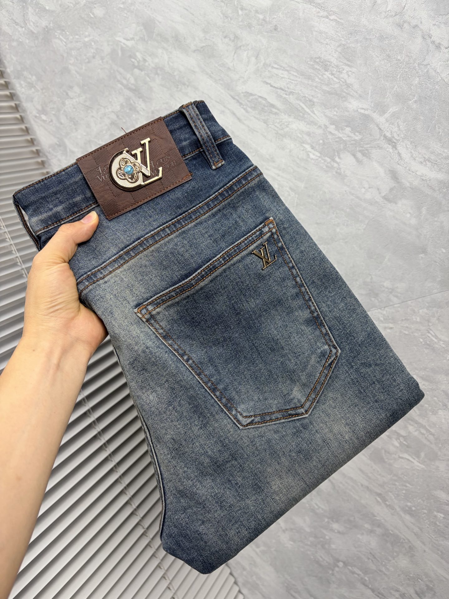 NO:926484,LV2026 early autumn new style men's jeans original factory original fabric original wash water!  Imported original washed elastic fabric, complicated handicraft superposition, any washing process will turn into a completely different color effect if you stay for a few seconds longer, so it is more precious, especially durable and taste-resistant... Use the best elastic texture of tannin, genuine leather labels, high-end metal accessories... to create a unique and original jeans style!  Original hardware accessories, super correct fit, comfortable and breathable, extremely high grade, counter quality, handsome upper body. Size 29-38, no 37,, louis vuitton, jeans,19860909LV2026早秋新款 男士牛仔裤原厂原布原洗水！进口原版水洗弹力面料,复杂的手工艺叠加,任何一个洗水环节多停留几秒都会变成完全不一样的颜色效果,所以越加珍贵,特别持久、耐味…… 选用上乘的丹宁弹力质感,真皮皮牌、高定的金属辅料……打造出独特及原创的牛仔裤款型！原版五金辅料,版型超正,舒适透气,档次极高,专柜品质,上身帅气十足. 码数29-38,无 37,,louis vuitton,jeans,,Men's clothing