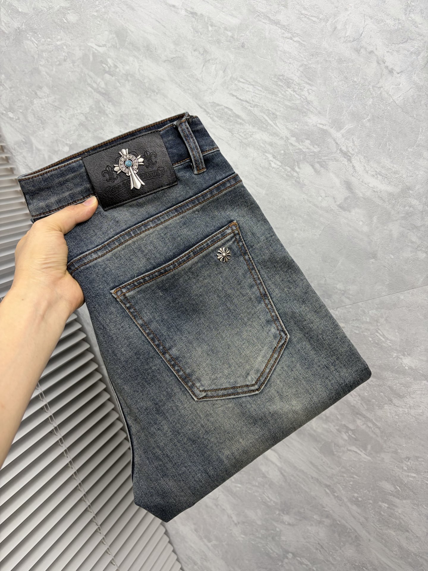NO:926496,Croxin 2026 early autumn new men's jeans original factory original fabric original wash water!  Imported original washed elastic fabric, complicated handicraft superposition, any washing process will turn into a completely different color effect if you stay for a few seconds longer, so it is more precious, especially durable and taste-resistant... Use the best elastic texture of tannin, genuine leather labels, high-end metal accessories... to create a unique and original jeans style!  Original hardware accessories, super correct fit, comfortable and breathable, extremely high grade, counter quality, handsome upper body. Code number 29-38, no 37, chrome hearts, jeans,19860909克罗心2026早秋新款 男士牛仔裤原厂原布原洗水！进口原版水洗弹力面料,复杂的手工艺叠加,任何一个洗水环节多停留几秒都会变成完全不一样的颜色效果,所以越加珍贵,特别持久、耐味…… 选用上乘的丹宁弹力质感,真皮皮牌、高定的金属辅料……打造出独特及原创的牛仔裤款型！原版五金辅料,版型超正,舒适透气,档次极高,专柜品质,上身帅气十足. 码数29-38,无 37,,chrome hearts,jeans,,Men's clothing