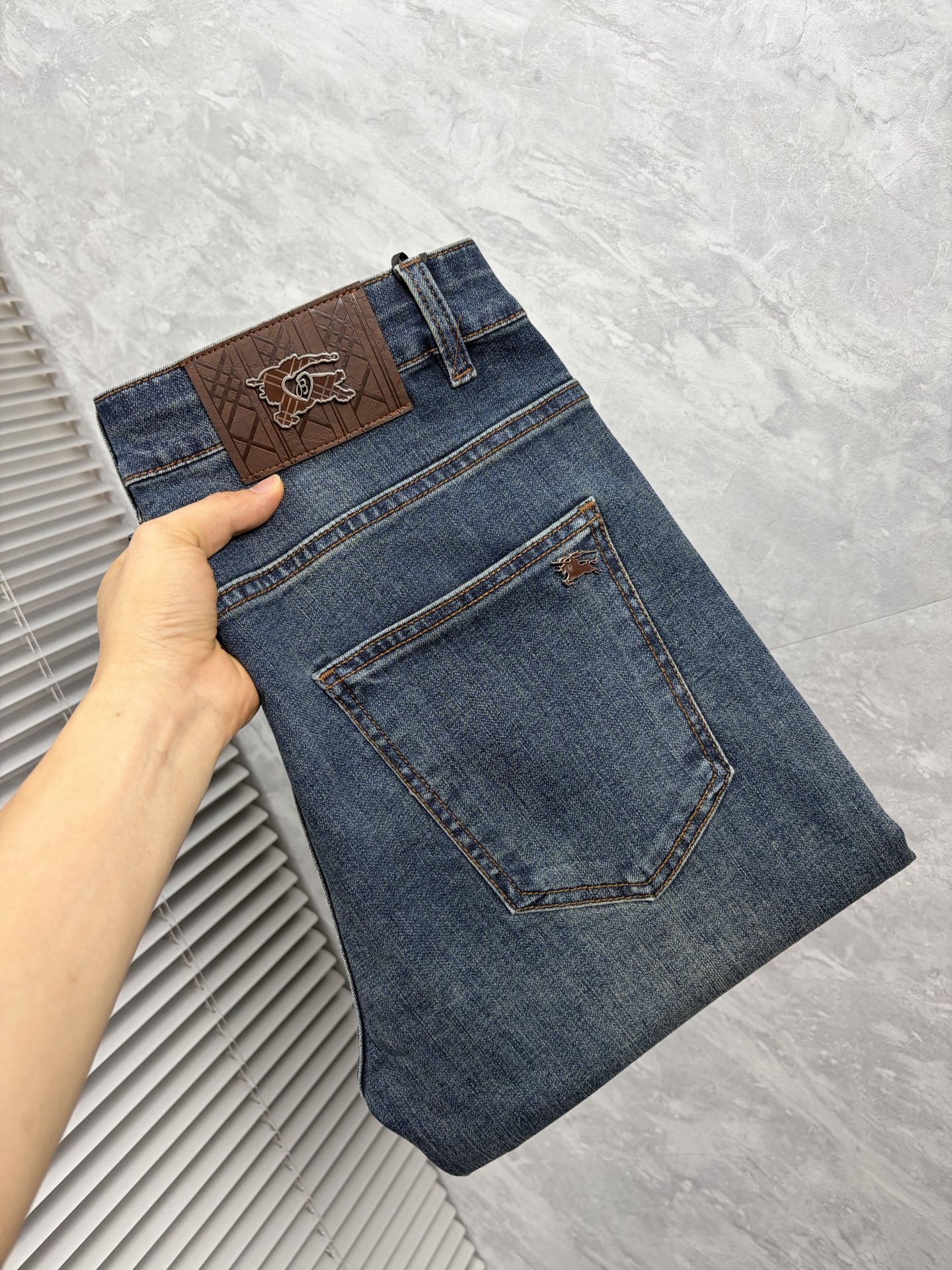 NO:926508,Burberry 2026 Early Autumn New Men's Jeans Original Factory Original Fabric Original Wash!  Imported original washed elastic fabric, complicated handicraft superposition, any washing process will turn into a completely different color effect if you stay for a few seconds longer, so it is more precious, especially durable and taste-resistant... Use the best elastic texture of tannin, genuine leather labels, high-end metal accessories... to create a unique and original jeans style!  Original hardware accessories, super correct fit, comfortable and breathable, extremely high grade, counter quality, handsome upper body. Size 29-38, no 37, burberry, jeans,19860909巴宝莉 2026早秋新款 男士牛仔裤原厂原布原洗水！进口原版水洗弹力面料,复杂的手工艺叠加,任何一个洗水环节多停留几秒都会变成完全不一样的颜色效果,所以越加珍贵,特别持久、耐味…… 选用上乘的丹宁弹力质感,真皮皮牌、高定的金属辅料……打造出独特及原创的牛仔裤款型！原版五金辅料,版型超正,舒适透气,档次极高,专柜品质,上身帅气十足. 码数29-38,无 37,,burberry,jeans,,Men's clothing