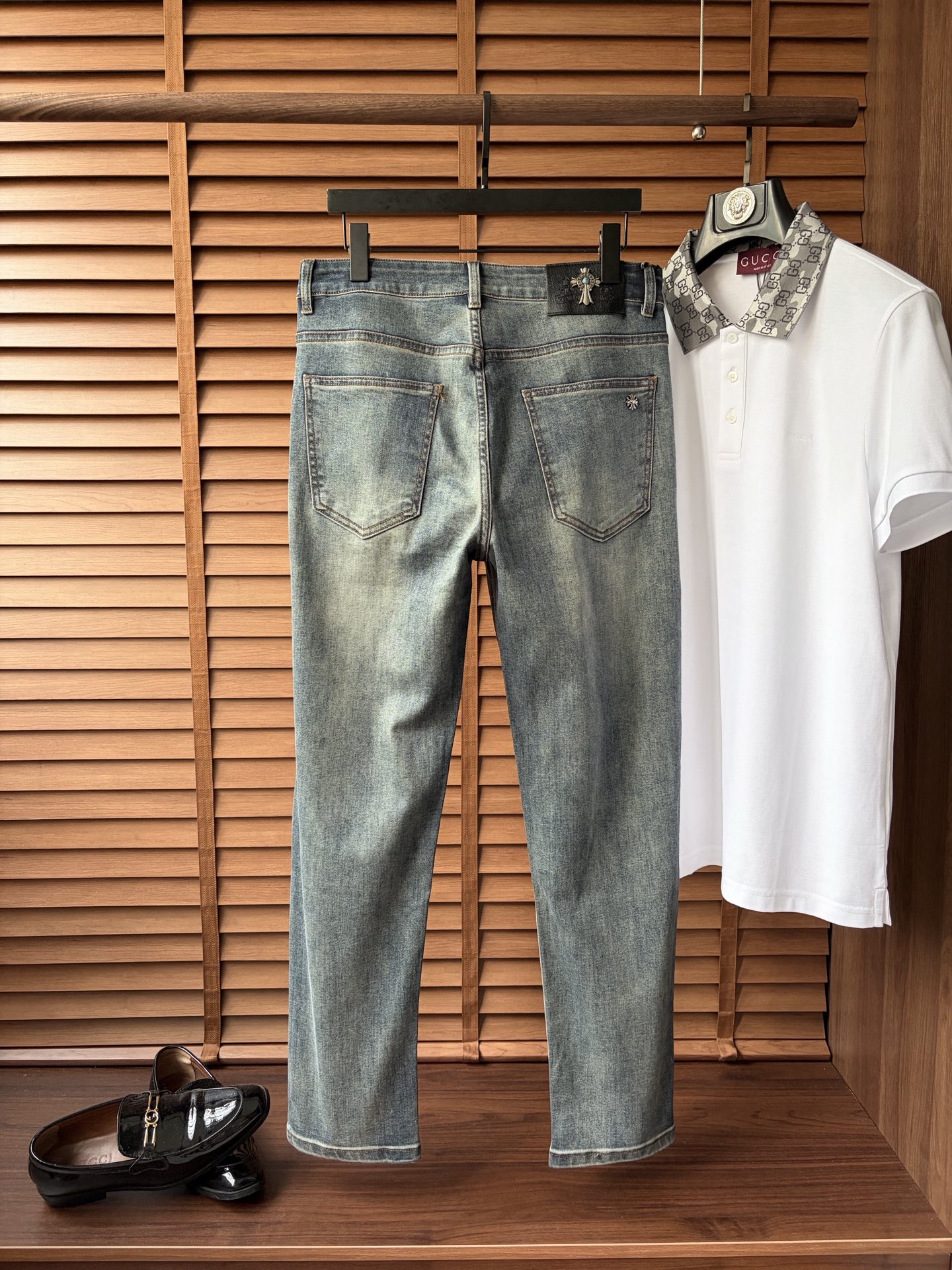 NO:916179,Croxin 2026 Early Autumn New Men's Jeans Original Factory Original Fabric Original Washing Water!  Imported original washed elastic fabric, complicated handicraft superposition, any washing process will turn into a completely different color effect if you stay for a few seconds longer, so it is more precious, especially durable and taste-resistant... Use the best elastic texture of tannin, genuine leather labels, high-end metal accessories... to create a unique and original jeans style!  Original hardware accessories, super correct fit, comfortable and breathable, extremely high grade, counter quality, handsome upper body. Code number 29-38, no 37, chrome hearts, jeans,19860909克罗心 2026早秋新款 男士牛仔裤原厂原布原洗水！进口原版水洗弹力面料,复杂的手工艺叠加,任何一个洗水环节多停留几秒都会变成完全不一样的颜色效果,所以越加珍贵,特别持久、耐味…… 选用上乘的丹宁弹力质感,真皮皮牌、高定的金属辅料……打造出独特及原创的牛仔裤款型！原版五金辅料,版型超正,舒适透气,档次极高,专柜品质,上身帅气十足. 码数29-38,无 37,,chrome hearts,jeans,,Men's clothing