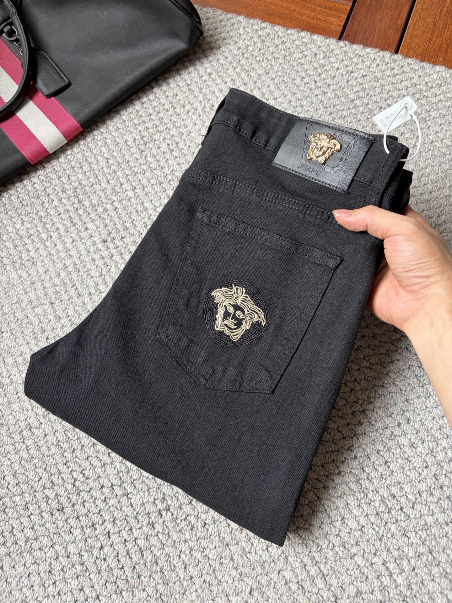 NO:927019,Versace's 2026 new men's jeans have good fabric elasticity. Exclusively available on the official website. Fashionable and elegant. Heavy craftsmanship design. Using original color yeast washing process. Selected imported heavyweight denim denim fabric. Equipped with counter hardware decoration. Genuine leather label. Exquisite stitching. Big brand style. Worth owning. Code number 28-36, no 35, shipped next day,,versace,jeans,19860909范思 2026新品男士牛仔裤 面料弹性好.独家发售 官网同步 时尚优雅 重工艺设计.采用原色酵母水洗工艺 精选进口重磅丹宁牛仔面料 配专柜五金装饰 真皮皮牌 精致车线 大牌风范 值得拥有.码数28-36无35,隔天出货,,versace,jeans,,Men's clothing