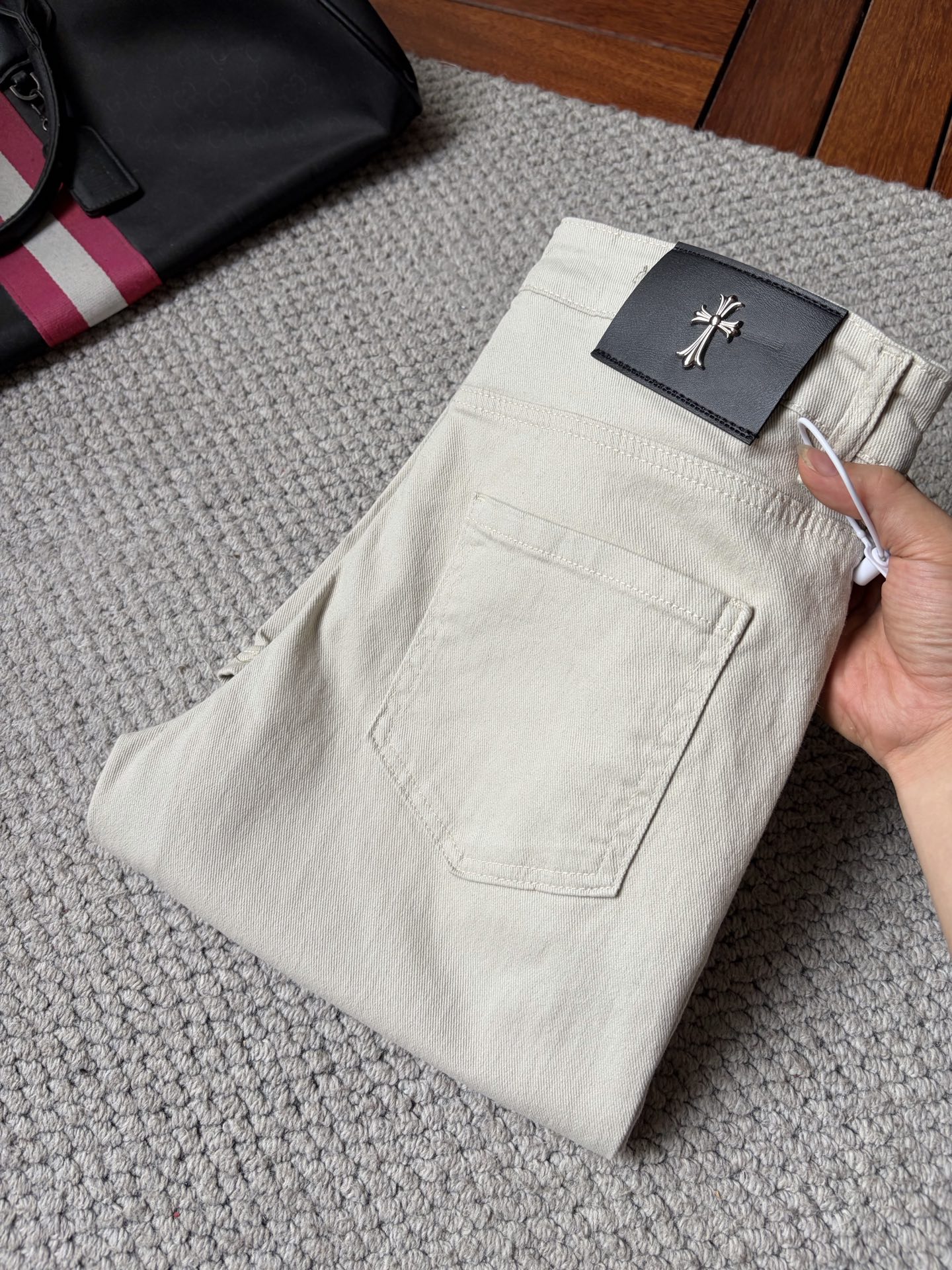 NO:927037,Crowe's 2026 new men's jeans are made of good elasticity. Exclusively available on the official website. Fashionable and elegant. Heavy craftsmanship design. Using original color yeast washing process. Selected imported heavyweight denim denim fabric. Equipped with counter hardware decoration. Genuine leather label. Exquisite stitching. Big brand style. Worth owning. Code number 28-36, no 35, shipped next day,, chrome hearts, jeans,19860909克罗 2026新品男士牛仔裤 面料弹性好.独家发售 官网同步 时尚优雅 重工艺设计.采用原色酵母水洗工艺 精选进口重磅丹宁牛仔面料 配专柜五金装饰 真皮皮牌 精致车线 大牌风范 值得拥有.码数28-36无35,隔天出货,,chrome hearts,jeans,,Men's clothing