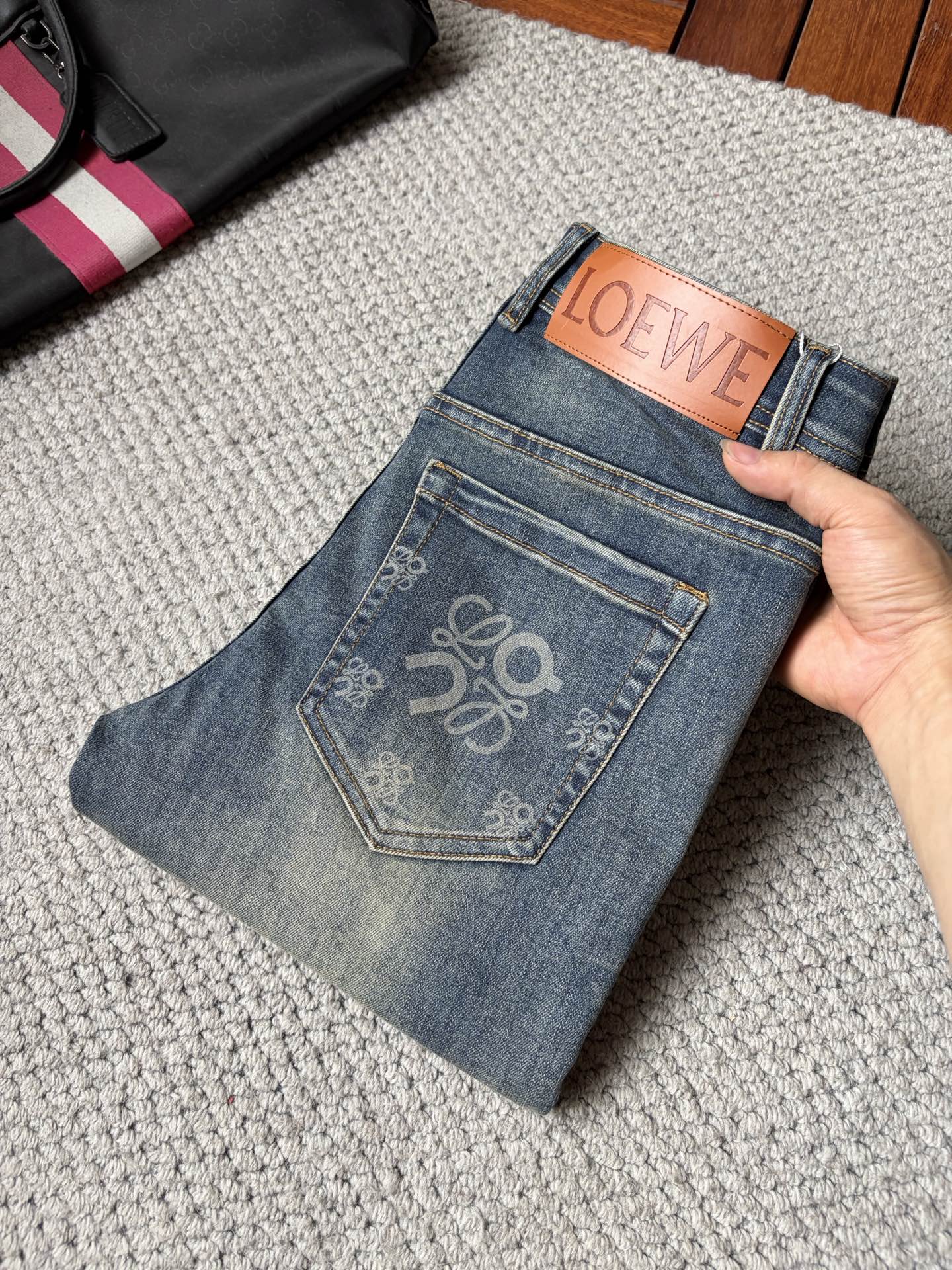 NO:913389,Loewe men's denim jeans, official album and poster style!  High-grade imported denim raw color fabrics are supplied to customers, and the pure 13oz denim fabrics from Okayama, Japan are specially selected. Heavy-duty environmentally friendly plant enzyme washing process is used. The texture has a light retro color, which is quite beautiful and is very suitable for autumn and winter color matching. The fabric is soft and delicate after washing, but has strong bones and a slight stretch, providing an excellent comfortable experience. There is no damage from any technological elements throughout the body, retaining the purest tannin color!  The details throughout the body are perfect, exquisite and sophisticated. The latest leather label on the waist highlights the brand's characteristics. The hardware accessories, leather label and wiring all reflect the craftsmanship!  The silhouette is perfectly tailored and has excellent butt lift and slimming effect. It can be easily matched with any top in the wardrobe. It has wide compatibility and is suitable for various daily wear. The upper body is full of style. It is a must-have trousers for those who are obsessed with quality control and 1V!  Size 29-38 (not 35.37),,loewe,jeans,19860909罗意威 男士丹宁牛仔裤,官宣画册海报穿搭款！ 客供高级进口的丹宁原色面料,特选日本冈山纯正13oz 盎司牛仔布料,重磅环保植物酵素水洗工艺,肌理有着淡淡的复古色彩,相当漂亮,极符合秋冬的配色,面料经过水洗后柔软细腻,但筋骨感极强,且略带弹力,提供了绝佳的舒适体验,通身无任何工艺元素破坏,保留了最纯粹的丹宁本色！通身细节完美如斯,精湛且考究,最新的腰部皮标彰显了品牌特质,五金配件、皮标、走线无不体现出匠心工艺！版型剪裁完美,提臀修身效果绝佳,可轻松横扫衣橱任何的上装搭配,兼容性广泛,满足于日常各种穿搭,上身型款十足,于品质控及1V迷控者必入型裤装！ 尺码29—38（没35.37）,,loewe,jeans,,Men's clothing