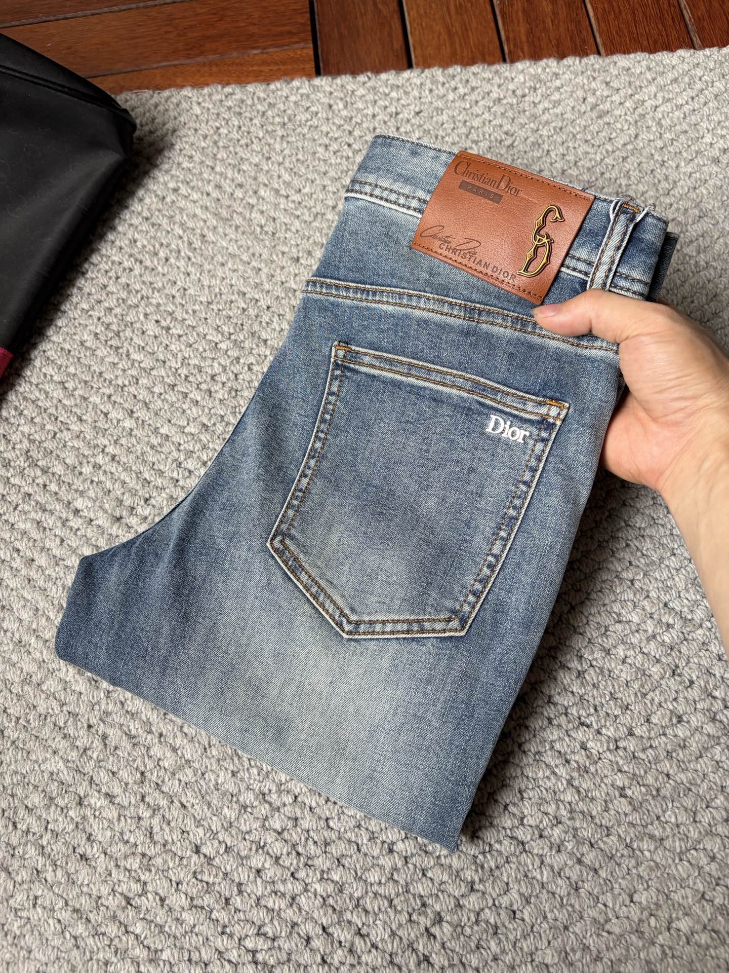 NO:913386,dr men's denim jeans, official album and poster outfit!  High-grade imported denim raw color fabrics are supplied to customers, and the pure 13oz denim fabrics from Okayama, Japan are specially selected. Heavy-duty environmentally friendly plant enzyme washing process is used. The texture has a light retro color, which is quite beautiful and is very suitable for autumn and winter color matching. The fabric is soft and delicate after washing, but has strong bones and a slight stretch, providing an excellent comfortable experience. There is no damage from any technological elements throughout the body, retaining the purest tannin color!  The details throughout the body are perfect, exquisite and sophisticated. The latest leather label on the waist highlights the brand's characteristics. The hardware accessories, leather label and wiring all reflect the craftsmanship!  The silhouette is perfectly tailored and has excellent butt lift and slimming effect. It can be easily matched with any top in the wardrobe. It has wide compatibility and is suitable for various daily wear. The upper body is full of style. It is a must-have trousers for those who are obsessed with quality control and 1V!  Size 29-38 (not 35.37),,jeans,19860909dr 男士丹宁牛仔裤,官宣画册海报穿搭款！ 客供高级进口的丹宁原色面料,特选日本冈山纯正13oz 盎司牛仔布料,重磅环保植物酵素水洗工艺,肌理有着淡淡的复古色彩,相当漂亮,极符合秋冬的配色,面料经过水洗后柔软细腻,但筋骨感极强,且略带弹力,提供了绝佳的舒适体验,通身无任何工艺元素破坏,保留了最纯粹的丹宁本色！通身细节完美如斯,精湛且考究,最新的腰部皮标彰显了品牌特质,五金配件、皮标、走线无不体现出匠心工艺！版型剪裁完美,提臀修身效果绝佳,可轻松横扫衣橱任何的上装搭配,兼容性广泛,满足于日常各种穿搭,上身型款十足,于品质控及1V迷控者必入型裤装！ 尺码29—38（没35.37）,,jeans,,Men's clothing
