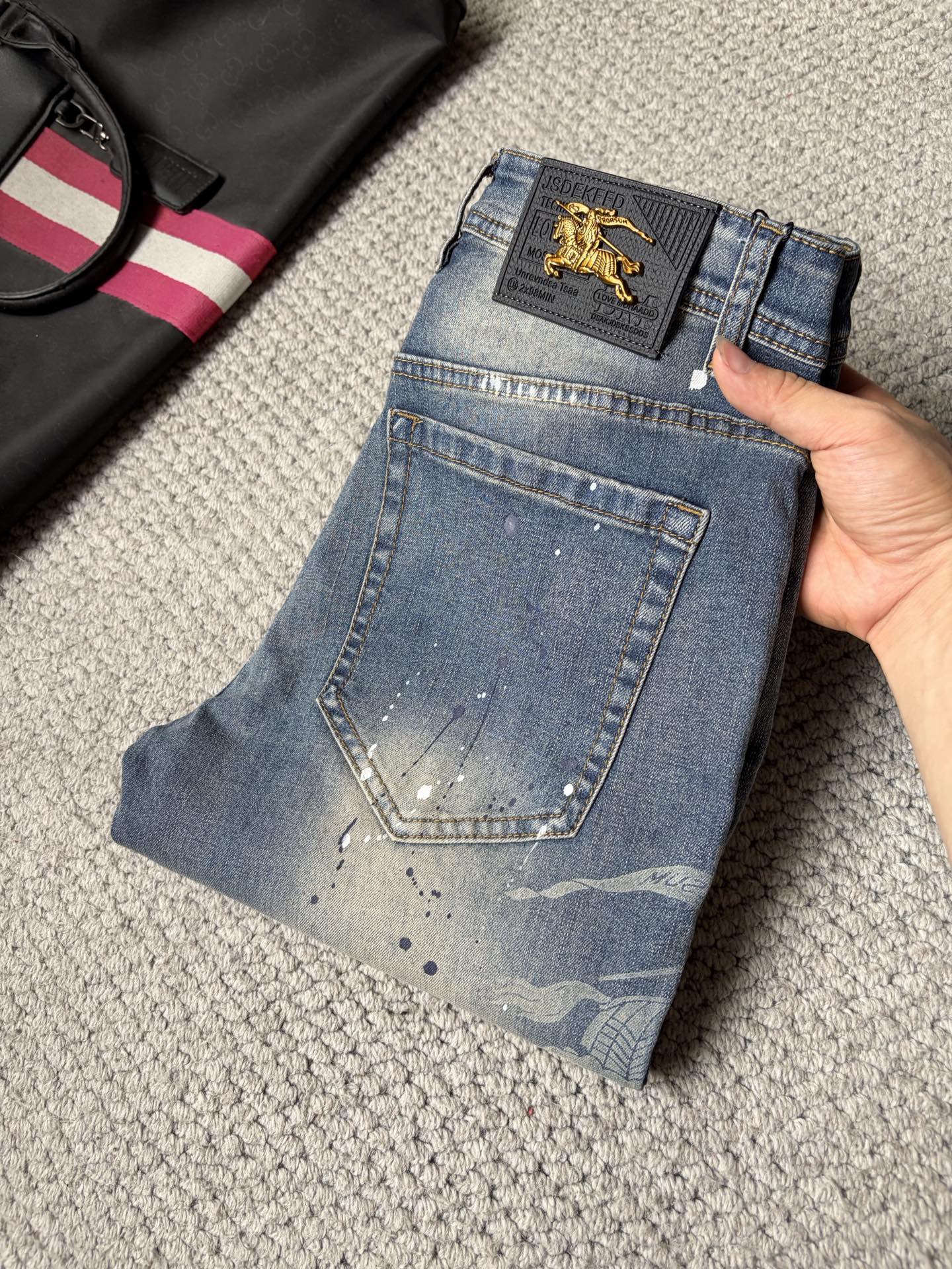 NO:913383,Burberry men's denim jeans, official album and poster style!  High-grade imported denim raw color fabrics are supplied to customers, and the pure 13oz denim fabrics from Okayama, Japan are specially selected. Heavy-duty environmentally friendly plant enzyme washing process is used. The texture has a light retro color, which is quite beautiful and is very suitable for autumn and winter color matching. The fabric is soft and delicate after washing, but has strong bones and a slight stretch, providing an excellent comfortable experience. There is no damage from any technological elements throughout the body, retaining the purest tannin color!  The details throughout the body are perfect, exquisite and sophisticated. The latest leather label on the waist highlights the brand's characteristics. The hardware accessories, leather label and wiring all reflect the craftsmanship!  The silhouette is perfectly tailored and has excellent butt lift and slimming effect. It can be easily matched with any top in the wardrobe. It has wide compatibility and is suitable for various daily wear. The upper body is full of style. It is a must-have trousers for those who are obsessed with quality control and 1V!  Size 29-38 (not 35.37),,burberry,jeans,19860909巴宝莉 男士丹宁牛仔裤,官宣画册海报穿搭款！ 客供高级进口的丹宁原色面料,特选日本冈山纯正13oz 盎司牛仔布料,重磅环保植物酵素水洗工艺,肌理有着淡淡的复古色彩,相当漂亮,极符合秋冬的配色,面料经过水洗后柔软细腻,但筋骨感极强,且略带弹力,提供了绝佳的舒适体验,通身无任何工艺元素破坏,保留了最纯粹的丹宁本色！通身细节完美如斯,精湛且考究,最新的腰部皮标彰显了品牌特质,五金配件、皮标、走线无不体现出匠心工艺！版型剪裁完美,提臀修身效果绝佳,可轻松横扫衣橱任何的上装搭配,兼容性广泛,满足于日常各种穿搭,上身型款十足,于品质控及1V迷控者必入型裤装！ 尺码29—38（没35.37）,,burberry,jeans,,Men's clothing