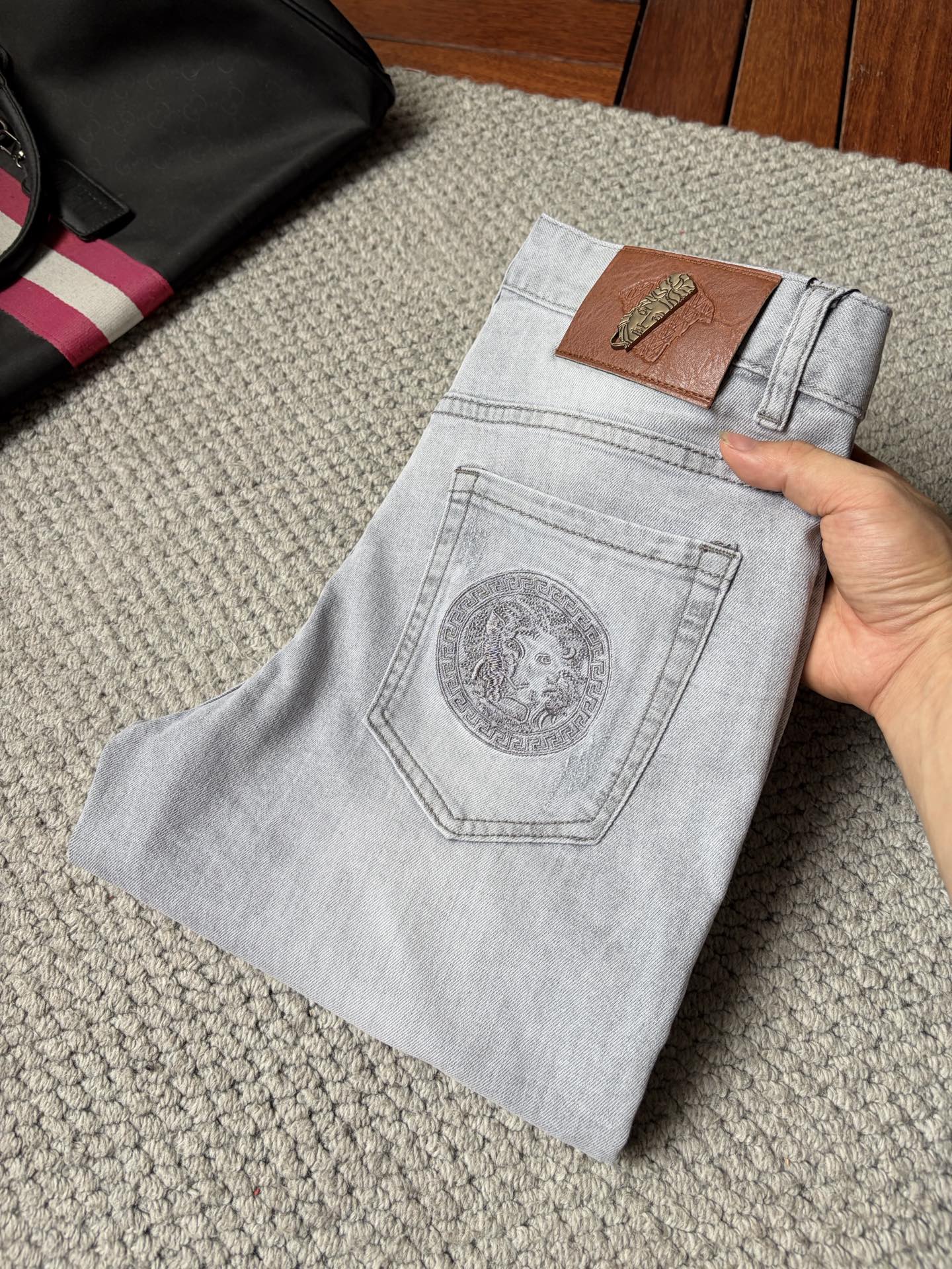 NO:913380,Versace men's denim jeans, official album and poster style!  High-grade imported denim raw color fabrics are supplied to customers, and the pure 13oz denim fabrics from Okayama, Japan are specially selected. Heavy-duty environmentally friendly plant enzyme washing process is used. The texture has a light retro color, which is quite beautiful and is very suitable for autumn and winter color matching. The fabric is soft and delicate after washing, but has strong bones and a slight stretch, providing an excellent comfortable experience. There is no damage from any technological elements throughout the body, retaining the purest tannin color!  The details throughout the body are perfect, exquisite and sophisticated. The latest leather label on the waist highlights the brand's characteristics. The hardware accessories, leather label and wiring all reflect the craftsmanship!  The silhouette is perfectly tailored and has excellent butt lift and slimming effect. It can be easily matched with any top in the wardrobe. It has wide compatibility and is suitable for various daily wear. The upper body is full of style. It is a must-have trousers for those who are obsessed with quality control and 1V!  Sizes 29-38 (not 35.37),,versace,jeans,19860909范思哲 男士丹宁牛仔裤,官宣画册海报穿搭款！ 客供高级进口的丹宁原色面料,特选日本冈山纯正13oz 盎司牛仔布料,重磅环保植物酵素水洗工艺,肌理有着淡淡的复古色彩,相当漂亮,极符合秋冬的配色,面料经过水洗后柔软细腻,但筋骨感极强,且略带弹力,提供了绝佳的舒适体验,通身无任何工艺元素破坏,保留了最纯粹的丹宁本色！通身细节完美如斯,精湛且考究,最新的腰部皮标彰显了品牌特质,五金配件、皮标、走线无不体现出匠心工艺！版型剪裁完美,提臀修身效果绝佳,可轻松横扫衣橱任何的上装搭配,兼容性广泛,满足于日常各种穿搭,上身型款十足,于品质控及1V迷控者必入型裤装！ 尺码29—38（没35.37）,,versace,jeans,,Men's clothing
