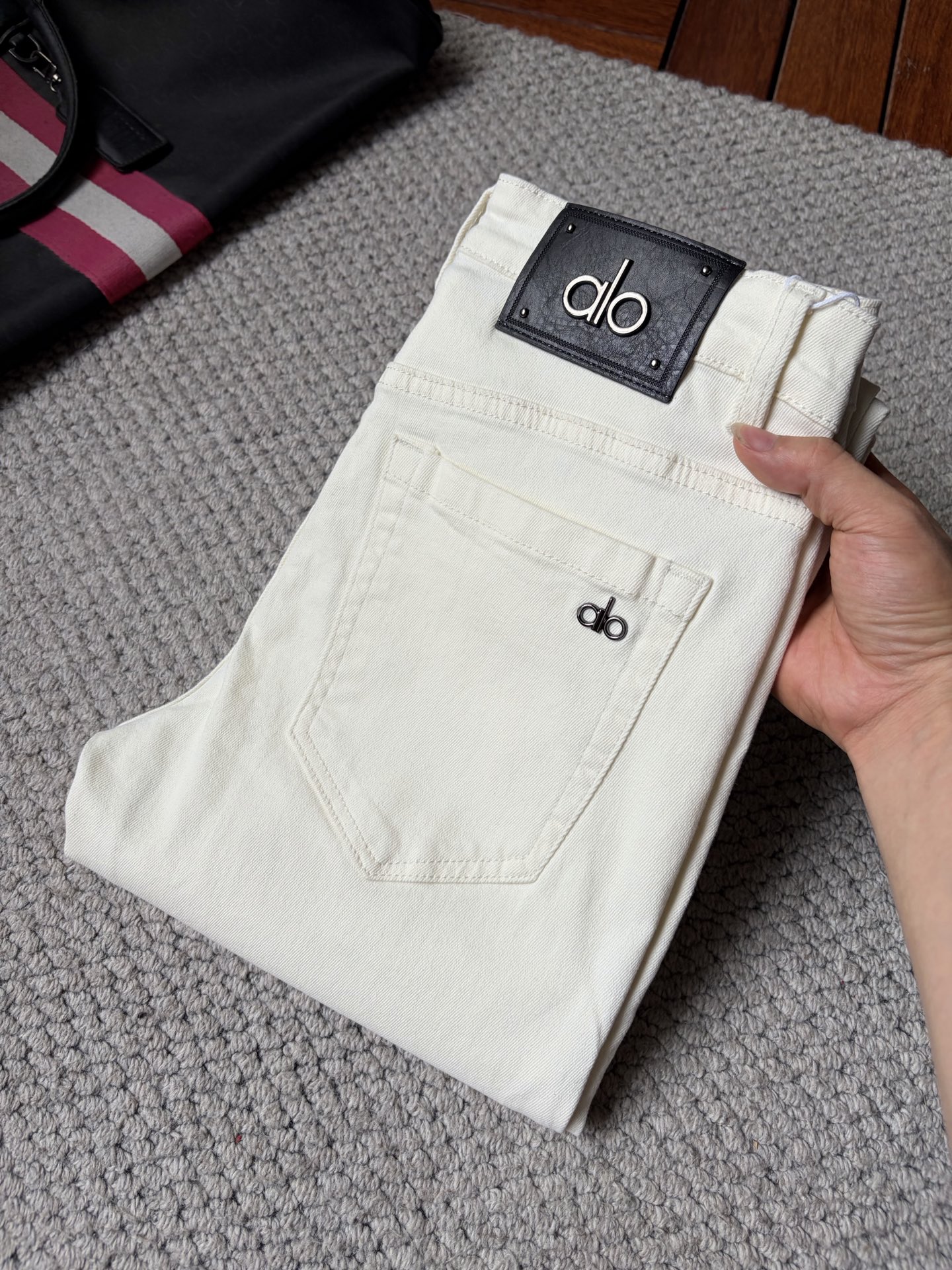 NO:913377,all men's denim jeans, official album and poster wear styles!  High-grade imported denim raw color fabrics are supplied to customers, and the pure 13oz denim fabrics from Okayama, Japan are specially selected. Heavy-duty environmentally friendly plant enzyme washing process is used. The texture has a light retro color, which is quite beautiful and is very suitable for autumn and winter color matching. The fabric is soft and delicate after washing, but has strong bones and a slight stretch, providing an excellent comfortable experience. There is no damage from any technological elements throughout the body, retaining the purest tannin color!  The details throughout the body are perfect, exquisite and sophisticated. The latest leather label on the waist highlights the brand's characteristics. The hardware accessories, leather label and wiring all reflect the craftsmanship!  The silhouette is perfectly tailored and has excellent butt lift and slimming effect. It can be easily matched with any top in the wardrobe. It has wide compatibility and is suitable for various daily wear. The upper body is full of style. It is a must-have trousers for those who are obsessed with quality control and 1V!  Size 29-38 (not 35.37),,jeans,19860909all 男士丹宁牛仔裤,官宣画册海报穿搭款！ 客供高级进口的丹宁原色面料,特选日本冈山纯正13oz 盎司牛仔布料,重磅环保植物酵素水洗工艺,肌理有着淡淡的复古色彩,相当漂亮,极符合秋冬的配色,面料经过水洗后柔软细腻,但筋骨感极强,且略带弹力,提供了绝佳的舒适体验,通身无任何工艺元素破坏,保留了最纯粹的丹宁本色！通身细节完美如斯,精湛且考究,最新的腰部皮标彰显了品牌特质,五金配件、皮标、走线无不体现出匠心工艺！版型剪裁完美,提臀修身效果绝佳,可轻松横扫衣橱任何的上装搭配,兼容性广泛,满足于日常各种穿搭,上身型款十足,于品质控及1V迷控者必入型裤装！ 尺码29—38（没35.37）,,jeans,,Men's clothing