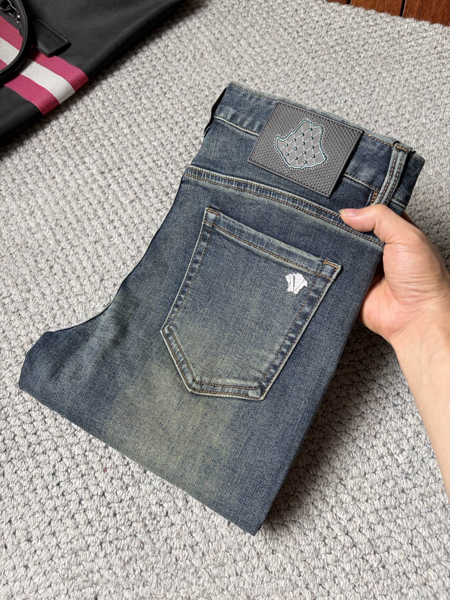 NO:913374,Versi* men's denim jeans, official album and poster wear style!  High-grade imported denim raw color fabrics are supplied to customers, and the pure 13oz denim fabrics from Okayama, Japan are specially selected. Heavy-duty environmentally friendly plant enzyme washing process is used. The texture has a light retro color, which is quite beautiful and is very suitable for autumn and winter color matching. The fabric is soft and delicate after washing, but has strong bones and a slight stretch, providing an excellent comfortable experience. There is no damage from any technological elements throughout the body, retaining the purest tannin color!  The details throughout the body are perfect, exquisite and sophisticated. The latest leather label on the waist highlights the brand's characteristics. The hardware accessories, leather label and wiring all reflect the craftsmanship!  The silhouette is perfectly tailored and has excellent butt lift and slimming effect. It can be easily matched with any top in the wardrobe. It has wide compatibility and is suitable for various daily wear. The upper body is full of style. It is a must-have trousers for those who are obsessed with quality control and 1V!  Sizes 29-38 (not 35.37),,versace,jeans,19860909范思*男士丹宁牛仔裤,官宣画册海报穿搭款！ 客供高级进口的丹宁原色面料,特选日本冈山纯正13oz 盎司牛仔布料,重磅环保植物酵素水洗工艺,肌理有着淡淡的复古色彩,相当漂亮,极符合秋冬的配色,面料经过水洗后柔软细腻,但筋骨感极强,且略带弹力,提供了绝佳的舒适体验,通身无任何工艺元素破坏,保留了最纯粹的丹宁本色！通身细节完美如斯,精湛且考究,最新的腰部皮标彰显了品牌特质,五金配件、皮标、走线无不体现出匠心工艺！版型剪裁完美,提臀修身效果绝佳,可轻松横扫衣橱任何的上装搭配,兼容性广泛,满足于日常各种穿搭,上身型款十足,于品质控及1V迷控者必入型裤装！ 尺码29—38（没35.37）,,versace,jeans,,Men's clothing