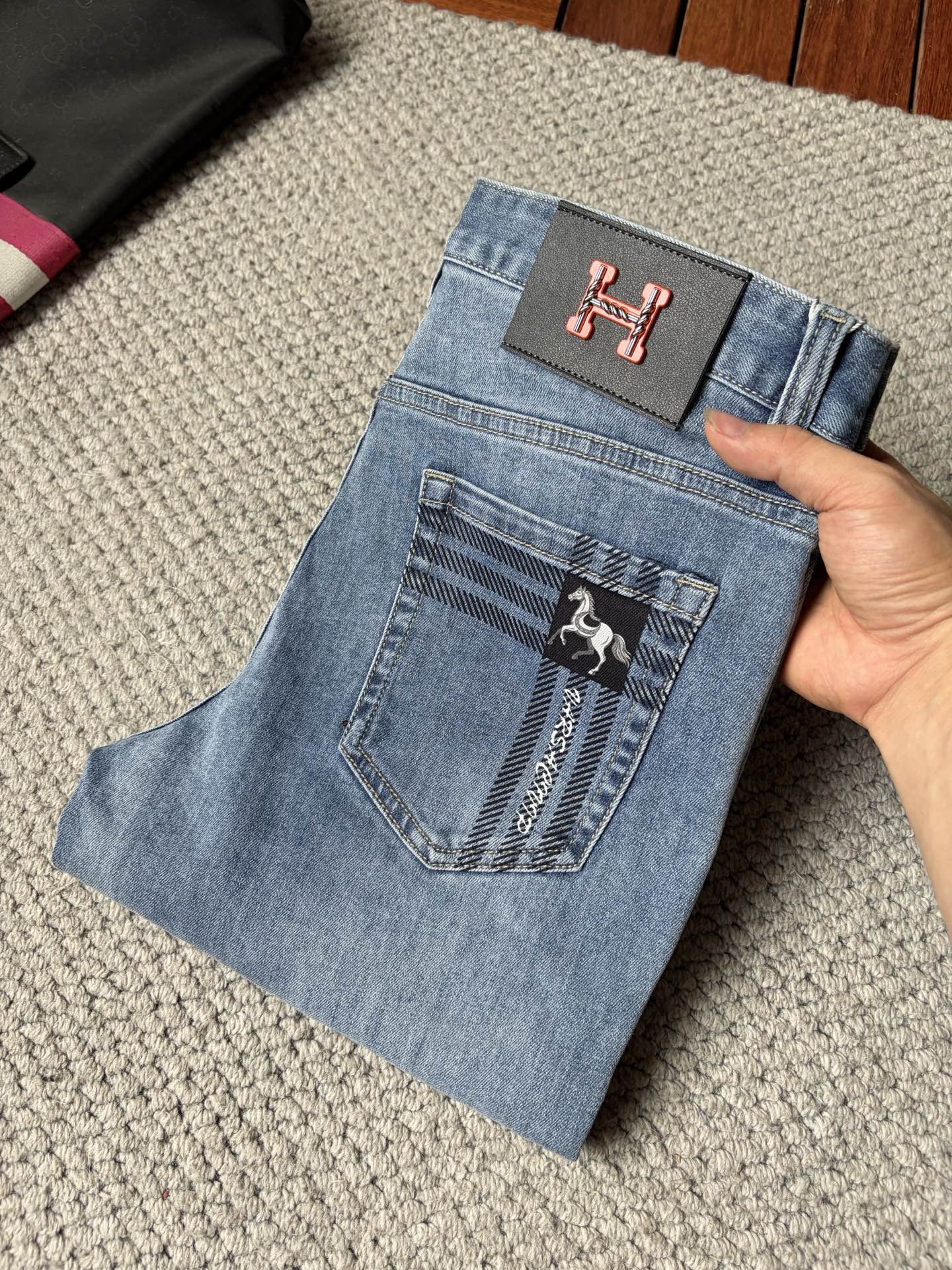 NO:913371,Burberry men's denim jeans, official album and poster style!  High-grade imported denim raw color fabrics are supplied to customers, and the pure 13oz denim fabrics from Okayama, Japan are specially selected. Heavy-duty environmentally friendly plant enzyme washing process is used. The texture has a light retro color, which is quite beautiful and is very suitable for autumn and winter color matching. The fabric is soft and delicate after washing, but has strong bones and a slight stretch, providing an excellent comfortable experience. There is no damage from any technological elements throughout the body, retaining the purest tannin color!  The details throughout the body are perfect, exquisite and sophisticated. The latest leather label on the waist highlights the brand's characteristics. The hardware accessories, leather label and wiring all reflect the craftsmanship!  The silhouette is perfectly tailored and has excellent butt lift and slimming effect. It can be easily matched with any top in the wardrobe. It has wide compatibility and is suitable for various daily wear. The upper body is full of style. It is a must-have trousers for those who are obsessed with quality control and 1V!  Size 29-38 (not 35.37),,burberry,jeans,19860909巴宝莉 男士丹宁牛仔裤,官宣画册海报穿搭款！ 客供高级进口的丹宁原色面料,特选日本冈山纯正13oz 盎司牛仔布料,重磅环保植物酵素水洗工艺,肌理有着淡淡的复古色彩,相当漂亮,极符合秋冬的配色,面料经过水洗后柔软细腻,但筋骨感极强,且略带弹力,提供了绝佳的舒适体验,通身无任何工艺元素破坏,保留了最纯粹的丹宁本色！通身细节完美如斯,精湛且考究,最新的腰部皮标彰显了品牌特质,五金配件、皮标、走线无不体现出匠心工艺！版型剪裁完美,提臀修身效果绝佳,可轻松横扫衣橱任何的上装搭配,兼容性广泛,满足于日常各种穿搭,上身型款十足,于品质控及1V迷控者必入型裤装！ 尺码29—38（没35.37）,,burberry,jeans,,Men's clothing