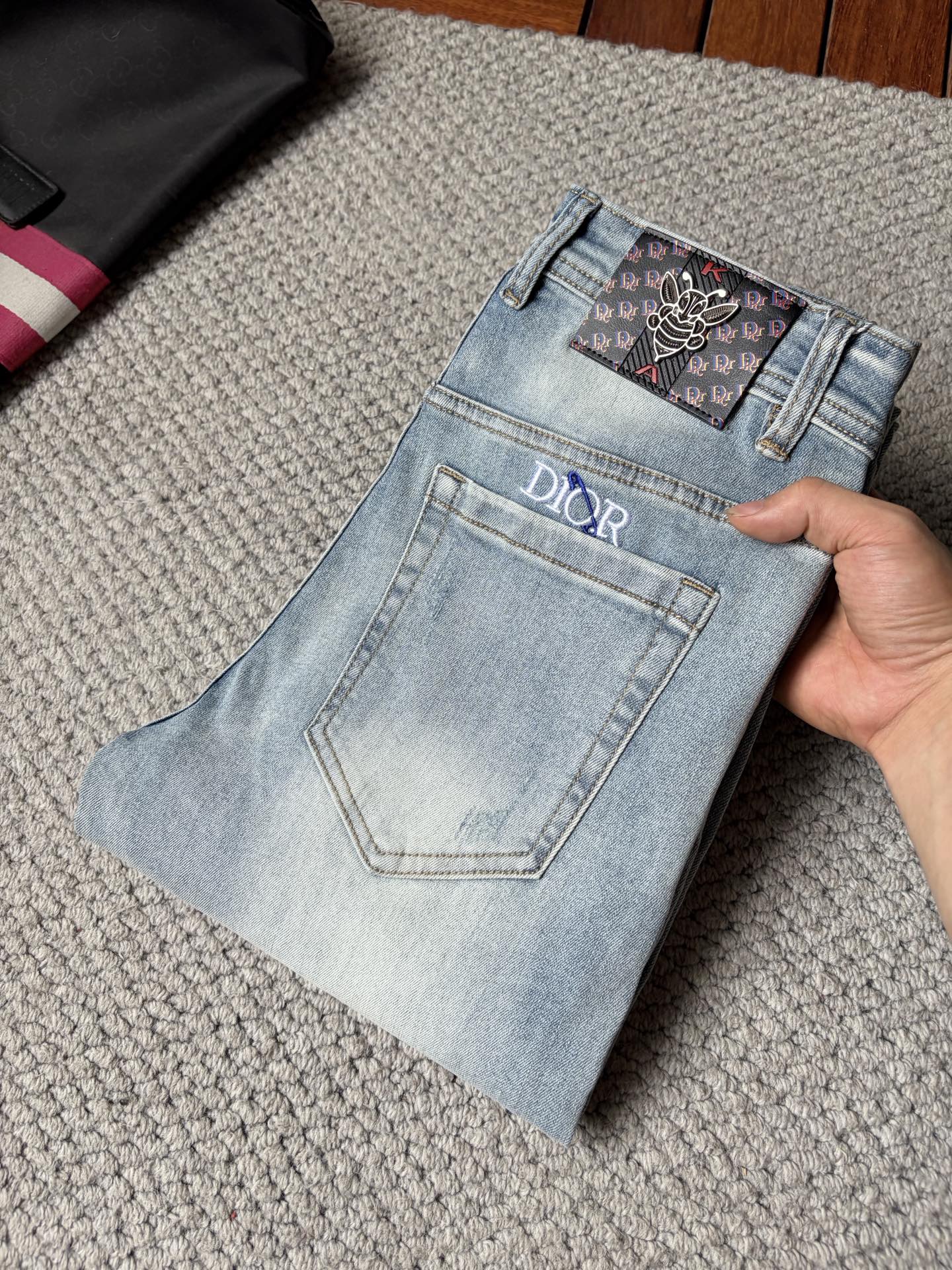 NO:913368,dr men's denim jeans, official album and poster outfit!  High-grade imported denim raw color fabrics are supplied to customers, and the pure 13oz denim fabrics from Okayama, Japan are specially selected. Heavy-duty environmentally friendly plant enzyme washing process is used. The texture has a light retro color, which is quite beautiful and is very suitable for autumn and winter color matching. The fabric is soft and delicate after washing, but has strong bones and a slight stretch, providing an excellent comfortable experience. There is no damage from any technological elements throughout the body, retaining the purest tannin color!  The details throughout the body are perfect, exquisite and sophisticated. The latest leather label on the waist highlights the brand's characteristics. The hardware accessories, leather label and wiring all reflect the craftsmanship!  The silhouette is perfectly tailored and has excellent butt lift and slimming effect. It can be easily matched with any top in the wardrobe. It has wide compatibility and is suitable for various daily wear. The upper body is full of style. It is a must-have trousers for those who are obsessed with quality control and 1V!  Size 29-38 (not 35.37),,jeans,19860909dr 男士丹宁牛仔裤,官宣画册海报穿搭款！ 客供高级进口的丹宁原色面料,特选日本冈山纯正13oz 盎司牛仔布料,重磅环保植物酵素水洗工艺,肌理有着淡淡的复古色彩,相当漂亮,极符合秋冬的配色,面料经过水洗后柔软细腻,但筋骨感极强,且略带弹力,提供了绝佳的舒适体验,通身无任何工艺元素破坏,保留了最纯粹的丹宁本色！通身细节完美如斯,精湛且考究,最新的腰部皮标彰显了品牌特质,五金配件、皮标、走线无不体现出匠心工艺！版型剪裁完美,提臀修身效果绝佳,可轻松横扫衣橱任何的上装搭配,兼容性广泛,满足于日常各种穿搭,上身型款十足,于品质控及1V迷控者必入型裤装！ 尺码29—38（没35.37）,,jeans,,Men's clothing