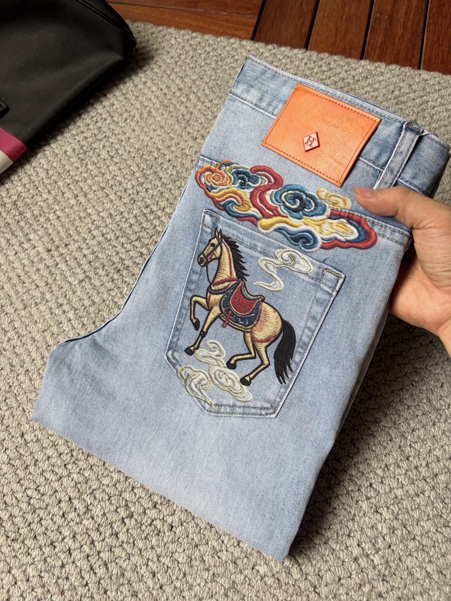 NO:913365,Hermès men's denim jeans, official album and poster outfit style!  High-grade imported denim raw color fabrics are supplied to customers, and the pure 13oz denim fabrics from Okayama, Japan are specially selected. Heavy-duty environmentally friendly plant enzyme washing process is used. The texture has a light retro color, which is quite beautiful and is very suitable for autumn and winter color matching. The fabric is soft and delicate after washing, but has strong bones and a slight stretch, providing an excellent comfortable experience. There is no damage from any technological elements throughout the body, retaining the purest tannin color!  The details throughout the body are perfect, exquisite and sophisticated. The latest leather label on the waist highlights the brand's characteristics. The hardware accessories, leather label and wiring all reflect the craftsmanship!  The silhouette is perfectly tailored and has excellent butt lift and slimming effect. It can be easily matched with any top in the wardrobe. It has wide compatibility and is suitable for various daily wear. The upper body is full of style. It is a must-have trousers for those who are obsessed with quality control and 1V!  Size 29-38 (not 35.37),,hermes,jeans,19860909爱马仕 男士丹宁牛仔裤,官宣画册海报穿搭款！ 客供高级进口的丹宁原色面料,特选日本冈山纯正13oz 盎司牛仔布料,重磅环保植物酵素水洗工艺,肌理有着淡淡的复古色彩,相当漂亮,极符合秋冬的配色,面料经过水洗后柔软细腻,但筋骨感极强,且略带弹力,提供了绝佳的舒适体验,通身无任何工艺元素破坏,保留了最纯粹的丹宁本色！通身细节完美如斯,精湛且考究,最新的腰部皮标彰显了品牌特质,五金配件、皮标、走线无不体现出匠心工艺！版型剪裁完美,提臀修身效果绝佳,可轻松横扫衣橱任何的上装搭配,兼容性广泛,满足于日常各种穿搭,上身型款十足,于品质控及1V迷控者必入型裤装！ 尺码29—38（没35.37）,,hermes,jeans,,Men's clothing