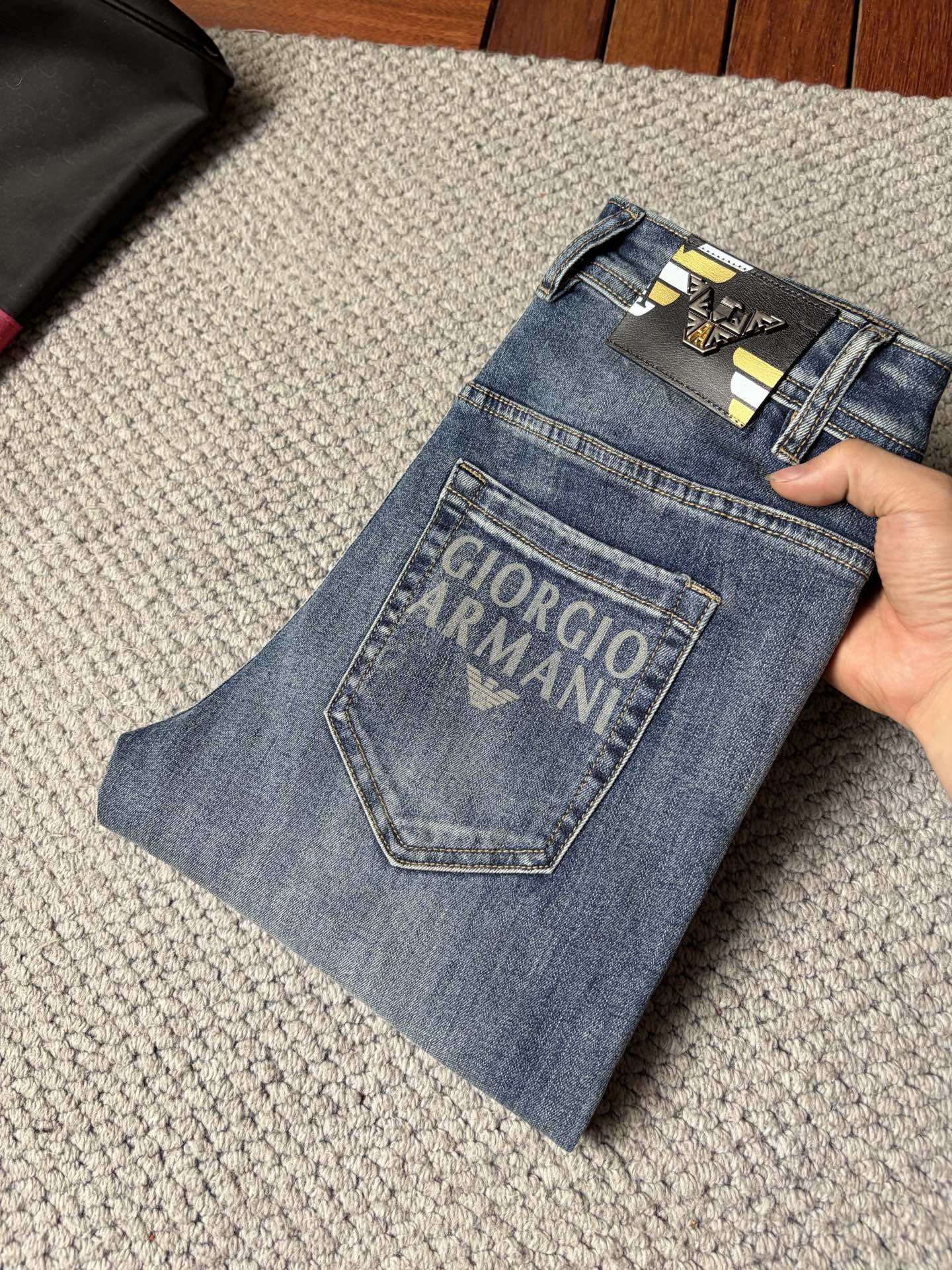 NO:913362,Armani men's denim jeans, official album and poster style!  High-grade imported denim raw color fabrics are supplied to customers, and the pure 13oz denim fabrics from Okayama, Japan are specially selected. Heavy-duty environmentally friendly plant enzyme washing process is used. The texture has a light retro color, which is quite beautiful and is very suitable for autumn and winter color matching. The fabric is soft and delicate after washing, but has strong bones and a slight stretch, providing an excellent comfortable experience. There is no damage from any technological elements throughout the body, retaining the purest tannin color!  The details throughout the body are perfect, exquisite and sophisticated. The latest leather label on the waist highlights the brand's characteristics. The hardware accessories, leather label and wiring all reflect the craftsmanship!  The silhouette is perfectly tailored and has excellent butt lift and slimming effect. It can be easily matched with any top in the wardrobe. It has wide compatibility and is suitable for various daily wear. The upper body is full of style. It is a must-have trousers for those who are obsessed with quality control and 1V!  Size 29-38 (not 35.37), armani,jeans,19860909阿玛尼 男士丹宁牛仔裤,官宣画册海报穿搭款！ 客供高级进口的丹宁原色面料,特选日本冈山纯正13oz 盎司牛仔布料,重磅环保植物酵素水洗工艺,肌理有着淡淡的复古色彩,相当漂亮,极符合秋冬的配色,面料经过水洗后柔软细腻,但筋骨感极强,且略带弹力,提供了绝佳的舒适体验,通身无任何工艺元素破坏,保留了最纯粹的丹宁本色！通身细节完美如斯,精湛且考究,最新的腰部皮标彰显了品牌特质,五金配件、皮标、走线无不体现出匠心工艺！版型剪裁完美,提臀修身效果绝佳,可轻松横扫衣橱任何的上装搭配,兼容性广泛,满足于日常各种穿搭,上身型款十足,于品质控及1V迷控者必入型裤装！ 尺码29—38（没35.37）,,armani,jeans,,Men's clothing