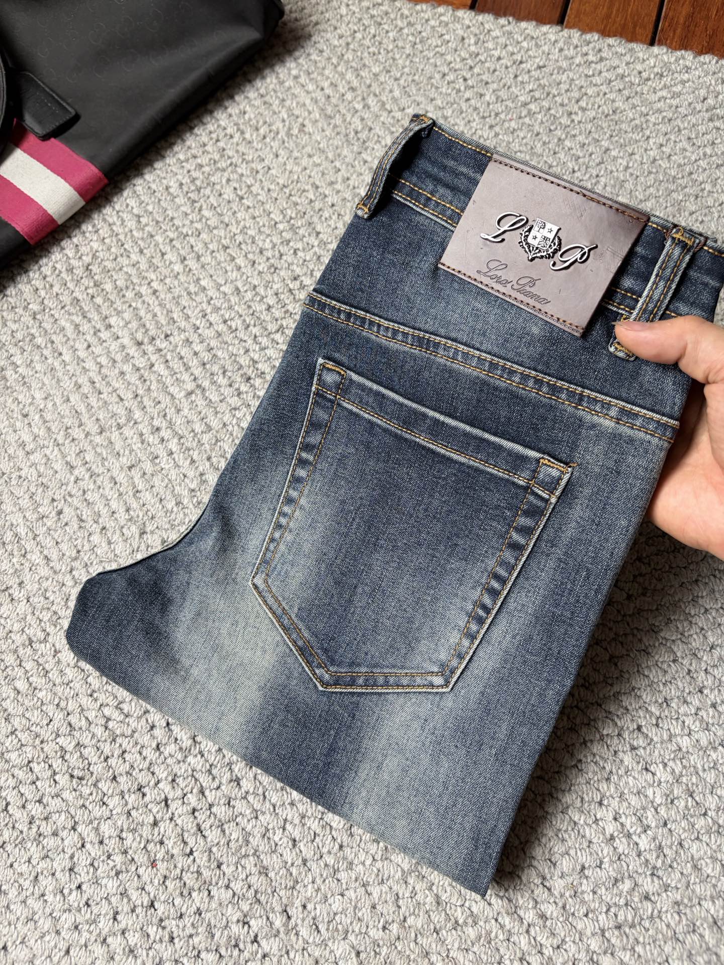 NO:913388,LG men's denim jeans, official album and poster outfit style!  High-grade imported denim raw color fabrics are supplied to customers, and the pure 13oz denim fabrics from Okayama, Japan are specially selected. Heavy-duty environmentally friendly plant enzyme washing process is used. The texture has a light retro color, which is quite beautiful and is very suitable for autumn and winter color matching. The fabric is soft and delicate after washing, but has strong bones and a slight stretch, providing an excellent comfortable experience. There is no damage from any technological elements throughout the body, retaining the purest tannin color!  The details throughout the body are perfect, exquisite and sophisticated. The latest leather label on the waist highlights the brand's characteristics. The hardware accessories, leather label and wiring all reflect the craftsmanship!  The silhouette is perfectly tailored and has excellent butt lift and slimming effect. It can be easily matched with any top in the wardrobe. It has wide compatibility and is suitable for various daily wear. The upper body is full of style. It is a must-have trousers for those who are obsessed with quality control and 1V!  Size 29-38 (not 35.37),,jeans,19860909LG 男士丹宁牛仔裤,官宣画册海报穿搭款！ 客供高级进口的丹宁原色面料,特选日本冈山纯正13oz 盎司牛仔布料,重磅环保植物酵素水洗工艺,肌理有着淡淡的复古色彩,相当漂亮,极符合秋冬的配色,面料经过水洗后柔软细腻,但筋骨感极强,且略带弹力,提供了绝佳的舒适体验,通身无任何工艺元素破坏,保留了最纯粹的丹宁本色！通身细节完美如斯,精湛且考究,最新的腰部皮标彰显了品牌特质,五金配件、皮标、走线无不体现出匠心工艺！版型剪裁完美,提臀修身效果绝佳,可轻松横扫衣橱任何的上装搭配,兼容性广泛,满足于日常各种穿搭,上身型款十足,于品质控及1V迷控者必入型裤装！ 尺码29—38（没35.37）,,jeans,,Men's clothing