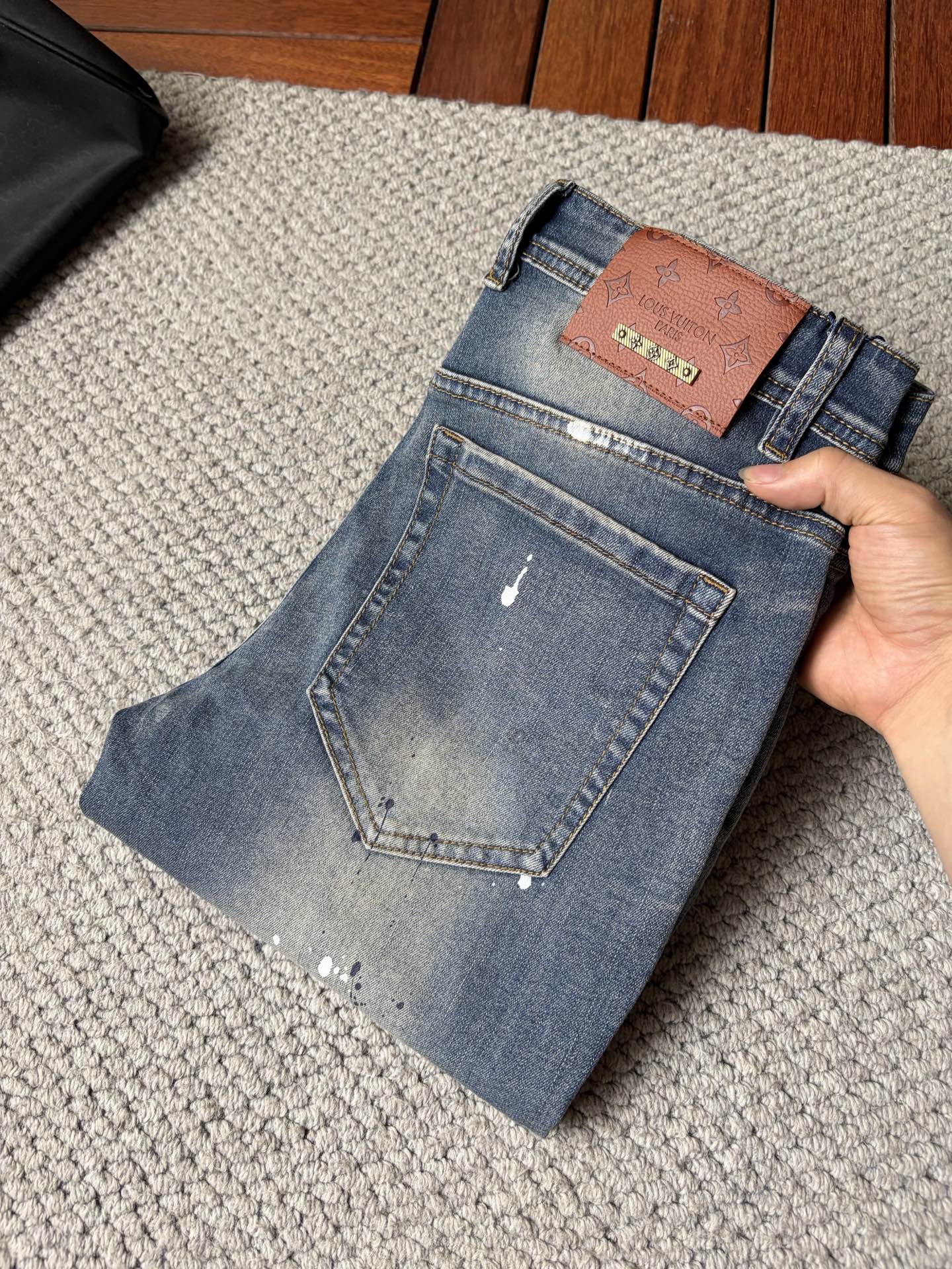 NO:913385,LV men's denim jeans, official album and poster outfit style!  High-grade imported denim raw color fabrics are supplied to customers, and the pure 13oz denim fabrics from Okayama, Japan are specially selected. Heavy-duty environmentally friendly plant enzyme washing process is used. The texture has a light retro color, which is quite beautiful and is very suitable for autumn and winter color matching. The fabric is soft and delicate after washing, but has strong bones and a slight stretch, providing an excellent comfortable experience. There is no damage from any technological elements throughout the body, retaining the purest tannin color!  The details throughout the body are perfect, exquisite and sophisticated. The latest leather label on the waist highlights the brand's characteristics. The hardware accessories, leather label and wiring all reflect the craftsmanship!  The silhouette is perfectly tailored and has excellent butt lift and slimming effect. It can be easily matched with any top in the wardrobe. It has wide compatibility and is suitable for various daily wear. The upper body is full of style. It is a must-have trousers for those who are obsessed with quality control and 1V!  Size 29-38 (not 35.37),,louis vuitton,jeans,19860909LV 男士丹宁牛仔裤,官宣画册海报穿搭款！ 客供高级进口的丹宁原色面料,特选日本冈山纯正13oz 盎司牛仔布料,重磅环保植物酵素水洗工艺,肌理有着淡淡的复古色彩,相当漂亮,极符合秋冬的配色,面料经过水洗后柔软细腻,但筋骨感极强,且略带弹力,提供了绝佳的舒适体验,通身无任何工艺元素破坏,保留了最纯粹的丹宁本色！通身细节完美如斯,精湛且考究,最新的腰部皮标彰显了品牌特质,五金配件、皮标、走线无不体现出匠心工艺！版型剪裁完美,提臀修身效果绝佳,可轻松横扫衣橱任何的上装搭配,兼容性广泛,满足于日常各种穿搭,上身型款十足,于品质控及1V迷控者必入型裤装！ 尺码29—38（没35.37）,,louis vuitton,jeans,,Men's clothing