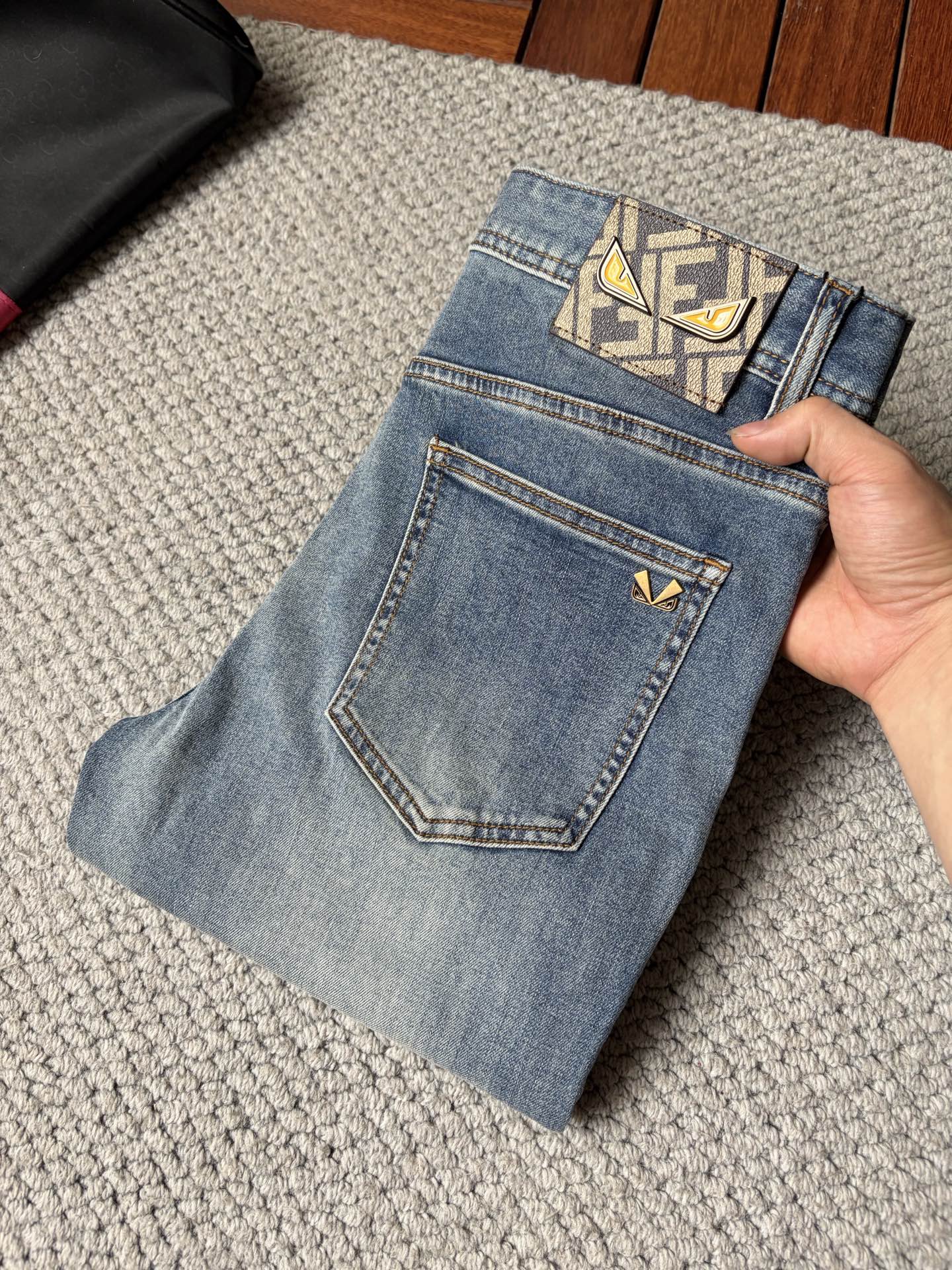 NO:913382,Fendi men's denim jeans, official album and poster outfit style!  High-grade imported denim raw color fabrics are supplied to customers, and the pure 13oz denim fabrics from Okayama, Japan are specially selected. Heavy-duty environmentally friendly plant enzyme washing process is used. The texture has a light retro color, which is quite beautiful and is very suitable for autumn and winter color matching. The fabric is soft and delicate after washing, but has strong bones and a slight stretch, providing an excellent comfortable experience. There is no damage from any technological elements throughout the body, retaining the purest tannin color!  The details throughout the body are perfect, exquisite and sophisticated. The latest leather label on the waist highlights the brand's characteristics. The hardware accessories, leather label and wiring all reflect the craftsmanship!  The silhouette is perfectly tailored and has excellent butt lift and slimming effect. It can be easily matched with any top in the wardrobe. It has wide compatibility and is suitable for various daily wear. The upper body is full of style. It is a must-have trousers for those who are obsessed with quality control and 1V!  Sizes 29-38 (not 35.37),, fendi, jeans,19860909芬迪 男士丹宁牛仔裤,官宣画册海报穿搭款！ 客供高级进口的丹宁原色面料,特选日本冈山纯正13oz 盎司牛仔布料,重磅环保植物酵素水洗工艺,肌理有着淡淡的复古色彩,相当漂亮,极符合秋冬的配色,面料经过水洗后柔软细腻,但筋骨感极强,且略带弹力,提供了绝佳的舒适体验,通身无任何工艺元素破坏,保留了最纯粹的丹宁本色！通身细节完美如斯,精湛且考究,最新的腰部皮标彰显了品牌特质,五金配件、皮标、走线无不体现出匠心工艺！版型剪裁完美,提臀修身效果绝佳,可轻松横扫衣橱任何的上装搭配,兼容性广泛,满足于日常各种穿搭,上身型款十足,于品质控及1V迷控者必入型裤装！ 尺码29—38（没35.37）,,fendi,jeans,,Men's clothing