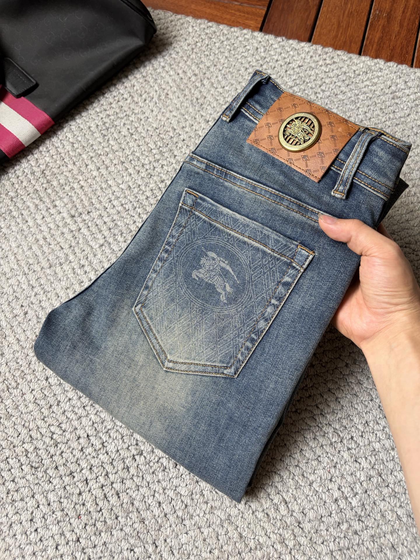 NO:913379,Burberry men's denim jeans, official album and poster style!  High-grade imported denim raw color fabrics are supplied to customers, and the pure 13oz denim fabrics from Okayama, Japan are specially selected. Heavy-duty environmentally friendly plant enzyme washing process is used. The texture has a light retro color, which is quite beautiful and is very suitable for autumn and winter color matching. The fabric is soft and delicate after washing, but has strong bones and a slight stretch, providing an excellent comfortable experience. There is no damage from any technological elements throughout the body, retaining the purest tannin color!  The details throughout the body are perfect, exquisite and sophisticated. The latest leather label on the waist highlights the brand's characteristics. The hardware accessories, leather label and wiring all reflect the craftsmanship!  The silhouette is perfectly tailored and has excellent butt lift and slimming effect. It can be easily matched with any top in the wardrobe. It has wide compatibility and is suitable for various daily wear. The upper body is full of style. It is a must-have trousers for those who are obsessed with quality control and 1V!  Size 29-38 (not 35.37),,burberry,jeans,19860909巴宝莉 男士丹宁牛仔裤,官宣画册海报穿搭款！ 客供高级进口的丹宁原色面料,特选日本冈山纯正13oz 盎司牛仔布料,重磅环保植物酵素水洗工艺,肌理有着淡淡的复古色彩,相当漂亮,极符合秋冬的配色,面料经过水洗后柔软细腻,但筋骨感极强,且略带弹力,提供了绝佳的舒适体验,通身无任何工艺元素破坏,保留了最纯粹的丹宁本色！通身细节完美如斯,精湛且考究,最新的腰部皮标彰显了品牌特质,五金配件、皮标、走线无不体现出匠心工艺！版型剪裁完美,提臀修身效果绝佳,可轻松横扫衣橱任何的上装搭配,兼容性广泛,满足于日常各种穿搭,上身型款十足,于品质控及1V迷控者必入型裤装！ 尺码29—38（没35.37）,,burberry,jeans,,Men's clothing