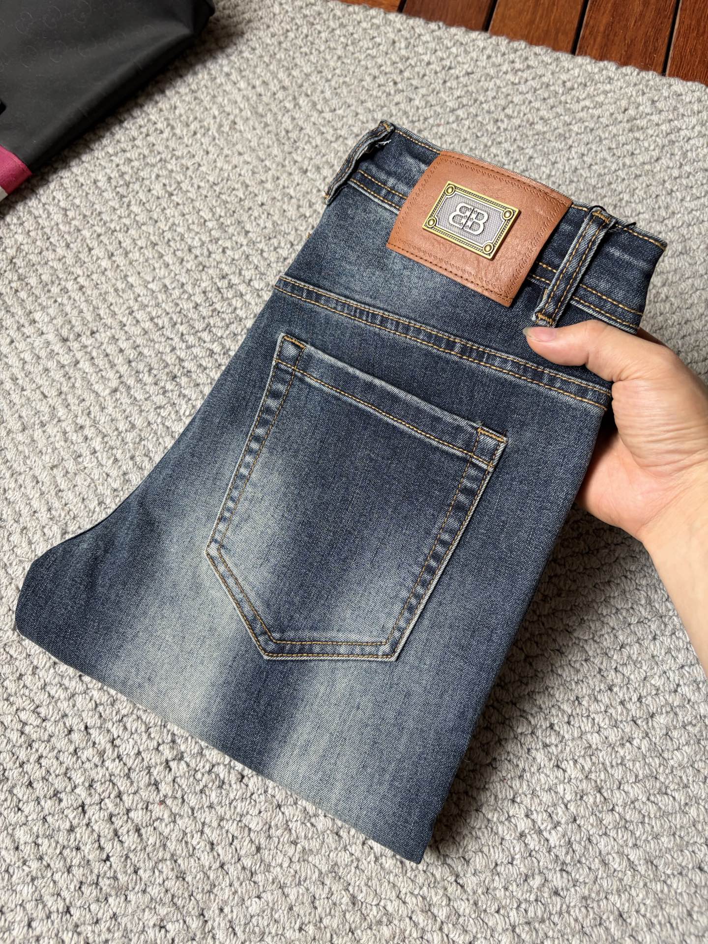 NO:913376,Paris men's denim jeans, official album and poster style!  High-grade imported denim raw color fabrics are supplied to customers, and the pure 13oz denim fabrics from Okayama, Japan are specially selected. Heavy-duty environmentally friendly plant enzyme washing process is used. The texture has a light retro color, which is quite beautiful and is very suitable for autumn and winter color matching. The fabric is soft and delicate after washing, but has strong bones and a slight stretch, providing an excellent comfortable experience. There is no damage from any technological elements throughout the body, retaining the purest tannin color!  The details throughout the body are perfect, exquisite and sophisticated. The latest leather label on the waist highlights the brand's characteristics. The hardware accessories, leather label and wiring all reflect the craftsmanship!  The silhouette is perfectly tailored and has excellent butt lift and slimming effect. It can be easily matched with any top in the wardrobe. It has wide compatibility and is suitable for various daily wear. The upper body is full of style. It is a must-have trousers for those who are obsessed with quality control and 1V!  Size 29-38 (not 35.37),,jeans,19860909巴黎 男士丹宁牛仔裤,官宣画册海报穿搭款！ 客供高级进口的丹宁原色面料,特选日本冈山纯正13oz 盎司牛仔布料,重磅环保植物酵素水洗工艺,肌理有着淡淡的复古色彩,相当漂亮,极符合秋冬的配色,面料经过水洗后柔软细腻,但筋骨感极强,且略带弹力,提供了绝佳的舒适体验,通身无任何工艺元素破坏,保留了最纯粹的丹宁本色！通身细节完美如斯,精湛且考究,最新的腰部皮标彰显了品牌特质,五金配件、皮标、走线无不体现出匠心工艺！版型剪裁完美,提臀修身效果绝佳,可轻松横扫衣橱任何的上装搭配,兼容性广泛,满足于日常各种穿搭,上身型款十足,于品质控及1V迷控者必入型裤装！ 尺码29—38（没35.37）,,jeans,,Men's clothing