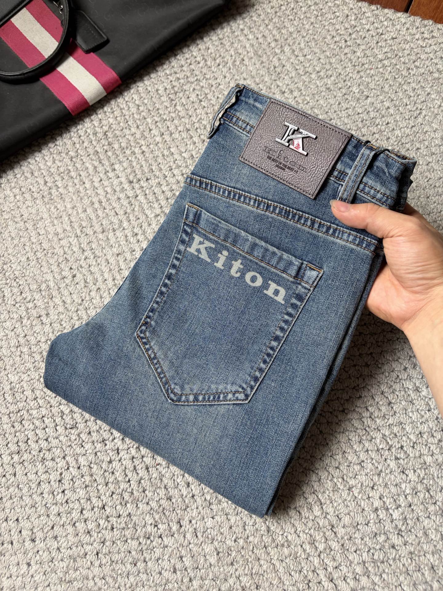 NO:913373,kit* men's denim jeans, official album and poster wear style!  High-grade imported denim raw color fabrics are supplied to customers, and the pure 13oz denim fabrics from Okayama, Japan are specially selected. Heavy-duty environmentally friendly plant enzyme washing process is used. The texture has a light retro color, which is quite beautiful and is very suitable for autumn and winter color matching. The fabric is soft and delicate after washing, but has strong bones and a slight stretch, providing an excellent comfortable experience. There is no damage from any technological elements throughout the body, retaining the purest tannin color!  The details throughout the body are perfect, exquisite and sophisticated. The latest leather label on the waist highlights the brand's characteristics. The hardware accessories, leather label and wiring all reflect the craftsmanship!  The silhouette is perfectly tailored and has excellent butt lift and slimming effect. It can be easily matched with any top in the wardrobe. It has wide compatibility and is suitable for various daily wear. The upper body is full of style. It is a must-have trousers for those who are obsessed with quality control and 1V!  Size 29-38 (not 35.37),,jeans,19860909kit*男士丹宁牛仔裤,官宣画册海报穿搭款！ 客供高级进口的丹宁原色面料,特选日本冈山纯正13oz 盎司牛仔布料,重磅环保植物酵素水洗工艺,肌理有着淡淡的复古色彩,相当漂亮,极符合秋冬的配色,面料经过水洗后柔软细腻,但筋骨感极强,且略带弹力,提供了绝佳的舒适体验,通身无任何工艺元素破坏,保留了最纯粹的丹宁本色！通身细节完美如斯,精湛且考究,最新的腰部皮标彰显了品牌特质,五金配件、皮标、走线无不体现出匠心工艺！版型剪裁完美,提臀修身效果绝佳,可轻松横扫衣橱任何的上装搭配,兼容性广泛,满足于日常各种穿搭,上身型款十足,于品质控及1V迷控者必入型裤装！ 尺码29—38（没35.37）,,jeans,,Men's clothing