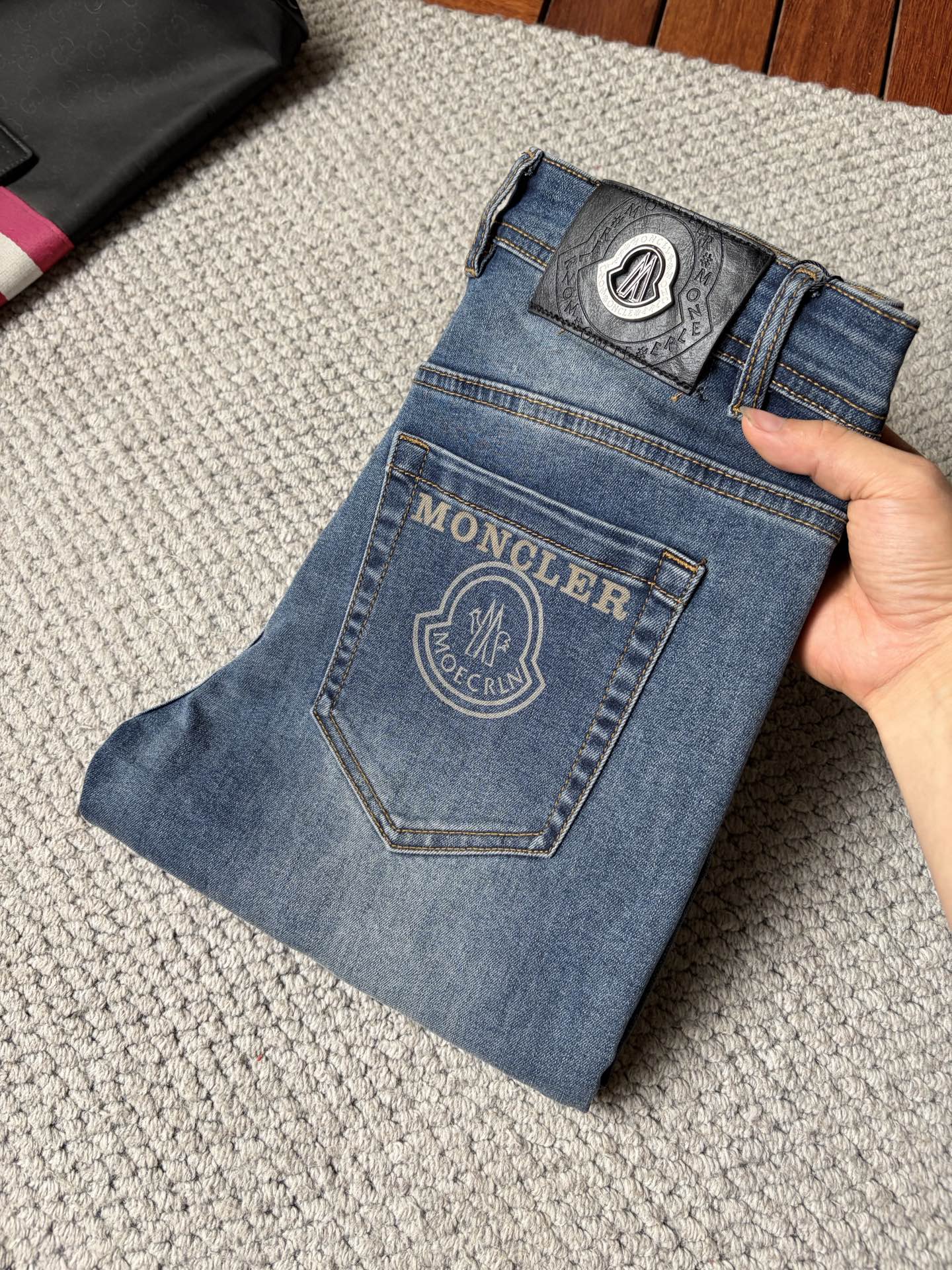NO:913370,Men's denim jeans, official album and poster outfit!  High-grade imported denim raw color fabrics are supplied to customers, and the pure 13oz denim fabrics from Okayama, Japan are specially selected. Heavy-duty environmentally friendly plant enzyme washing process is used. The texture has a light retro color, which is quite beautiful and is very suitable for autumn and winter color matching. The fabric is soft and delicate after washing, but has strong bones and a slight stretch, providing an excellent comfortable experience. There is no damage from any technological elements throughout the body, retaining the purest tannin color!  The details throughout the body are perfect, exquisite and sophisticated. The latest leather label on the waist highlights the brand's characteristics. The hardware accessories, leather label and wiring all reflect the craftsmanship!  The silhouette is perfectly tailored and has excellent butt lift and slimming effect. It can be easily matched with any top in the wardrobe. It has wide compatibility and is suitable for various daily wear. The upper body is full of style. It is a must-have trousers for those who are obsessed with quality control and 1V!  Size 29-38 (not 35.37),,Moncler,jeans,19860909蒙口 男士丹宁牛仔裤,官宣画册海报穿搭款！ 客供高级进口的丹宁原色面料,特选日本冈山纯正13oz 盎司牛仔布料,重磅环保植物酵素水洗工艺,肌理有着淡淡的复古色彩,相当漂亮,极符合秋冬的配色,面料经过水洗后柔软细腻,但筋骨感极强,且略带弹力,提供了绝佳的舒适体验,通身无任何工艺元素破坏,保留了最纯粹的丹宁本色！通身细节完美如斯,精湛且考究,最新的腰部皮标彰显了品牌特质,五金配件、皮标、走线无不体现出匠心工艺！版型剪裁完美,提臀修身效果绝佳,可轻松横扫衣橱任何的上装搭配,兼容性广泛,满足于日常各种穿搭,上身型款十足,于品质控及1V迷控者必入型裤装！ 尺码29—38（没35.37）,,Moncler,jeans,,Men's clothing
