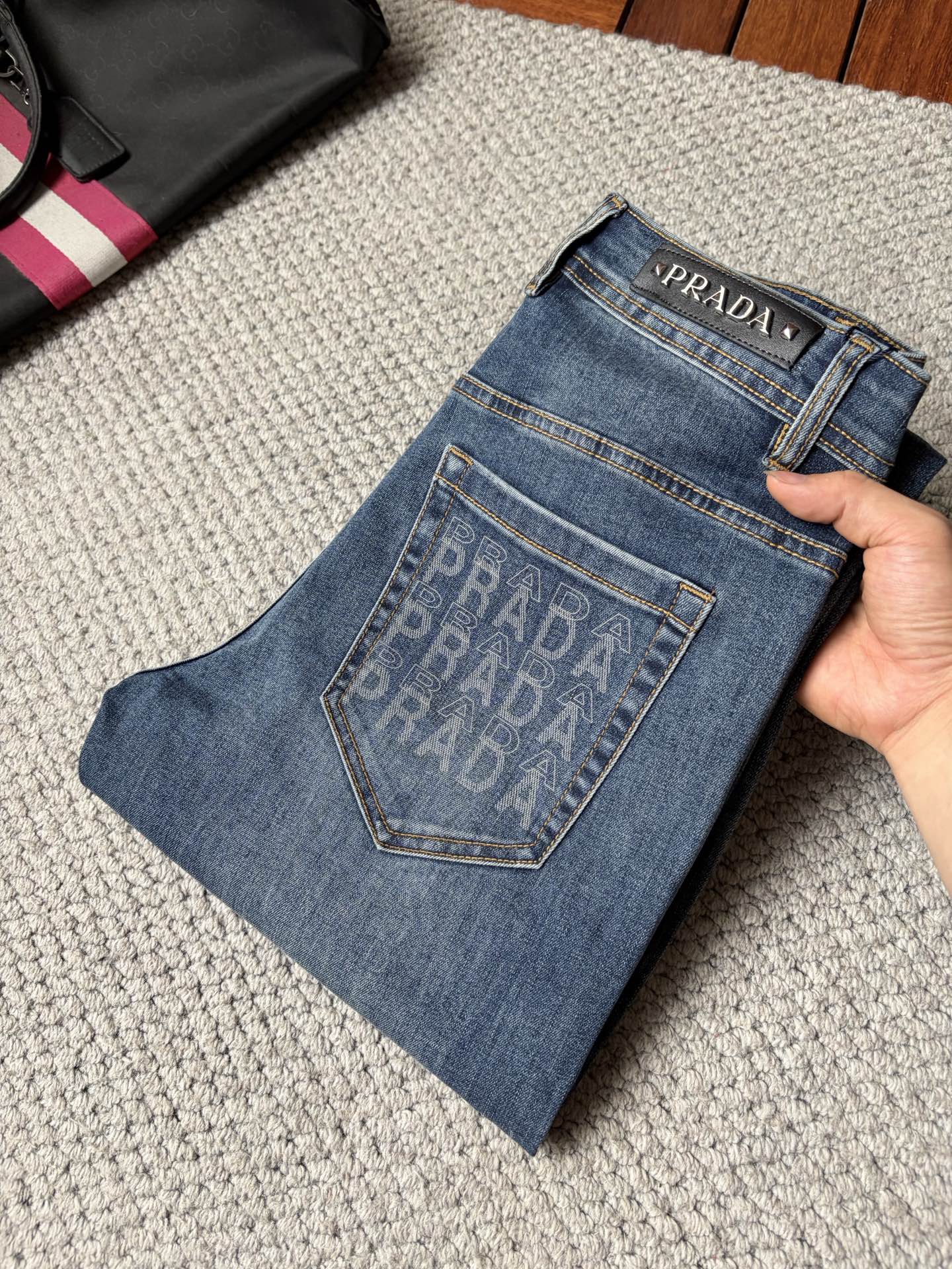 NO:913367,Pula* men's denim jeans, official album and poster style!  High-grade imported denim raw color fabrics are supplied to customers, and the pure 13oz denim fabrics from Okayama, Japan are specially selected. Heavy-duty environmentally friendly plant enzyme washing process is used. The texture has a light retro color, which is quite beautiful and is very suitable for autumn and winter color matching. The fabric is soft and delicate after washing, but has strong bones and a slight stretch, providing an excellent comfortable experience. There is no damage from any technological elements throughout the body, retaining the purest tannin color!  The details throughout the body are perfect, exquisite and sophisticated. The latest leather label on the waist highlights the brand's characteristics. The hardware accessories, leather label and wiring all reflect the craftsmanship!  The silhouette is perfectly tailored and has excellent butt lift and slimming effect. It can be easily matched with any top in the wardrobe. It has wide compatibility and is suitable for various daily wear. The upper body is full of style. It is a must-have trousers for those who are obsessed with quality control and 1V!  Size 29-38 (not 35.37),,prada,jeans,19860909普拉*男士丹宁牛仔裤,官宣画册海报穿搭款！ 客供高级进口的丹宁原色面料,特选日本冈山纯正13oz 盎司牛仔布料,重磅环保植物酵素水洗工艺,肌理有着淡淡的复古色彩,相当漂亮,极符合秋冬的配色,面料经过水洗后柔软细腻,但筋骨感极强,且略带弹力,提供了绝佳的舒适体验,通身无任何工艺元素破坏,保留了最纯粹的丹宁本色！通身细节完美如斯,精湛且考究,最新的腰部皮标彰显了品牌特质,五金配件、皮标、走线无不体现出匠心工艺！版型剪裁完美,提臀修身效果绝佳,可轻松横扫衣橱任何的上装搭配,兼容性广泛,满足于日常各种穿搭,上身型款十足,于品质控及1V迷控者必入型裤装！ 尺码29—38（没35.37）,,prada,jeans,,Men's clothing